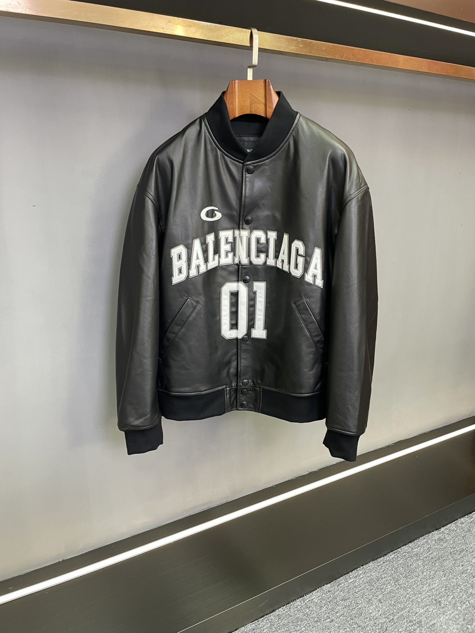 NO:772251,BLG Balenciaga's new 2026 spring and summer men's sheepskin jacket reshapes the model of style. BLG's 2026 spring and summer new men's sheepskin jacket is shockingly unveiled, and we sincerely invite you to taste it. This jacket is made of black sheepskin imported from New Zealand.  The large area of leather embroidery on the chest and back presents the Balenciaga brand LOGO. The exquisite craftsmanship makes the logo come to life. The strong visual impact shows the brand's unique pioneering attitude and fashion proposition. No matter where you are, you can become the focus of attention and easily highlight your fashion identity and personality.  This jacket cleverly combines classics and innovation. It not only retains Balenciaga's consistent avant-garde design concept, but also demonstrates its persistent pursuit of quality and fashion in details. Whether it is paired with a simple white T and jeans to create a casual and casual daily style; or lined with a delicate shirt and slim trousers for important occasions, it can be perfectly adapted and easily help you cope with different scenes. Size 48-56,,balenciaga,jeans,jackets & coats,shirts,sheepskin,Top  Customize119860909BLG 巴黎世家2026春夏新款男士羊皮夹克,重塑型格典范  BLG 2026春夏新款男士羊皮夹克震撼登场,诚邀品鉴.  此款夹克精选新西兰进口黑色羊皮,质地细腻柔软,拥有出色的柔韧性与耐磨性,不仅触感舒适,更以卓越品质彰显非凡格调.每一处纹理都诉说着自然与工艺的完美融合,为追求极致质感的您,带来无与伦比的穿着体验.  胸前以及后背大面积贴皮绣呈现巴黎世家品牌LOGO,精湛工艺让标志栩栩如生,强烈的视觉冲击,展现品牌独特的先锋态度与时尚主张,无论身处何处,皆能成为众人瞩目的焦点,轻松彰显您的时尚身份与个性品味.  这款夹克巧妙融合了经典与创新,既保留了巴黎世家一贯的先锋设计理念,又在细节之处彰显对品质与时尚的执着追求.无论是搭配简约的白T和牛仔裤,营造休闲随性的日常风格；还是内衬精致衬衫,外搭修身长裤,出席重要场合,它都能完美适配,轻松助您应对不同场景.  码数48-56,,balenciaga,jeans,jackets & coats,shirts,sheepskin,Top Customize1,Men's clothing