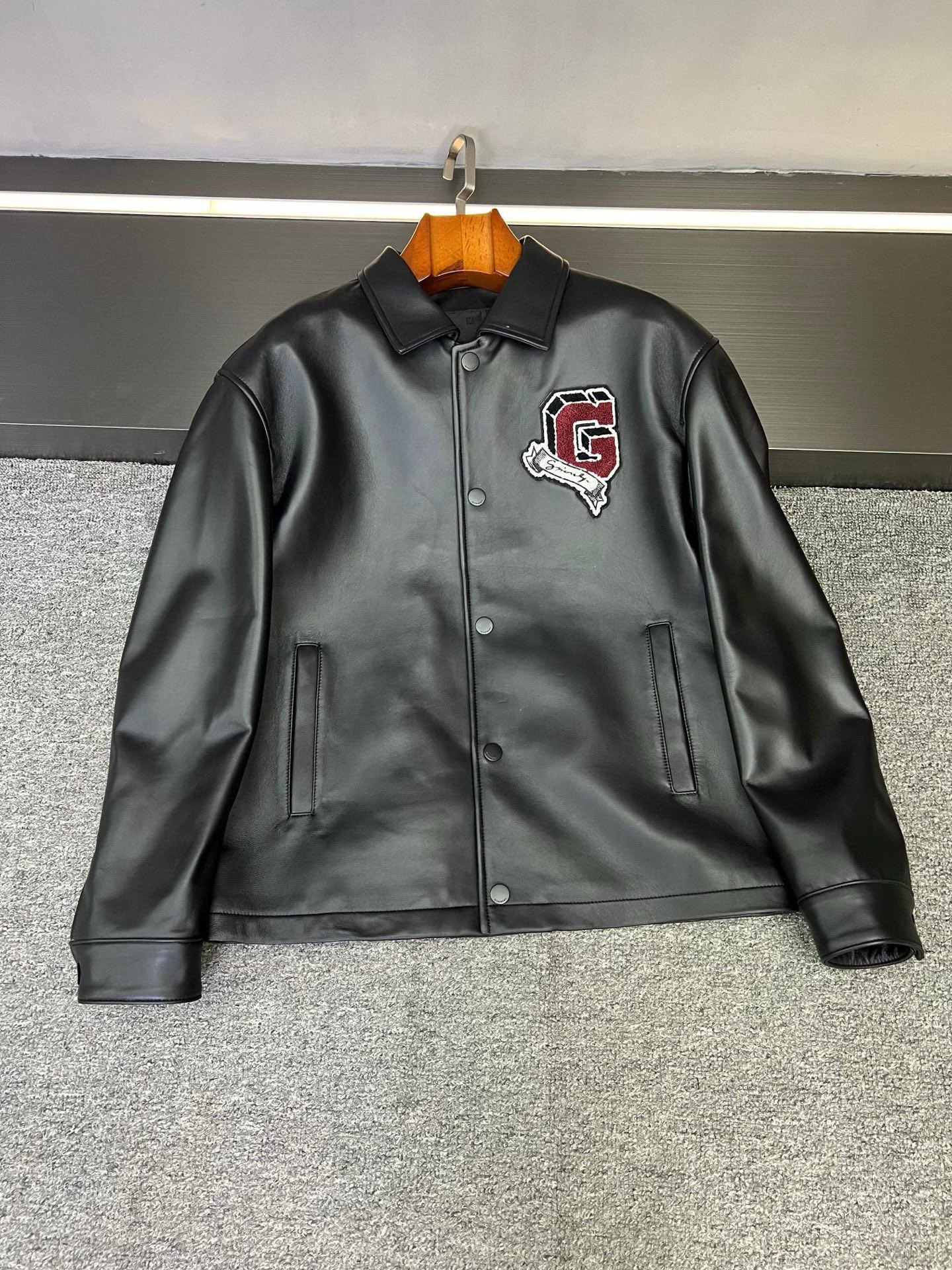 NO:772245,GICENCHY Givenchy 2026 Wang Zha | Whoever wears who’s handsome sheepskin jacket Family, Givenchy’s 26 spring and summer new men’s sheepskin jackets have made their debut, directly filling the atmosphere of autumn and winter wear!   This jacket from G is made of black sheepskin imported from New Zealand. The texture is simply invincible. When you touch it, it is delicate and soft, as if it is wrapped in clouds. Moreover, the breathability and wear resistance of sheepskin are excellent. Whether it is the cold late autumn or the bitter winter, it can accompany you to spend it warmly and handsomely.  The design of the lapel is simple and elegant, which not only modifies the neck line, but also adds a bit of casualness and toughness. When you put it on, you will instantly feel full of aura. The towel on the chest is embroidered with the initials 'G' of the Givenchy brand. It is full of details, low-key yet stylish, and inadvertently shows your unique taste. Whether it is paired with a simple white T and jeans to create a casual daily street look; or worn with a shirt and trousers for important occasions, it can be perfectly adapted and can easily hold various styles.  I have to say that Givenchy has really captured the essence of fashion this time, perfectly integrating high-end and practicality. Get this jacket and you will be the most handsome guy on the street this autumn and winter!   Size; 48-56,,givenchy,givenchy,gucci,jeans,jackets & coats,shirts,sheepskin,Top Customize119860909GICENCHY 纪梵希2026王炸|谁穿谁帅的羊皮夹克  家人们,纪梵希26年春夏新款男士羊皮夹克一登场,直接把秋冬穿搭的氛围感拉满了！  G家这款夹克选用新西兰进口的黑色羊皮,质感简直无敌.上手一摸,细腻又柔软,就像被云朵包裹住.而且羊皮的透气性和耐磨性都很出色,不管是寒冷的深秋还是凛冽的寒冬,它都能陪你温暖又帅气地度过.  翻领的设计简约大气,不仅修饰了颈部线条,还增添了几分随性与硬朗,穿上它,瞬间气场全开.胸前的毛巾绣纪梵希品牌首字母“G”,细节感满满,低调又不失格调,不经意间彰显出你的独特品味.  无论是搭配简约的白T和牛仔裤,打造休闲的日常出街look；还是内搭衬衫,配上西裤,出席重要场合,它都能完美适配,轻松hold住各种风格.  不得不说,Givenchy 这次真的拿捏住了时尚的精髓,把高级感与实用性完美融合.入手这件夹克,这个秋冬你就是街头最靓的仔！  码数；48-56,,givenchy,givenchy,gucci,jeans,jackets & coats,shirts,sheepskin,Top Customize1,Men's clothing