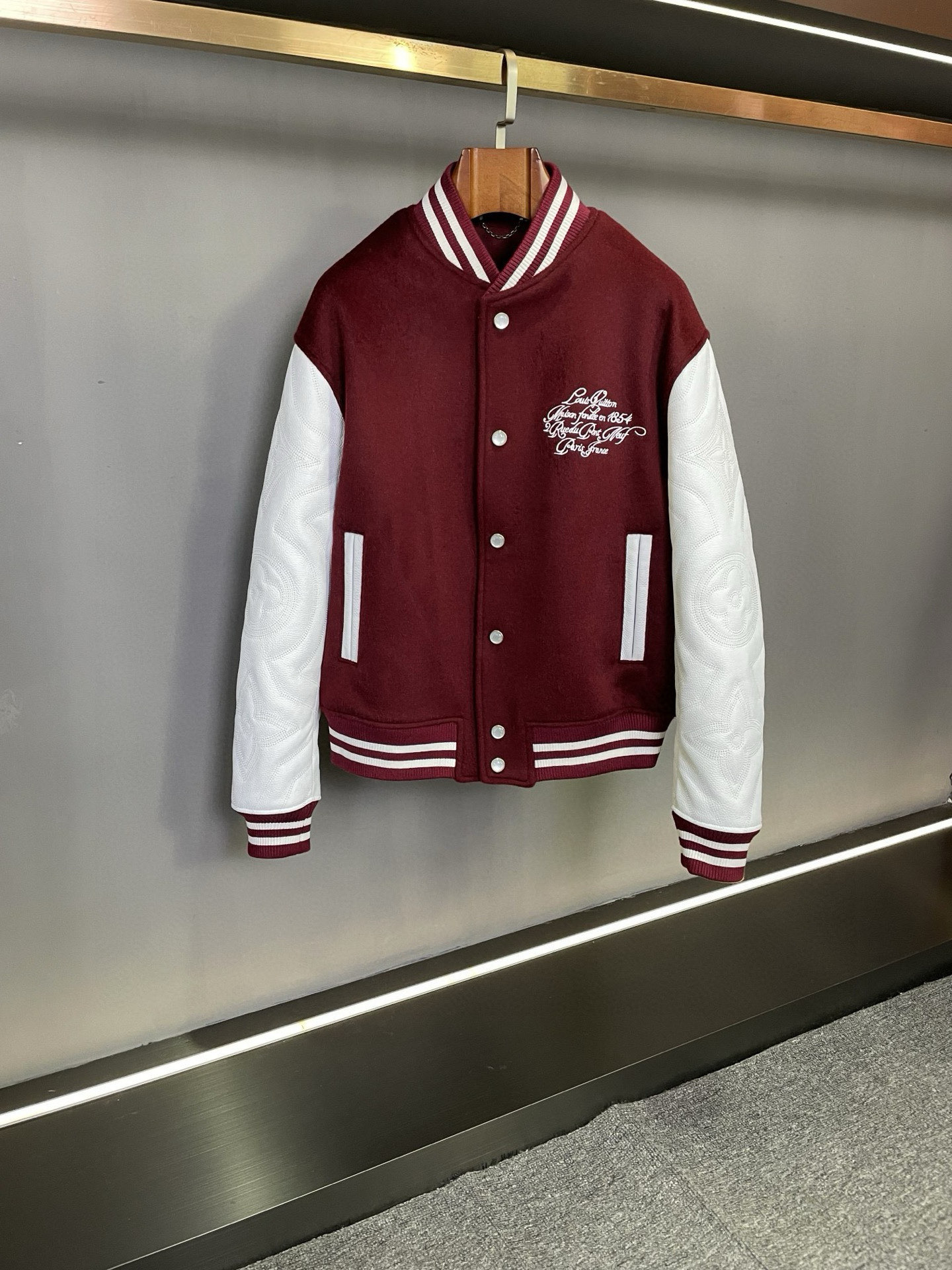 NO:772311,LV Louis Vuitton 2026 spring and summer baseball uniform for men and women | The collision of luxury and fashion. The color scheme of burgundy and milky white is like the mellowness and tranquility of autumn and winter. The main body is made of burgundy merino wool imported from Australia, which is soft and skin-friendly and has first-class warmth. The sleeves are white first-layer calfskin imported from Spain, which is stiff and stylish, highlighting quality. The exquisite Louis Vuitton LOGO embroidery on the left chest is simple yet elegant. The sleeves are heavily embroidered.  LV's classic five-flower LOGO is gorgeous and the details show the brand's charm. The pearl-engraved buttons are the finishing touch, and every opening and closing seems to tell the story of Louis Vuitton's century-old craftsmanship and luxury heritage. This LV baseball uniform is for men and women, whether it is a street fashionista or a fashionable and elegant trend-setter, it can be easily worn and becomes the focus of attention in autumn and winter. Size S-XXL, Louis Vuitton, Louis  vuitton,cowhide,Top Customize119860909LV 路易威登 2026春夏棒球服 男女同款 | 奢华与时尚的碰撞  酒红与乳白的配色,宛如秋冬的醇厚与静谧交织.主体采用澳洲进口酒红色美利奴羊毛,柔软亲肤,保暖性一流.袖子则是西班牙进口白色头层小牛皮,挺括有型,彰显品质.  左胸精致的 路易威登 LOGO 绣花,简约而不失大气.袖子上重工刺绣的 LV 经典五花 LOGO,华丽非凡,细节之处尽显品牌魅力.珍珠刻字纽扣,更是点睛之笔,每一次开合都仿佛在诉说着路易威登的百年工艺与奢华传承.  这款LV棒球服男女同款,无论是街头潮流达人,还是时尚优雅的弄潮儿,都能轻松驾驭,在秋冬季节里,成为众人瞩目的焦点.  码数 S-XXL,,louis vuitton,louis vuitton,cowhide,Top Customize1,Men's clothing
