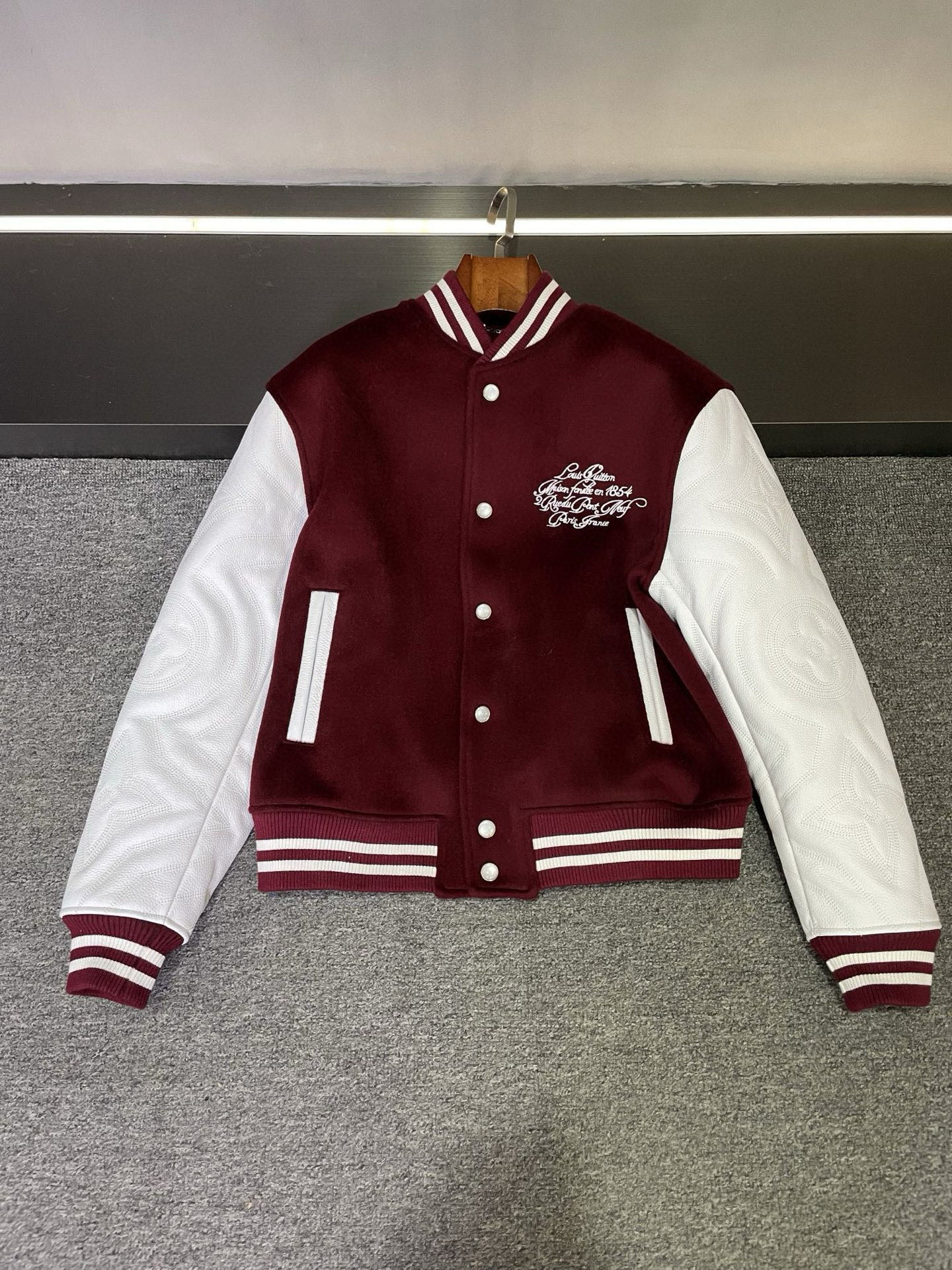 NO:773335,LV Louis Vuitton's 2026 spring and summer baseball uniforms are a new chapter in luxury fashion. The encounter between burgundy and white is like an elegant tango on the fashion stage. Wearing burgundy merino wool imported from Australia, it feels like being gently embraced by the warm autumn sun, full of warmth and texture. The sleeves of white first-layer calfskin imported from Spain are like uninhibited individual strokes, and the stiffness tells the tenacity. On the left chest, LV LOGO The embroidery blooms quietly, low-key declaring the brand's honor. As the eyes move, the classic five-flower LOGO heavily embroidered on the sleeves is like a fashionable medal, dazzling, and every stitch is embroidered with Louis Vuitton's exquisite craftsmanship. The pearl engraved buttons are like the secret language of time. With the touch of your fingertips, you can feel the luxury heritage that belongs exclusively to LV. LV This baseball uniform is suitable for both men and women. It transcends gender barriers, allowing every wearer to draw his or her own fashion legend in the autumn and winter. Size 46-54,,louis vuitton,louis vuitton,cowhide,Top Customize119860909LV 路易威登 2026春夏棒球服,奢尚新篇.  酒红与白的邂逅,宛如时尚舞台上的优雅探戈..  身著澳洲进口酒红色美利奴羊毛,仿若被秋日暖阳轻柔拥抱,温暖且质感满溢.而西班牙进口白色头层小牛皮的袖子,恰似不羁的个性笔触,挺括中诉说着坚韧.  左胸处,LV LOGO 绣花悄然绽放,低调地宣示着品牌的尊荣.目光流转,袖子上重工刺绣的经典五花 LOGO,似是时尚的勋章,夺目耀眼,每一针都绣入了路易威登的精湛匠心.珍珠刻字纽扣,宛如时光的秘语,指尖轻触,便能感知那独属于 LV 的奢华底蕴.  LV 这款棒球服,男女皆宜,它跨越性别的藩篱,让每一位穿着者都能在秋冬的画卷中,绘出属于自己的时尚传奇.  码数46-54,,louis vuitton,louis vuitton,cowhide,Top Customize1,Men's clothing