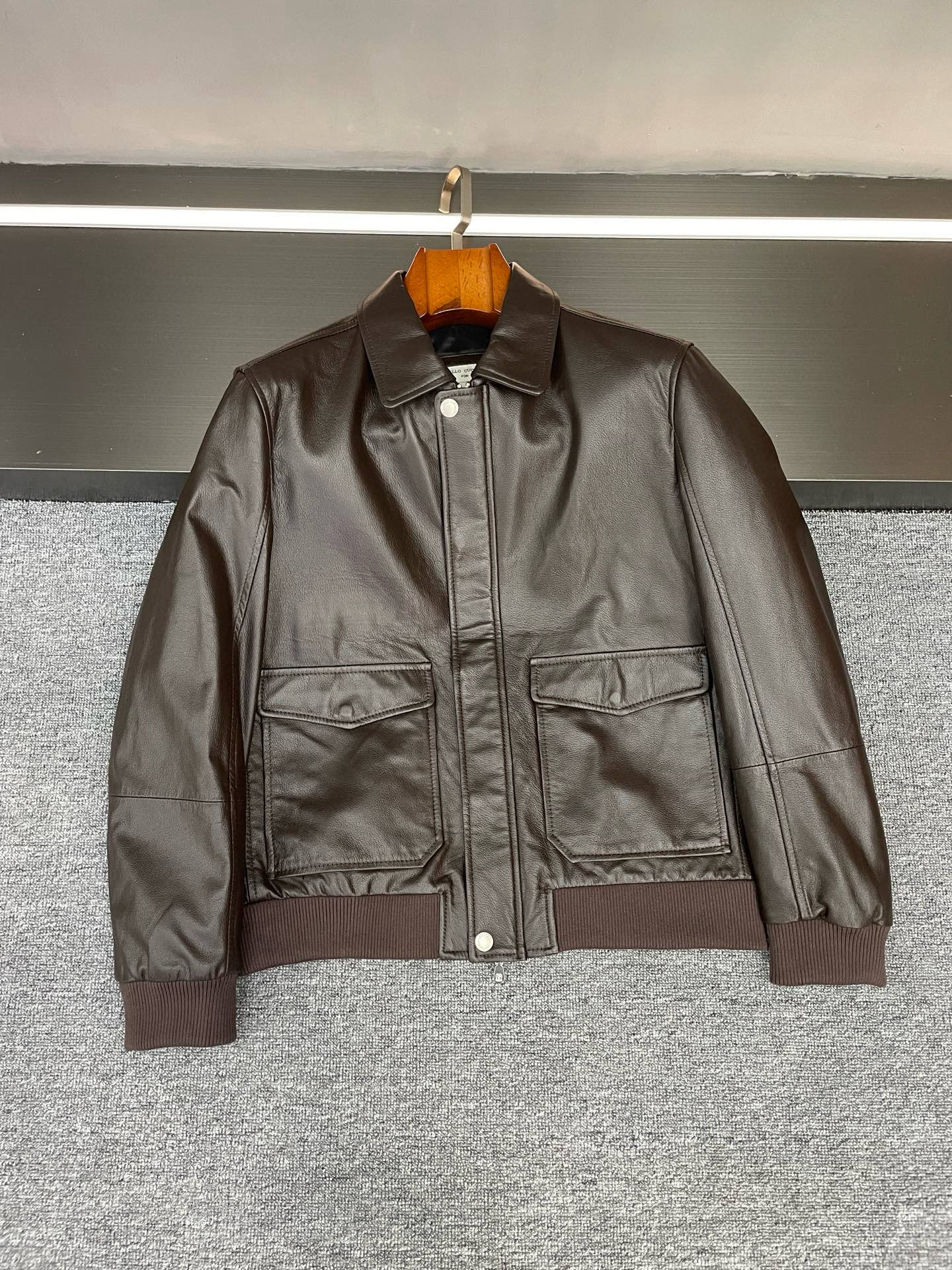 NO:772333,BC's sheepskin flight jacket welds the looseness of old money style to the body. The fabric selected by Brunello Cucinelli has always been the foundation of texture. This sheepskin flight jacket for the spring and summer of 2026, just by touching it, you will understand what 'low-key luxury' is.  The selected sheepskin imported from New Zealand is so talkative. It feels delicate and soft with a warm luster. It is not a stiff and stereotyped texture, but soft and skin-friendly that is comfortable to wear. There is no exaggerated logo, and the texture of the leather itself supports the scene. This is exactly the most charming part of the old money style - the nobility is hidden in the details, and it is unobtrusive but has its own aura.  The classic shape of the flight jacket is perfectly chosen by BC. The neat lines are not flattering to the figure, and it not only retains the casual tone of work clothes, but also incorporates the elegance of Italian tailoring, breaking the prejudice that 'flight jackets are only suitable for casual style'. When paired with a turtleneck cashmere sweater and trousers, it is a low-key elite in business situations; change to a white T-shirt and jeans, and become a relaxed man in the weekend cafe.  As the 'god in charge of old money's wardrobe', BC's ingenuity is hidden in invisible places. This jacket will become more flavorful as it wears over time, and the leather will slowly develop its own warm and moist luster. If you can truly wear it for many years, it is a hard currency worth investing in autumn and winter. Size 48-56,, brunello cucinelli, jeans, jackets & coats, sheepskin, Top Customize119860909BC这件羊皮飞行夹克,把老钱风的松弛感焊在身上 能被 Brunello Cucinelli选中的面料,从来都是质感的底气.2026春夏这件羊皮飞行夹克,光是上手摸一摸就懂什么叫“低调的奢华”. 精选的新西兰进口羊皮太有说法了,触感是那种带着温润光泽的细腻软糯,不是硬挺的刻板质感,而是贴身穿都舒服的亲肤柔软.没有浮夸的logo,全靠皮质本身的肌理感撑场面,这恰恰是老钱风最迷人的地方——贵气藏在细节里,不声张却自带气场. 飞行夹克的经典版型被BC拿捏得恰到好处.利落的线条不挑身材,既保留了工装的随性腔调,又融进了意式精裁的优雅感,打破了“飞行夹克只适合休闲风”的偏见.搭配起来更是省心内搭高领羊绒衫配西裤,是商务场合的低调精英；换件白T搭牛仔裤,又成了周末咖啡馆的松弛型男. 作为“掌管老钱衣橱的神”,BC的匠心藏在看不见的地方.这件夹克穿越久越有味道,皮质会慢慢养出独属于自己的温润光泽,真正做到一件穿多年,这才是值得投资的秋冬硬通货. 码数48-56,,brunello cucinelli,jeans,jackets & coats,sheepskin,Top Customize1,Men's clothing