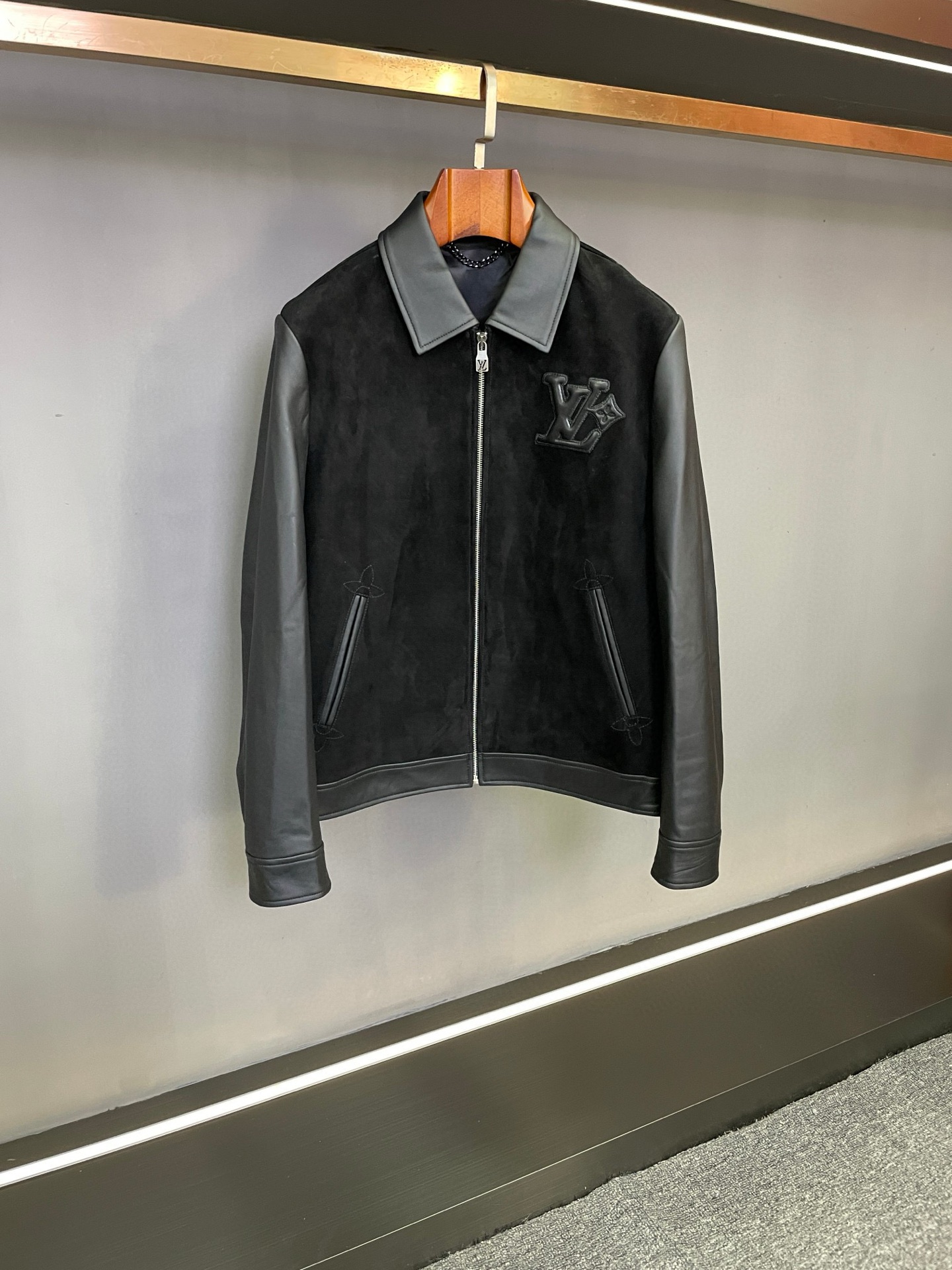 NO:773343,Louis Vuitton LV 2026 Spring and Summer Men's Sheepskin Jacket combines classic and innovative textures. Lujia's 2026 Spring and Summer Series Men's Sheepskin Jacket interprets the low-key luxury style of contemporary gentlemen with exquisite craftsmanship and iconic design. Lv  The body of this jacket is made of high-quality black suede sheepskin. The fine suede is warm to the touch and has a soft matte texture with the flow of light and shadow. It not only retains the crisp silhouette of the leather, but also gives the wearer a skin-friendly and comfortable experience. The sleeves are innovatively designed with bright sheepskin splicing. The difference in luster of the two leathers forms a distinct layer, showing the design ingenuity in the details and showing a neat aura in both movement and stillness. In terms of craftsmanship, the chest is embroidered with classic Louis Vuitton technology.  The LOGO, with fine and flat stitching, blends naturally with the leather texture, revealing brand recognition in a low-key manner; the LV leather embossing under the back collar further strengthens the brand imprint, and the indentation is clear and three-dimensional, hiding the meticulous consideration of the craftsman in every square inch.  The overall design takes into account both business and leisure scenes. The black tone is versatile and practical. The collision of materials and craftsmanship allows the item to retain the texture of classic leather goods without losing the vitality of modern design, providing a choice for men's clothing in autumn and winter that is both stylish and practical. Louis Vuitton has always paid tribute to tradition with innovation. This sheepskin jacket is a vivid interpretation of the brand spirit and is suitable for contemporary men who pursue quality and style. Size M-3XL.,,louis vuitton,louis  vuitton,louis vuitton,louis vuitton,jackets & coats,sheepskin,Top Customize119860909路易威登 LV 2026春夏男士羊皮夹克经典与创新的质感融合  驴家 2026春夏系列男士羊皮夹克,以精湛工艺与标志性设计,诠释当代绅士的低调奢华格调.  Lv 这款夹克甄选优质黑色反绒羊皮打造衣身,细腻绒面触感温润,随光影流转呈现柔和哑光质感,既保留了皮革的挺括廓形,又赋予穿着者亲肤舒适的体验.衣袖部分创新采用亮面羊皮拼接设计,两种皮质的光泽差异形成鲜明层次,于细节处彰显设计巧思,动静之间皆显利落气场.  工艺上,胸前以贴皮绣工艺呈现经典路易威登 LOGO,针脚细密平整,与皮革纹理自然融合,低调中透着品牌辨识度；后衣领下方的LV贴皮压花则进一步强化品牌印记,压痕清晰立体,将匠人的细致考量藏于方寸之间.  整体设计兼顾商务与休闲场景,黑色基调百搭实穿,材质与工艺的碰撞让单品既保有经典皮具的质感底蕴,又不失现代设计的灵动活力,为秋冬男士着装提供兼具格调与实用性的选择.  路易威登 始终以创新致敬传统,这款羊皮夹克便是品牌精神的生动演绎,适合追求品质与风格的当代男士. 码数M-3XL.,,louis vuitton,louis vuitton,louis vuitton,louis vuitton,jackets & coats,sheepskin,Top Customize1,Men's clothing