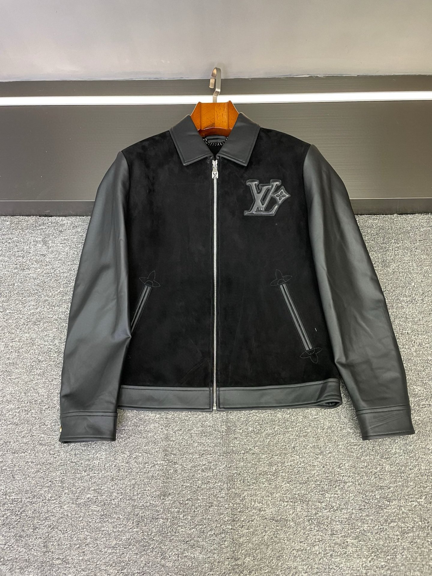 NO:773345,Among Louis Vuitton's 2026 spring and summer men's new styles, this jacket hides so much ingenuity that makes people smile. It is not deliberately noisy, but is full of texture and style in the details.  The black suede sheepskin used for the body is the kind of texture that becomes more and more stunning the more you touch it - the fine velvet feel has a warm retro atmosphere, it is just the right softness when worn next to the body, and the black tone exudes a calm aura. Even for daily wear, it has a quiet sense of luxury.  The bright sheepskin splicing on the sleeves is the finishing touch. The luster of the two leathers echoes each other in the light and shadow. The softness of the suede and the sharpness of the shiny collide to create a subtle sense of layering. The details change as you move around, hiding an unobtrusive fashionable attitude. The LV on the chest  The LOGO uses the leather embroidery process, and the stitching is so fine that it looks like it grows naturally on the leather. It is not eye-catching but can withstand fine products; the leather embossing under the back collar is even more low-key. The logo that is inadvertently revealed when you raise your hand and turn around is a tacit understanding that only those who understand can get it. When boys wear it, whether it is casual with casual pants or neat with trousers, they can wear it with their own style. This kind of design that hides exquisiteness in daily life is probably Lv  What a fascinating place~ Size M-3XL,,louis vuitton,louis vuitton,jackets & coats,sheepskin,Top Customize119860909路易威登 LV 2026春夏的男士新款里,这件夹克藏着太多让人会心一笑的巧思.它不刻意喧哗,却在细节里写满了质感与格调.  身子用的黑色反绒羊皮,是那种越触摸越觉惊艳的质地——细腻的绒感带着温润的复古气息,贴身穿是恰到好处的柔软,黑色调又透着沉稳气场,哪怕是日常穿着,也自带不动声色的高级感.  而袖子的亮面羊皮拼接,堪称点睛之笔.两种皮质的光泽在光影里交相呼应,反绒的柔和与亮面的利落碰撞出微妙的层次感,走动间的细节变化,藏着不张扬的时髦态度.  胸前的 LV LOGO用了贴皮绣工艺,针脚细密得像自然生长在皮质上,不抢眼却经得起细品；后衣领下方的贴皮压花更是低调的用心,抬手转身时不经意露出的标识,是懂的人才能get到的默契.  男生穿它,无论是搭休闲裤的随性,还是配西裤的利落,都能穿出属于自己的型格.这种把精致藏在日常里的设计,大概就是Lv 让人着迷的地方吧～  码数M-3XL,,louis vuitton,louis vuitton,jackets & coats,sheepskin,Top Customize1,Men's clothing