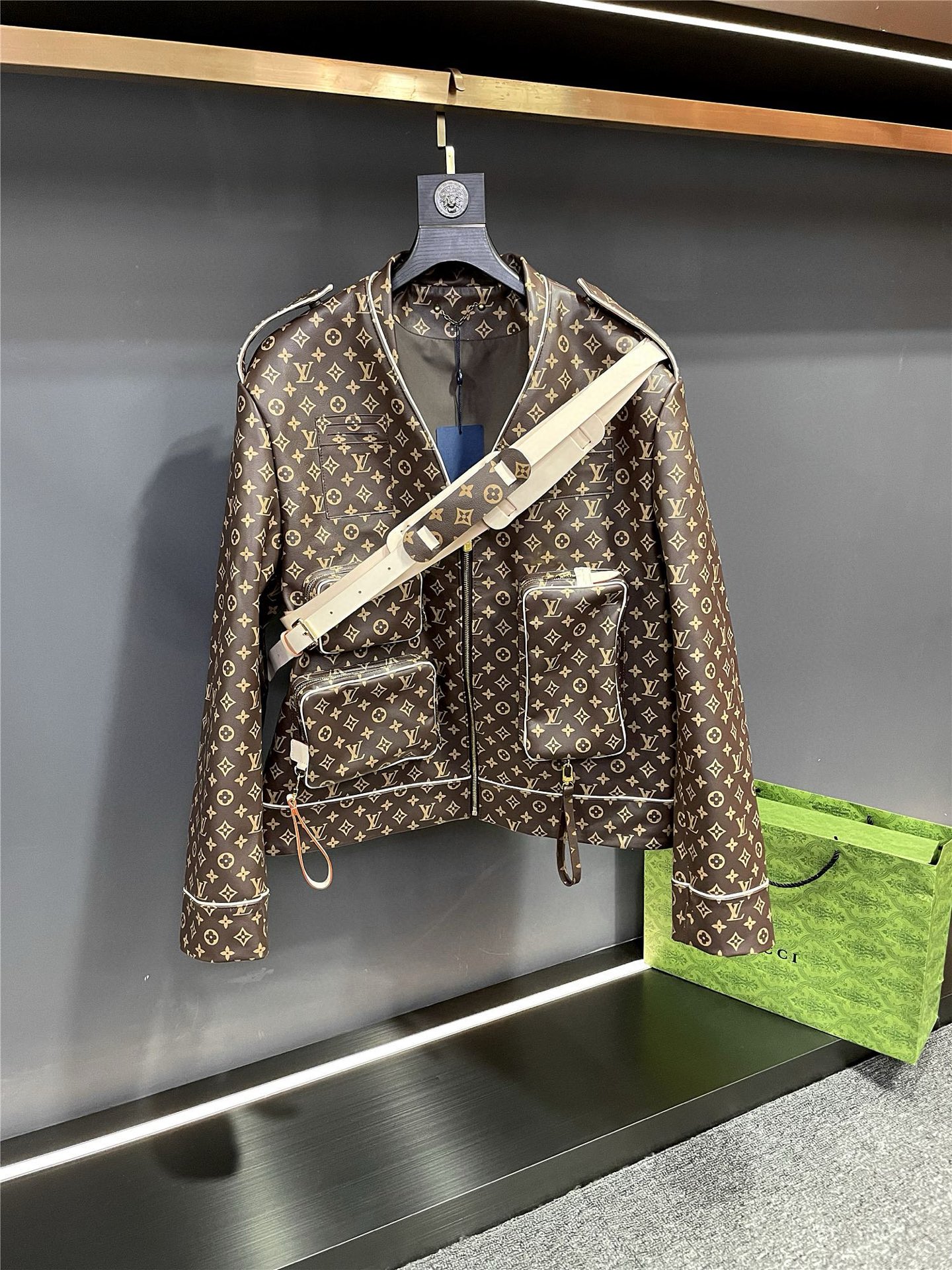 NO:773078,Louis Vuitton L V. 2026 spring and summer new men's leather jacket makes a shocking debut!   This season, Louis Vuitton once again demonstrates its excellent design and exquisite craftsmanship, bringing a unique fashion masterpiece to men. This jacket is made of brown first-layer calfskin imported from Spain. It is of high quality and has a delicate touch, highlighting its luxurious quality. The classic LV five-flower print is an eternal symbol of the brand's charm. Three bags of different sizes are irregularly inlaid on the front, which is unique, and there is a large LV on the back.  The bag inlay adds to the overall sense of fashion and practicality. The three cowhide straps run from the shoulders to the waist, as if four LV bags are cleverly integrated into it, with unique creativity and personality. The special V-neck design adds a unique charm to the overall shape, showing the coolness and uninhibitedness of men. This is not only a jacket, but also a perfect combination of fashion and quality. It is an excellent choice for you to show your personal style and taste. Louis Vuitton  2026 spring and summer new men's cowhide jacket, leading the fashion trend and achieving extraordinary charm. Size S-3XL,,louis vuitton,louis vuitton,jackets & coats,cowhide,Top Customize119860909路易威登 L V.2026春夏新款男士牛皮外套,震撼登场！  本季,路易威登再度展现其卓越的设计与精湛的工艺,为男士们带来一款独具魅力的时尚佳作.  这款外套精选西班牙进口棕色头层小牛皮,材质上乘,触感细腻,彰显奢华品质.经典的 LV 五花印花,是品牌魅力的永恒象征.  前幅三个大小不一的包包不规则镶嵌,独具匠心,后背一个大 LV 包镶嵌,增添整体的时尚感与实用性.三条牛皮包带从肩膀贯穿到腰部,仿佛将四个 LV 包包巧妙地融入其中,独具创意与个性.  特殊的 V 领设计,更是为整体造型增添了一份独特的魅力,展现出男士的酷帅与不羁.  这不仅是一件外套,更是时尚与品质的完美结合,是您展现个人风格与品味的绝佳选择.  路易威登 2026春夏新款男士牛皮外套,引领时尚潮流,成就非凡魅力. 码数 S-3XL,,louis vuitton,louis vuitton,jackets & coats,cowhide,Top Customize1,Men's clothing