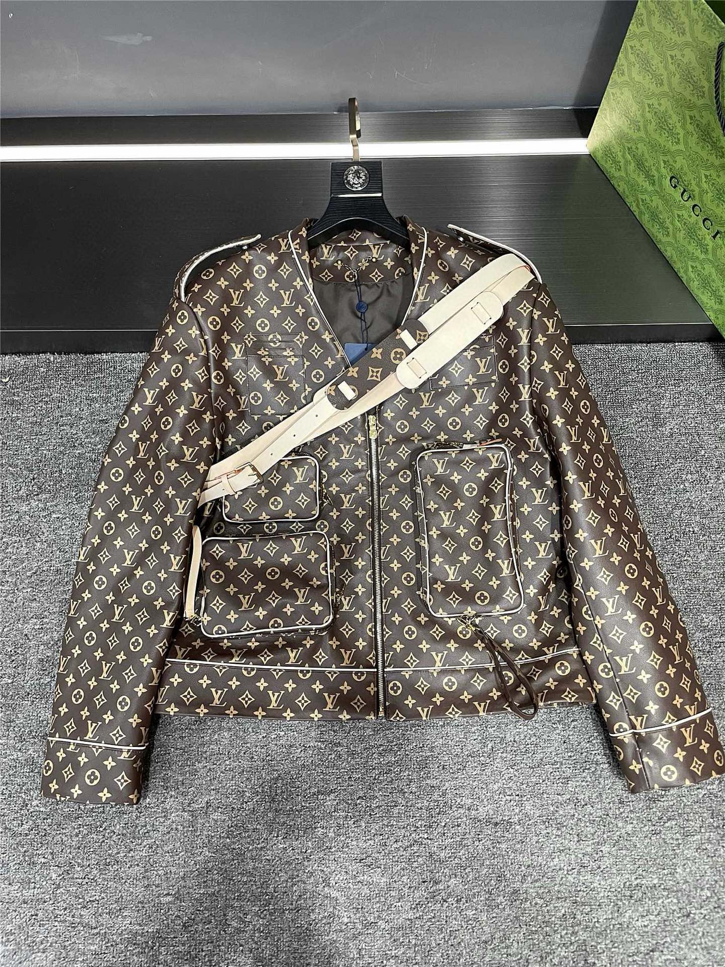 NO:773083,Louis Vuitton LV 2026 spring and summer new men's cowhide jacket tiling details. This jacket is made of brown first-layer calfskin imported from Spain. The texture is first-class, soft and comfortable to the touch. And LV's classic five-flower print is its unique symbol, highlighting luxury and quality. Three bags of different sizes are irregularly inlaid on the front, and there is a large LV bag on the back. Plus three cowhide straps run from the shoulders to the waist, as if they are carried on the body.  4 LV bags, this unique design is simply amazing!   And the special V-neck design makes the overall look more unique and cool!   I have to say that Louis Vuitton's design this season is really original, perfectly integrating fashion and practicality. If you are looking for a men's jacket that can show your personality and taste, then this Louis Vuitton is definitely your ideal choice. I believe that when you wear it, you will definitely become the most dazzling presence on the street!   Size S-3XL,,louis vuitton,louis vuitton,jackets & coats,cowhide,Top Customize119860909路易威登 LV 2026春夏新款男士牛皮外套 平铺细节图  这款外套采用的是西班牙进口棕色头层小牛皮,质感那叫一个一流,触摸起来柔软又舒适.  而 LV 经典的五花印花更是其独特的标志,彰显着奢华与品质.  前幅三个大小不一的包包不规则镶嵌,后背还有一个大 LV 包镶嵌,再加上三条牛皮包带从肩膀贯穿到腰部,仿佛身上携带了 4 个 LV 包包,这独特的设计简直太绝了！  还有那特殊的 V 领设计,让整体造型更加别致,酷毙了！  不得不说,Lv这一季的设计真的是独具匠心,将时尚与实用完美融合.  如果您正在寻找一款能够展现个性与品味的男士外套,那么这款路易威登绝对是您的理想之选.相信穿上它的您,一定会成为街头最耀眼的存在！  码数 S-3XL,,louis vuitton,louis vuitton,jackets & coats,cowhide,Top Customize1,Men's clothing