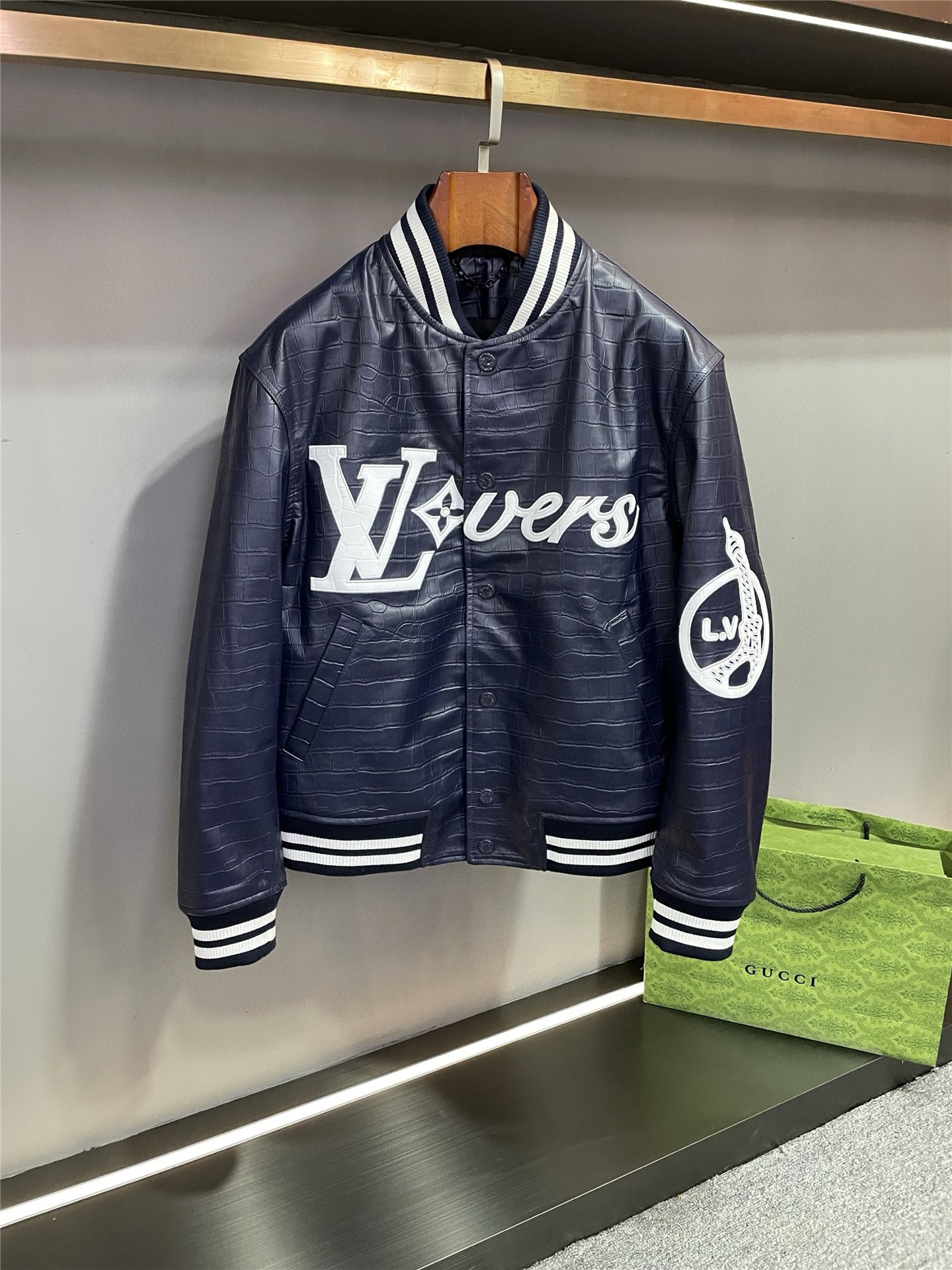NO:772317,LV Louis Vuitton's 2026 new spring and summer men's cowhide embossed leather jacket LV has always led the trend with its excellent quality and innovative design. This time, Louis Vuitton's 26 new models are shockingly unveiled, presenting you with a unique dark blue crocodile pattern embossed cowhide jacket.  This jacket is made of top-grade cowhide material, with realistic crocodile patterns carefully pressed, showing a luxurious texture. Its deep blue tone is like the bright stars in the night sky, deep and charming. The unique blue and white contrast thread design not only adds visual layering, but also shows fashion agility and vitality. The eye-catching LV logo on the chest and left shoulder  Leather embroidery shows the nobility and uniqueness of the brand with exquisite craftsmanship, becoming the focus of attention. Whether it is on the streets of a bustling city or in an elegant social occasion, Louis Vuitton's 26 new dark blue crocodile pattern embossed cowhide jacket will be your best choice to show your personality and taste. It is not only a piece of clothing, but also a lofty pursuit of fashion, and is your perfect companion to show your outstanding style. Size M-4XL,, louis vuitton, louis  vuitton,jackets & coats,leather jacket,cowhide,Top Customize119860909LV 路易威登2026春夏新款男士牛皮压花皮衣 LV始终以其卓越的品质和创新的设计引领潮流风尚.今次,路易威登 26新款震撼登场,为您呈现一款独具魅力的深蓝色鳄鱼纹压花牛皮外套.  这款外套选用顶级的牛皮材质,精心压制出逼真的鳄鱼纹,尽显奢华质感.其深邃的蓝色调,宛如夜空中的璀璨星辰,深邃而迷人.  独特的蓝白撞色螺纹设计,不仅增添了视觉上的层次感,更展现出时尚的灵动与活力.而胸前和左肩醒目的 LV 标志 LOGO 贴皮绣,以精湛工艺展现品牌的尊贵与独特,成为瞩目的焦点.  无论是在繁华都市的街头,还是在高雅的社交场合,路易威登 26新款深蓝色鳄鱼纹压花牛皮外套都将是您彰显个性与品味的不二之选.它不仅仅是一件服装,更是一种对时尚的崇高追求,是您展现卓越风采的完美伴侣.  码数M-4XL,,louis vuitton,louis vuitton,jackets & coats,leather jacket,cowhide,Top Customize1,Men's clothing