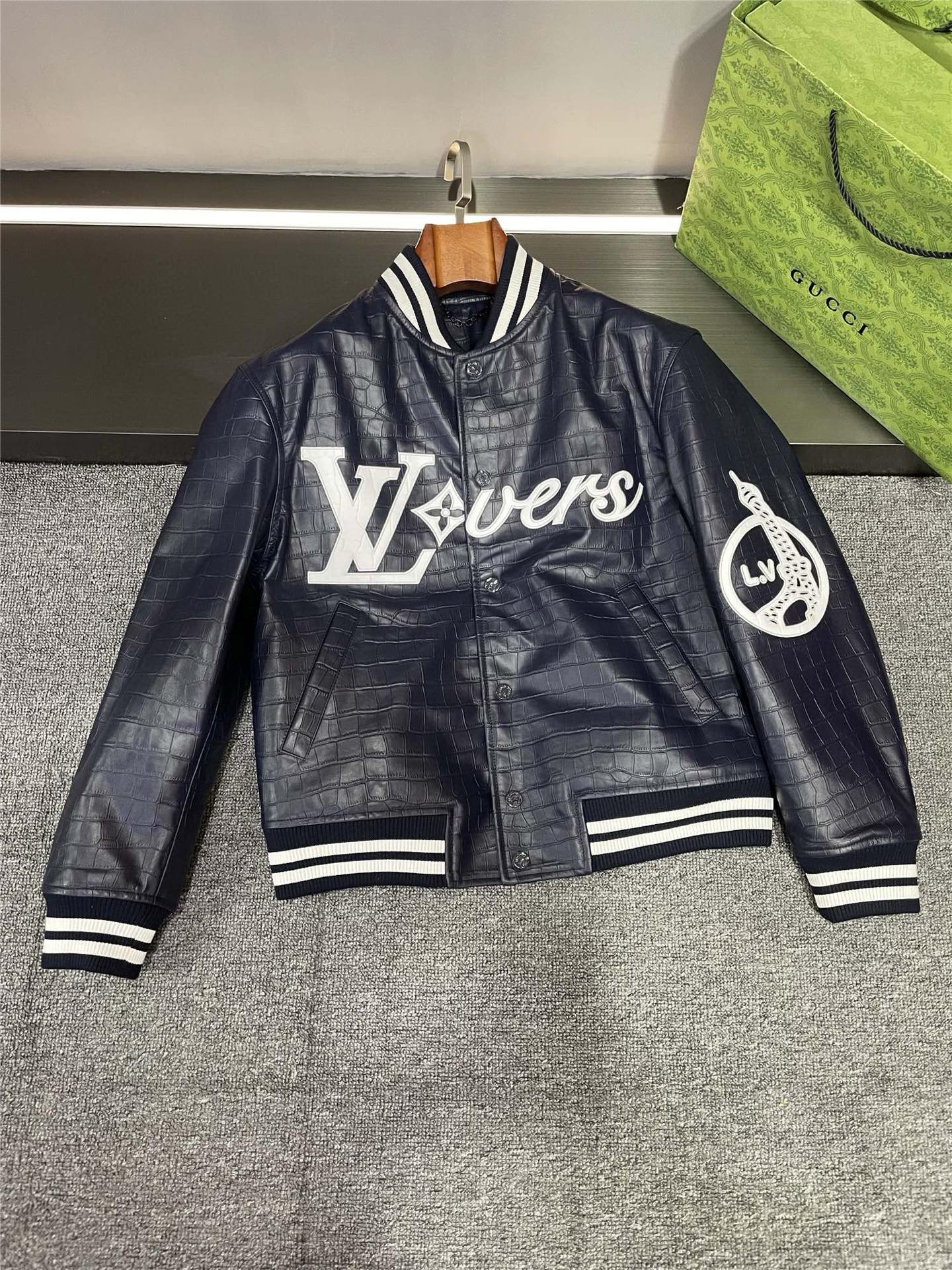 NO:772324,LV 2026 new men’s cowhide leather jacket is simply amazing to me!  Every detail of the tiled detail picture is so perfectly depicted. The dark blue crocodile pattern embossed cowhide jacket is full of texture!  Blue and white contrasting threads, fashionable and unique!  There are also ultra-delicate LV logo embroideries on the chest and left shoulder, which are simply stunning!  I really love misfortune!  Size M-3XL,,louis vuitton,jackets & coats,leather jacket,cowhide,Top Customize119860909LV 2026 新款男士牛皮皮衣 简直惊艳到我啦！平铺细节图每个细节都刻画的如此完美那深蓝色鳄鱼纹压花牛皮外套,质感爆棚！蓝白撞色螺纹,时尚又独特！还有胸前和左肩超精致的 LV 标志 LOGO 贴皮绣,简直美炸了！我真的爱惨啦！ 码数M-3XL,,louis vuitton,jackets & coats,leather jacket,cowhide,Top Customize1,Men's clothing