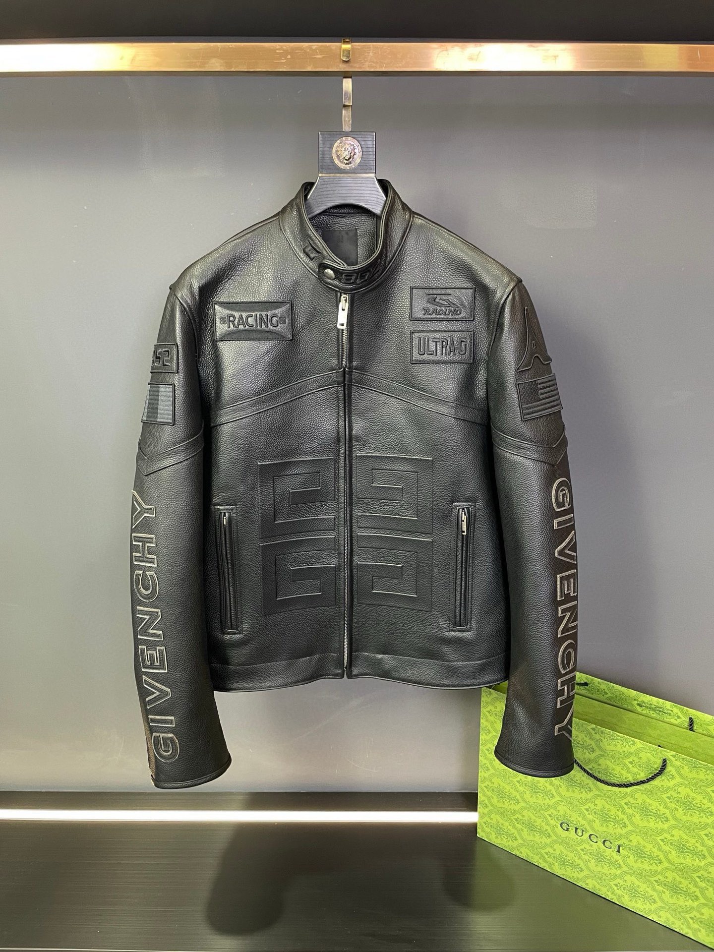 NO:773071,P Givenchy GIVENCHY 2026 spring and summer new cowhide motorcycle clothing, same style for men and women. Strong arrival GIVENCHY launches a new cowhide motorcycle clothing in the 2026 spring and summer series, shocking the fashion world with its excellent quality and exquisite craftsmanship. Givenchy's motorcycle clothing is carefully made of imported first-layer cowhide. The leather is soft and tough, and the texture is natural and delicate, highlighting the luxurious texture of the top material. The predecessor uses embossing technology to outline the  The GIVENCHY giant brand LOGO is eye-catching and unique, instantly attracting everyone's attention. Various embroidery seals are plastered all over the body, and the details are full of delicacy and care. The GIVENCHY words embroidered on both sides of the sleeves are simple yet grand, adding a sense of sophistication to the overall look. The back also uses a large area of embroidery technology, with exquisite patterns and smooth lines, showing Givenchy's ultimate pursuit of craftsmanship. Givenchy 2026  The new autumn and winter cowhide motorcycle clothing combines fashion elements with high-end quality, making it an ideal choice for fashionable people who pursue individuality and quality. Size M-3XL,,givenchy,givenchy,cowhide,Top Customize119860909P 纪梵希 GIVENCHY 2026春夏新品牛皮机车服 男女同款.强势来袭 GIVENCHY在 2026年春夏系列中推出全新牛皮机车服,以其卓越品质和精湛工艺震撼时尚界.  纪梵希这款机车服采用进口头层牛皮精心打造,皮质柔软坚韧,纹理自然细腻,彰显出顶级材质的奢华质感.前身运用压花工艺,勾勒出 GIVENCHY 巨型品牌 LOGO,醒目而独特,瞬间吸引众人目光.  各种绣章贴满全身,细节之处尽显精致与用心.袖子两侧刺绣的 GIVENCHY 字样,简约而不失大气,为整体造型增添一份精致感.而后背同样采用大面积绣花工艺,图案精美,线条流畅,展现出纪梵希对工艺的极致追求.  Givenchy 2026 年秋冬新款牛皮机车服,融合了时尚元素与高端品质,是追求个性与品质的时尚人士的理想之选. 码数M-3XL,,givenchy,givenchy,cowhide,Top Customize1,Men's clothing