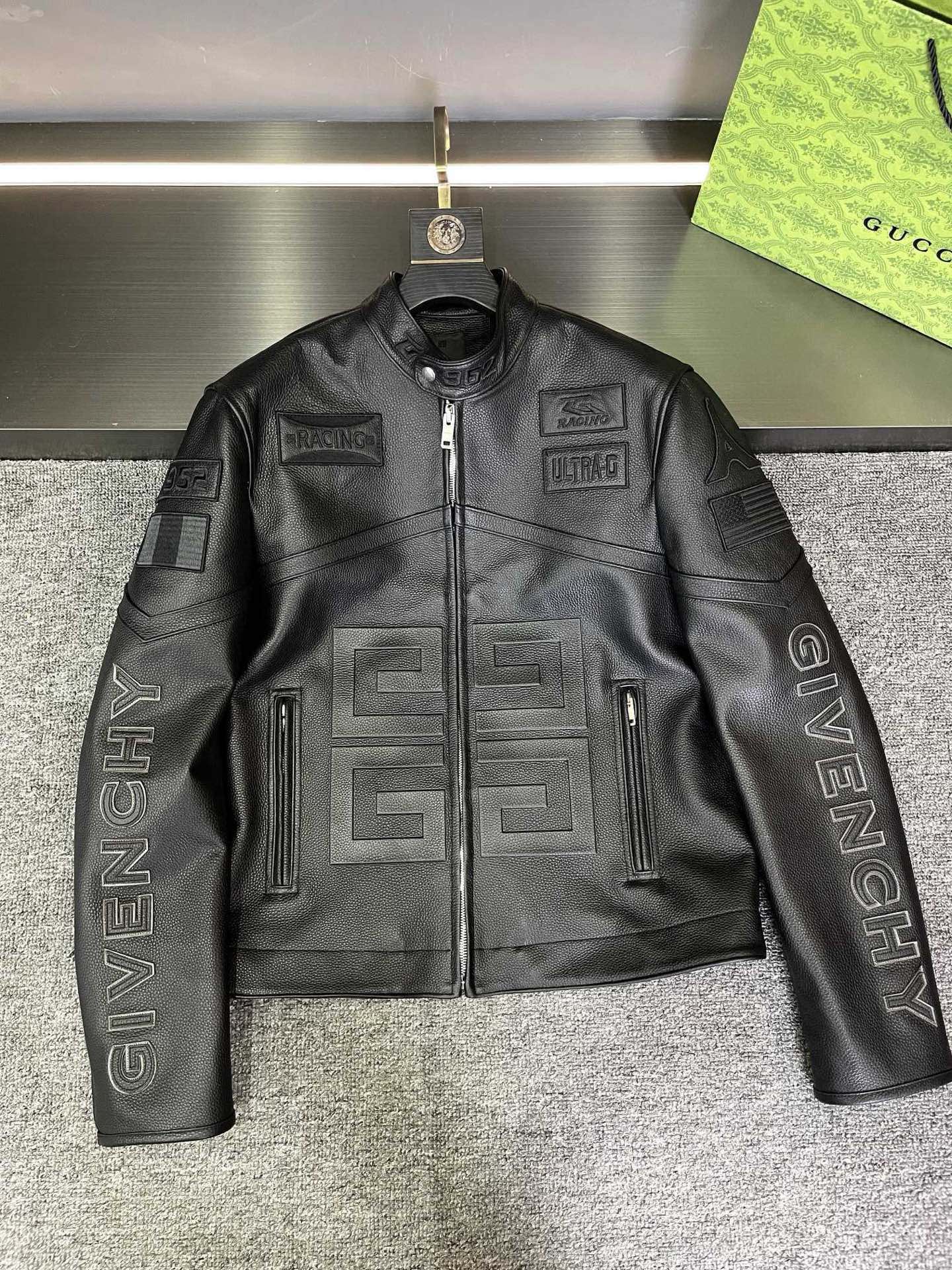 NO:773074,P The tiling details of the new GIVENVHY 2026 cowhide motorcycle suit. First of all, it is made of selected first-layer cowhide imported from Spain. The texture is simply amazing!   The embossing process on the front is amazing, outlining the giant Givenchy brand LOGO, which is grand and unique. There are also various embroidery badges all over the body, each of which is extremely exquisite. The GIVENCHY words embroidered on both sides of the sleeves are full of details. The back also has a large area of ​​embroidery technology, which is exquisite. A motorcycle jacket like Givenchy is really the perfect combination of fashion and quality. Whoever wears it will love it.  Size M-3XL,,givenchy,givenchy,cowhide,Top Customize119860909P 纪梵希 GIVENVHY 2026新款牛皮机车服的平铺细节图  首先,它是由精选西班牙进口头层牛皮打造的哦,这质感简直绝了！  前身的压花工艺太惊艳了,勾勒出 纪梵希 巨型品牌 LOGO,大气又独特.还有那遍布全身的各种绣章,每一个都精致无比.  袖子两侧刺绣的 GIVENCHY 字样,细节满满.后背同样有着大面积的绣花工艺,精美绝伦.  纪梵希这样的机车服,真的是时尚与品质的完美结合 谁穿谁爱 码数M-3XL,,givenchy,givenchy,cowhide,Top Customize1,Men's clothing