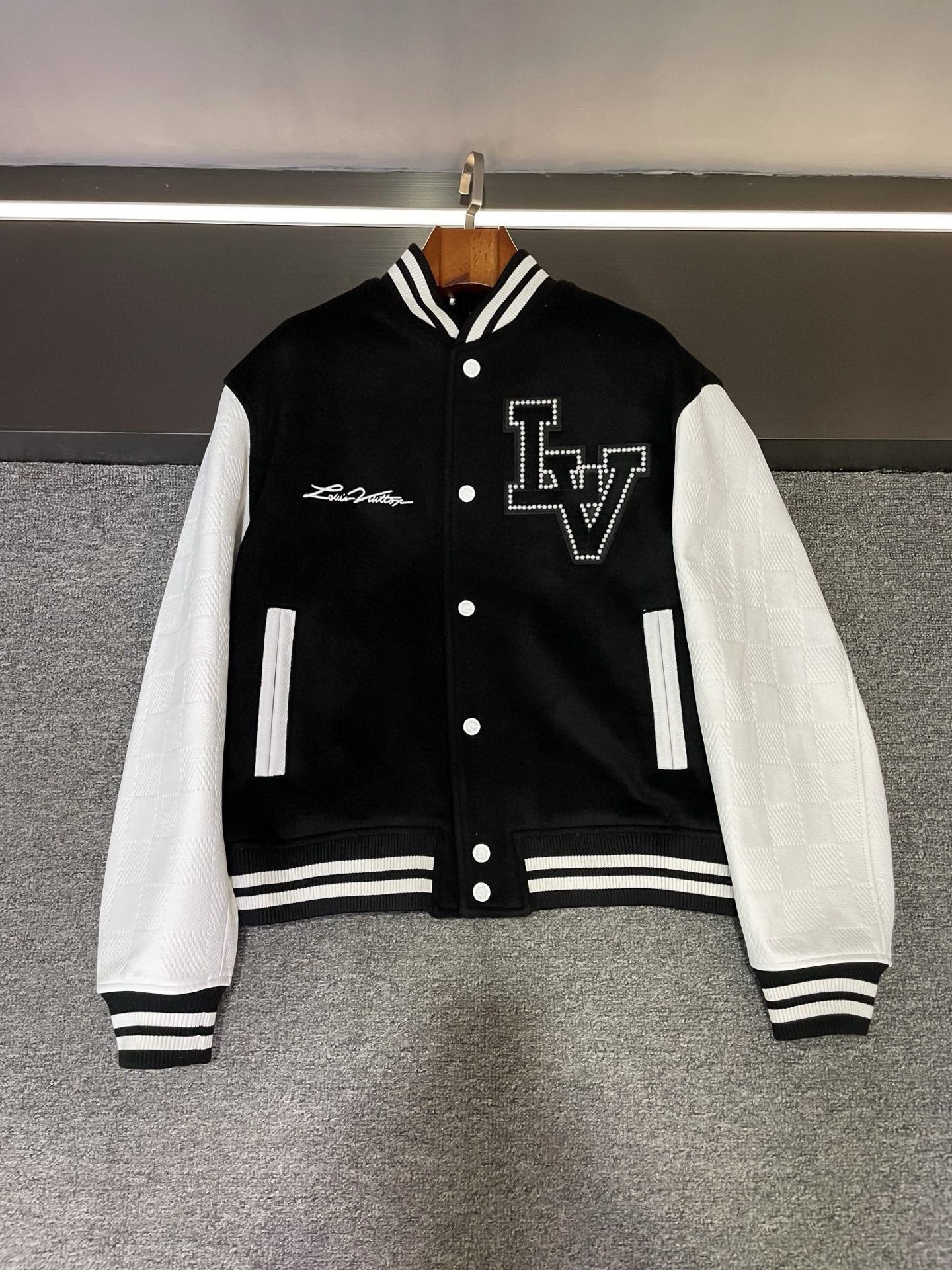 NO:772325,Detailed picture of Louis Vuitton LV 2026 spring and summer new baseball uniform tiling. First of all, what catches the eye is the material of this baseball uniform. The body is made of Australian black cashmere, which has a soft touch as if caressing the clouds. It is warm and comfortable, demonstrating unparalleled quality. The sleeves are made of Spanish first-layer white calfskin, which is full of texture and exudes a luxurious luster. The combination of black cashmere and white calfskin is classic and fashionable, creating a unique visual effect.  Let’s take a look at the design details. The threaded collar, hem and cuffs are designed in black and white contrasting colors, which adds a sense of vitality and fashion to the overall look. This contrasting color not only makes the baseball uniform more three-dimensional, but also shows the brand’s precise grasp of fashion. On the left chest, the Louis Vuitton LOGO inlaid with pearls shines brightly, exuding an elegant light. Each pearl has been carefully selected and inlaid, perfectly showing the sophistication and nobility of the brand. “Louis” is embroidered on the right chest  The full name of the brand 'Vuitton', with delicate stitching and beautiful fonts, demonstrates the brand's confidence and glory. The brand LOGO presented in the large-area embroidery process on the back is even more amazing. The embroidery process is exquisite and the colors are bright, showing the brand's iconic elements vividly. Whether you look at it from a distance or close up, you can feel the luxury and grandeur. This one from Lujia  The 2026 spring and summer new baseball uniform is not only a piece of clothing, but also a work of art. It perfectly integrates fashion and quality to bring you the ultimate wearing experience. With it, you are the focus of the fashion world, exuding unique charm. Size S-XXL,, louis vuitton, louis vuitton, louis vuitton, louis vuitton, louis vuitton, cowhide, Top Customize119860909路易威登 LV 2026春夏新款棒球服平铺细节图  首先,映入眼帘的是这款棒球服的材质.身子采用澳洲黑色羊绒,那柔软的触感仿佛在抚摸云朵,既温暖又舒适,彰显着无与伦比的品质.袖子则是西班牙头层白色小牛皮,质感十足,散发着奢华的光泽.黑色羊绒与白色小牛皮的搭配,经典又时尚,碰撞出独特的视觉效果.  再来看看设计细节.螺纹领子、下摆和袖口采用黑白撞色设计,为整体造型增添了一份活力与时尚感.这种撞色不仅让棒球服更加立体,还展现出品牌对时尚的精准把握.  左胸前,珍珠镶嵌出的 路易威登 LOGO 熠熠生辉,散发着优雅的光芒.每一颗珍珠都经过精心挑选和镶嵌,完美地呈现出品牌的精致与高贵.右胸刺绣的“Louis Vuitton”品牌全称,针法细腻,字体优美,彰显着品牌的自信与荣耀.  后背大面积绣花工艺呈现的品牌 LOGO,更是令人惊叹.绣花工艺精湛,色彩鲜艳,将品牌的标志性元素展现得淋漓尽致.无论是从远处还是近处看,都能感受到那份奢华与大气.  驴家的这款 2026春夏新款棒球服,不仅仅是一件衣服,更是一件艺术品.它将时尚与品质完美融合,为你带来极致的穿着体验.拥有它,你就是时尚界的焦点,散发着独特的魅力.  码数S-XXL,,louis vuitton,louis vuitton,louis vuitton,louis vuitton,louis vuitton,cowhide,Top Customize1,Men's clothing