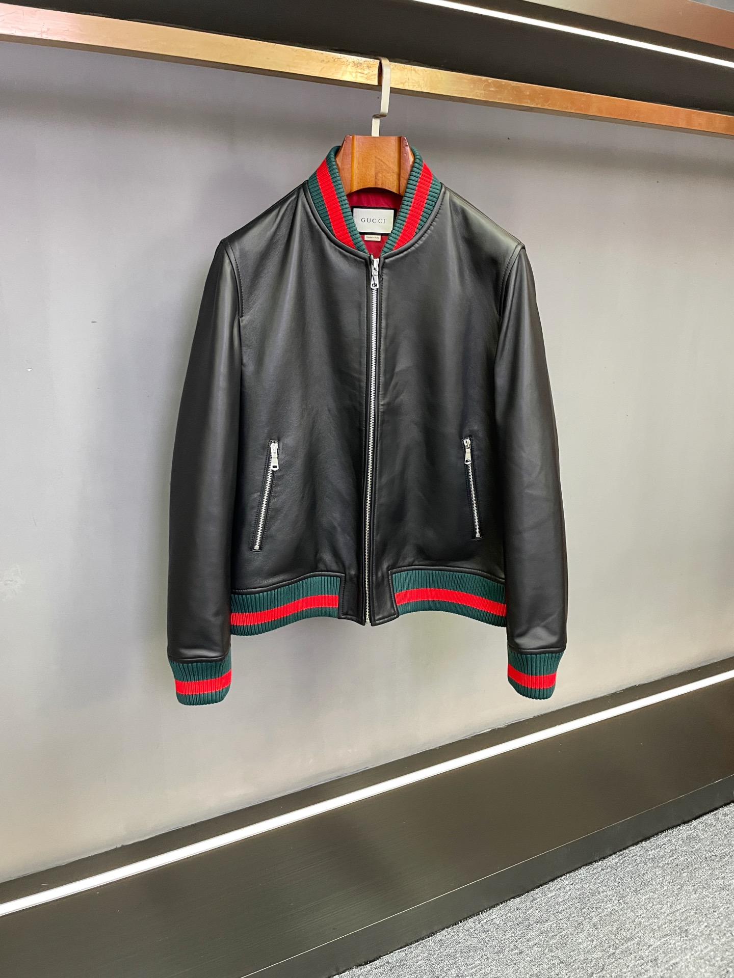 NO:773069,GUCCI Gucci 26 Spring and Summer New Men's Sheepskin Leather Jacket At the forefront of fashion, Gucci has always led the trend with its exquisite craftsmanship and unique design. In the spring and summer of 2026, Gucci once again launches a new style of sheepskin jacket, bringing you a new fashion experience.  GUCCI's jacket is made of high-quality sheepskin material and is carefully crafted to show its luxurious quality. Its classic blue and red threaded collar design adds a dazzling color and unique rhythm to the overall look. The blue and red threaded hem design echoes the collar and not only shows exquisite detail processing, but also gives the wearer a smart and elegant temperament. The red lining inside, inadvertently revealing the passion, becomes a low-key surprise. GUCCI  The 2026 new sheepskin jacket perfectly combines classics and innovation. Whether it is worn with daily casual wear or for formal occasions, it can make you the center of attention and highlight your extraordinary fashion taste and unique charm. Choosing it means choosing a high-end fashionable lifestyle. Size 48-56 (58 60 can be customized),,gucci,gucci,jackets & coats,leather jacket,sheepskin,Top Customize119860909GUCCI 古驰 26春夏新款男士羊皮皮衣 在时尚的前沿,古驰始终以其精湛工艺和独特设计引领潮流风尚.2026年春夏,古驰再度推出新款羊皮夹克,为您带来全新的时尚体验.  GUCCI这款夹克选用上乘羊皮材质,精心制作而成,尽显奢华品质.其经典的蓝红螺纹领设计,为整体造型增添了一抹亮眼的色彩与独特的韵律感.蓝红螺纹下摆的设计,与领子相呼应不仅展现出精致的细节处理,更赋予了穿着者灵动与优雅的气质.而内里搭配的红色里布,在不经意间展露的那一抹热情,成为低调中的惊艳.  GUCCI 2026新款羊皮夹克,将经典与创新完美融合,无论是搭配日常休闲装还是出席正式场合,都能让您成为众人瞩目的焦点,彰显您非凡的时尚品味和独特魅力.选择它,便是选择一种高端时尚的生活方式. 码数 48-56（58 60可定做）,,gucci,gucci,jackets & coats,leather jacket,sheepskin,Top Customize1,Men's clothing