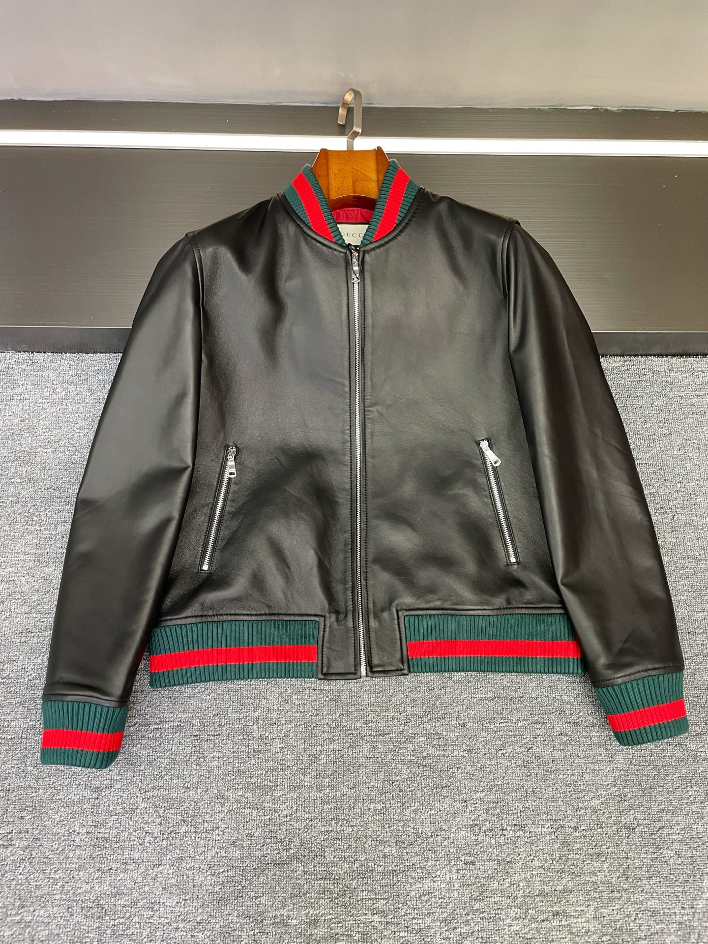 NO:772344,GUCCI Gucci 2026 new men's sheepskin jacket. The tiles show more details. The blue and red threaded collar and threaded hem echo the fashion. The floor-to-ceiling dimensions can no longer be described as excellent. The hardware accessories are perfectly restored. Wardrobe essentials. Code size 48-56,,gucci,gucci,jackets & coats,sheepskin,Top Customize119860909GUCCI 古驰 2026新款男士羊皮夹克 平铺图更多细节展示,蓝红螺纹领 螺纹下摆相呼应时髦度高笈落地各个维度已经不能用优*秀来形容了.五金辅料完美11复原. 衣橱必备 码数48-56,,gucci,gucci,jackets & coats,sheepskin,Top Customize1,Men's clothing