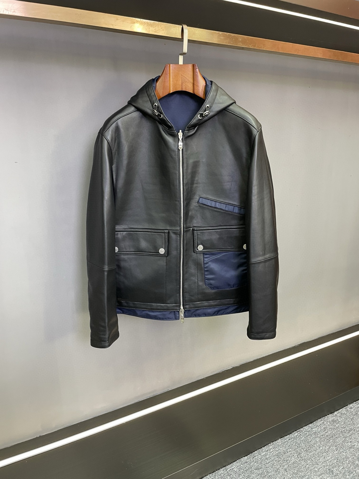 NO:773089,HERMES 2026 new spring and summer men's sheepskin jacket, innovative double-sided wearing experience Hermes 2026 spring and summer new men's sheepskin jacket makes a shocking debut, bringing you an unprecedented wearing experience with its ingenious design and excellent materials.  The biggest highlight of this jacket is its reversible design. One side is made of black sheepskin imported from New Zealand, which has a soft and delicate texture. It not only has excellent thermal performance, but also feels silky smooth. Under the light, the natural texture of the sheepskin exudes a low-key and luxurious luster, highlighting Hermès' consistent high-end quality. Whether it is a business negotiation or a formal dinner, you can easily become  Focus. The other side is made of blue recyclable polyester fiber, demonstrating Hermès' insistence on sustainable fashion. This innovative material is not only environmentally friendly, but also has windproof, waterproof, breathable and other functions, making it suitable for outdoor sports or daily leisure travel. Two completely different materials and styles can meet your dressing needs in different occasions and moods. One jacket is twice as exciting.  The hooded version adds fashion and practicality to this jacket. The hooded design not only protects you from the cold wind in cold weather, but also makes the style more fashionable. Whether it is paired with a simple T-shirt and jeans to create a casual street style, or worn with a shirt and sweater to create an elegant urban gentleman image, it can be perfectly matched.  Hermes 2026 spring and summer new men's sheepskin jacket is the perfect fusion of fashion and function, and is an indispensable fashion item in your wardrobe. Come to the Hermès store to experience its unique charm in person and start a new fashion journey. Size 48-56.,,hermes,hermes,jeans,jackets & coats,sweaters,shirts,tees,t-shirt,sheepskin,hats,Top Customize119860909HERMES 爱马仕2026春夏新款男士羊皮夹克,革新双面穿搭体验  Hermes 2026春夏新款男士羊皮夹克震撼登场,以匠心独运的设计和卓越材质,为您带来前所未有的穿着体验.  这款夹克最大的亮点是两面可穿设计.一面精选新西兰进口黑色羊皮,质地柔软细腻,不仅具备出色的保暖性能,而且触感如丝般顺滑.在光线下,羊皮自然的纹理散发着低调而奢华的光泽,彰显爱马仕一贯的高端品质,无论是商务洽谈还是正式晚宴,都能让您轻松成为焦点.另一面采用蓝色可回收聚酯纤维打造,展现了爱马仕对可持续时尚的坚持.这种创新材质不仅环保,还具有防风、防水、透气等多种功能,适合户外运动或日常休闲出行.两种截然不同的材质与风格,满足您在不同场合和心情下的穿搭需求,一件夹克,双倍精彩.  连帽版型为这款夹克增添了时尚与实用性.连帽设计不仅在寒冷天气能为您抵御寒风,而且在造型上更具潮流感,无论是搭配简约的T恤和牛仔裤,营造休闲随性的街头风格,还是内搭衬衫和毛衣,打造优雅的都市绅士形象,它都能完美适配.  爱马仕2026春夏新款男士羊皮夹克,是时尚与功能的完美融合,是您衣橱中不可或缺的时尚单品.快来爱马仕门店亲身感受它的独特魅力,开启全新的时尚之旅 . 码数48-56.,,hermes,hermes,jeans,jackets & coats,sweaters,shirts,tees，t-shirt,sheepskin,hats,Top Customize1,Men's clothing
