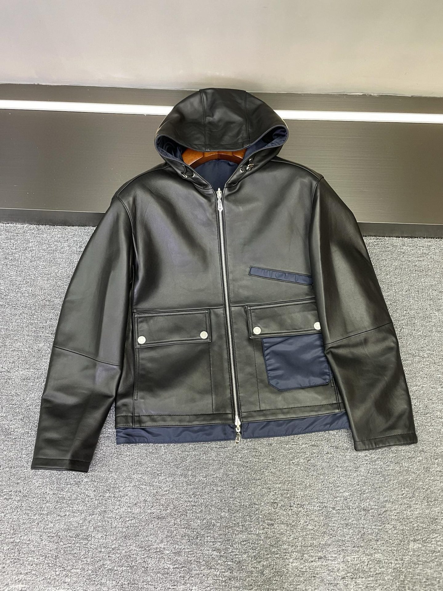 NO:773093,Hermes 2026 spring and summer new style, unlocking a new realm of men's dressing, Hermès has once again made a big move!  The 2026 new men's sheepskin jacket directly understands fashion~ One side is made of selected black sheepskin imported from New Zealand, with a delicate texture. If you touch it gently, you can feel the unique softness and toughness. When you wear it, you feel like you are intimately embracing nature. Every inch of the leather exudes a high-end atmosphere. The other side is made of blue recycled polyester fiber, which is environmentally friendly and fashionable. The unique material shines with a low-key luster in the sun, adding a sense of technology and future to this jacket.  The hooded style is the finishing touch. Whether it is daily outings or outdoor sports, you can easily control it and switch styles freely. When it is cold, put the hood on for instant warmth and wind protection; when not needed, the hood can be cleverly integrated into the overall shape without any sense of disobedience. The reversible design is simply a 'Transformer' in the dressing world. It is a calm business style in the morning, and it transforms into a trendy casual style at night. One piece of clothing doubles the fun of dressing and can easily cope with various occasions.  Owning it is not only owning a piece of clothing, but also owning Hermès’ persistent pursuit of quality and fashion. What are you waiting for?   Size 48-56.,,hermes,hermes,jackets & coats,sheepskin,hats,Top Customize119860909Hermes 2026春夏新款,解锁男士穿搭新境界  爱马仕又又又放大招了！2026新款男士羊皮夹克,直接把时尚玩明白了~  一面是精选新西兰进口黑色羊皮,质感细腻,轻轻抚摸,就能感受到那种独特的柔软与坚韧,穿上身仿佛与自然亲密相拥,每一寸皮料都散发着高级的气息.  另一面是蓝色可回收聚酯纤维打造,环保又时髦,独特的材质在阳光下闪烁着低调的光泽,为这件夹克增添了科技与未来感.  连帽版型更是点睛之笔,无论是日常出街还是户外运动,都能轻松驾驭,自由切换风格.冷了就把帽子戴上,瞬间温暖又防风；不需要时,帽子又能巧妙融入整体造型,毫无违和感.  两面可穿的设计,简直是穿搭界的“变形金刚”.早上是沉稳商务风,晚上摇身一变成为潮流休闲范,一件衣服,双倍穿搭乐趣,轻松应对各种场合.  拥有它,不仅是拥有一件衣服,更是拥有了爱马仕对品质与时尚的执着追求 ,你还在等什么？  码数48-56.,,hermes,hermes,jackets & coats,sheepskin,hats,Top Customize1,Men's clothing