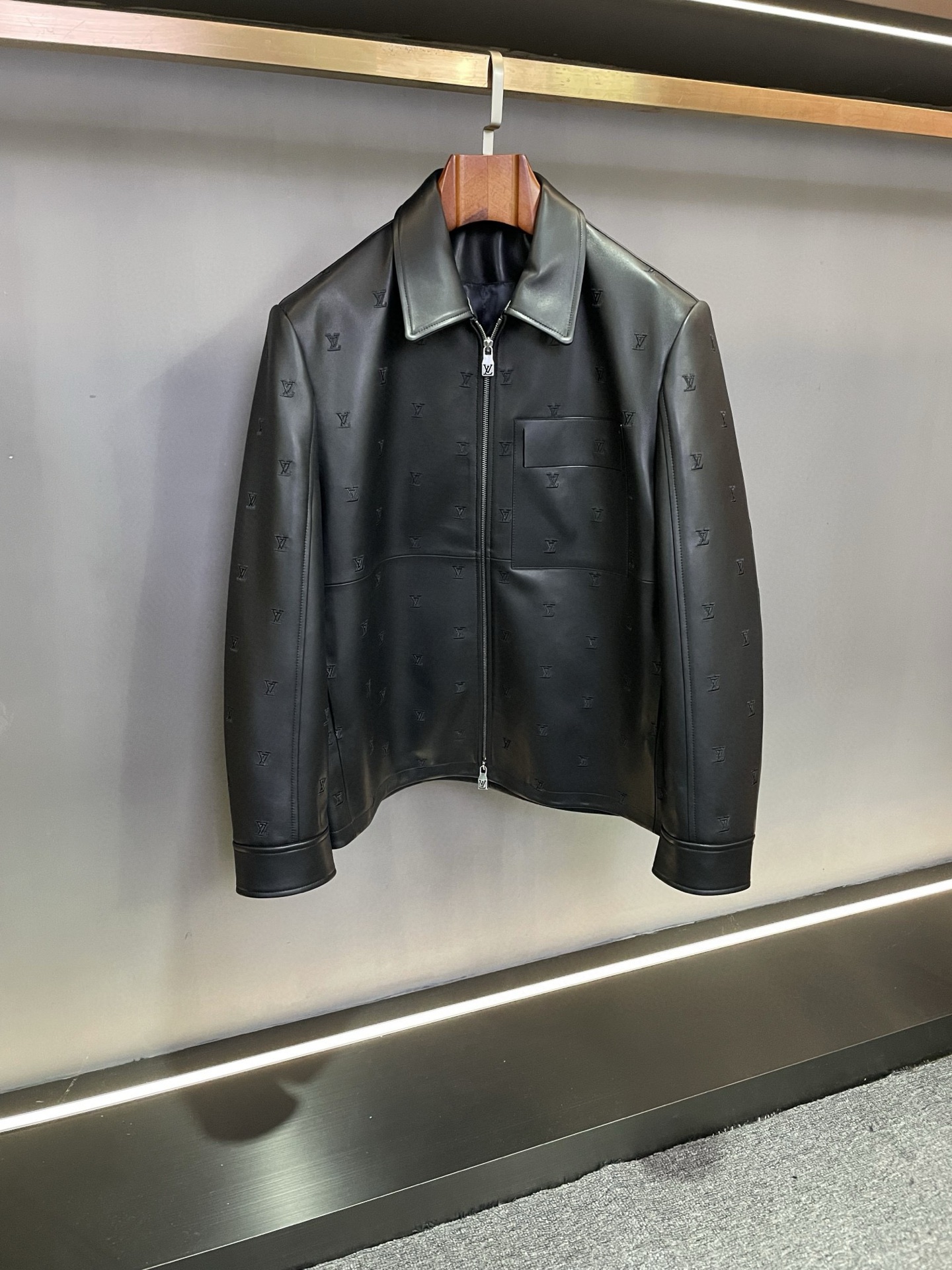 NO:773097,Louis Vuitton LV’s new 2026 spring and summer sheepskin leather jackets make a shocking debut!   The black sheepskin imported from Australia is selected to create a luxurious touch with excellent quality. The LV LOGO is embroidered all over the body, highlighting the brand's classic heritage and unique charm. The highly designed flap pocket decoration on the left chest adds a unique fashion charm to the overall look. In this autumn and winter, LV's new sheepskin leather jacket will become the bright star in your wardrobe. Whether you are attending important occasions or daily travels, you can show your elegance and confidence.  Come and feel the extraordinary charm of Lv and start your own fashion journey. Size M-3XL,,louis vuitton,louis vuitton,leather jacket,sheepskin,Top Customize119860909路易威登 LV 2026春夏新款羊皮皮衣震撼登场！  精选澳洲进口黑色羊皮,以卓越品质打造奢华触感.满身 LV LOGO 绣花,彰显品牌的经典传承与独特魅力.左胸处设计感超强的揭盖口袋装饰,为整体造型增添一抹别样的时尚韵味.  在这个秋冬,Lv新款羊皮皮衣将成为你衣橱中的璀璨之星,无论是出席重要场合还是日常出行,都能让你尽显优雅与自信.  快来感受Lv的非凡魅力,开启属于你的时尚之旅. 码数M-3XL,,louis vuitton,louis vuitton,leather jacket,sheepskin,Top Customize1,Men's clothing