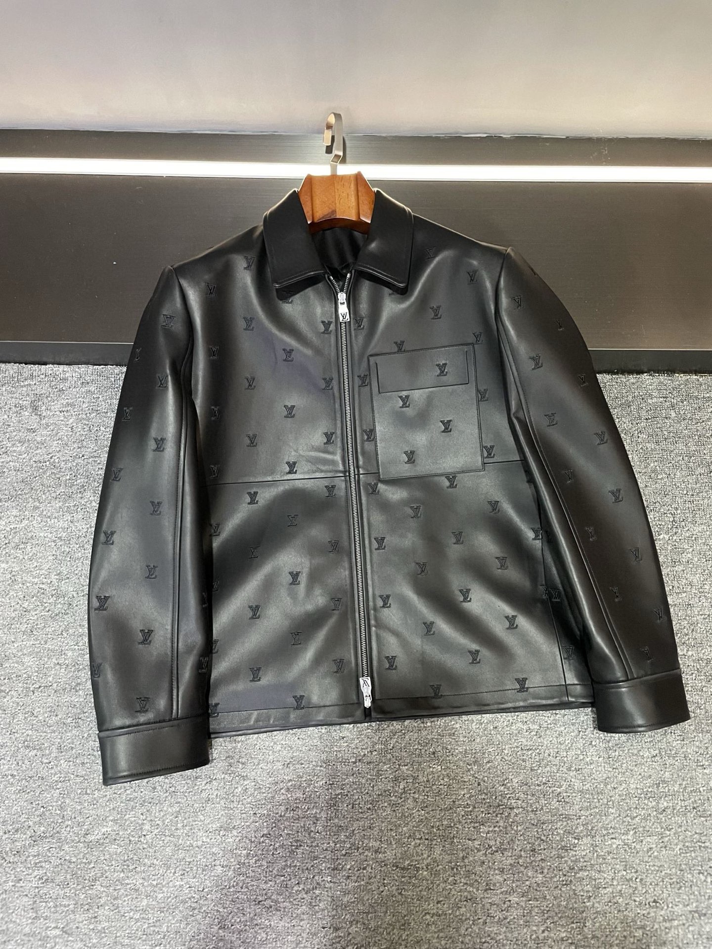 NO:772387,Louis Vuitton LV 2026 new style, shocking debut!  Detailed image of LV today brings you the super surprise of LV this season - a sheepskin leather jacket. This leather jacket is carefully made of black sheepskin imported from Australia. The texture is invincible and every detail shows the luxury quality. The LV LOGO embroidery all over the body is exquisite and grand, making you stand out in the crowd instantly. This is not only a decoration, but also a symbol of the brand and a symbol of fashion.  Looking at the left chest, the highly designed flip-up pocket decoration adds a unique charm to the overall look. It is both practical and beautiful, allowing you to show your own personality and taste while storing small items. This new 2026 spring and summer sheepskin leather jacket from Lujia is perfect in terms of material, design and craftsmanship. It is not only a piece of clothing, but also a work of art, worth owning. Size 48-56, louis vuitton, louis  vuitton,louis vuitton,louis vuitton,leather jacket,sheepskin,Top Customize119860909路易威登 LV 2026新款,震撼登场！平铺细节图  今天给大家带来的是Lv本季的超级惊喜——羊皮皮衣.这件皮衣采用澳洲进口黑色羊皮精心打造,质感无敌,每一处细节都彰显着奢华品质.  满身的 LV LOGO 绣花,精致而大气,让你在人群中瞬间脱颖而出.这不仅仅是一种装饰,更是品牌的象征,时尚的标志.  再看左胸处,设计感超强的揭盖口袋装饰,为整体造型增添了一抹独特的魅力.它既实用又美观,让你在收纳小物品的同时,也能展现出自己的个性与品味.  这件驴家2026春夏新款羊皮皮衣,无论是材质、设计还是工艺,都堪称完美.它不仅仅是一件衣服,更是一件艺术品,值得你拥有.  码数48-56,,louis vuitton,louis vuitton,louis vuitton,louis vuitton,leather jacket,sheepskin,Top Customize1,Men's clothing