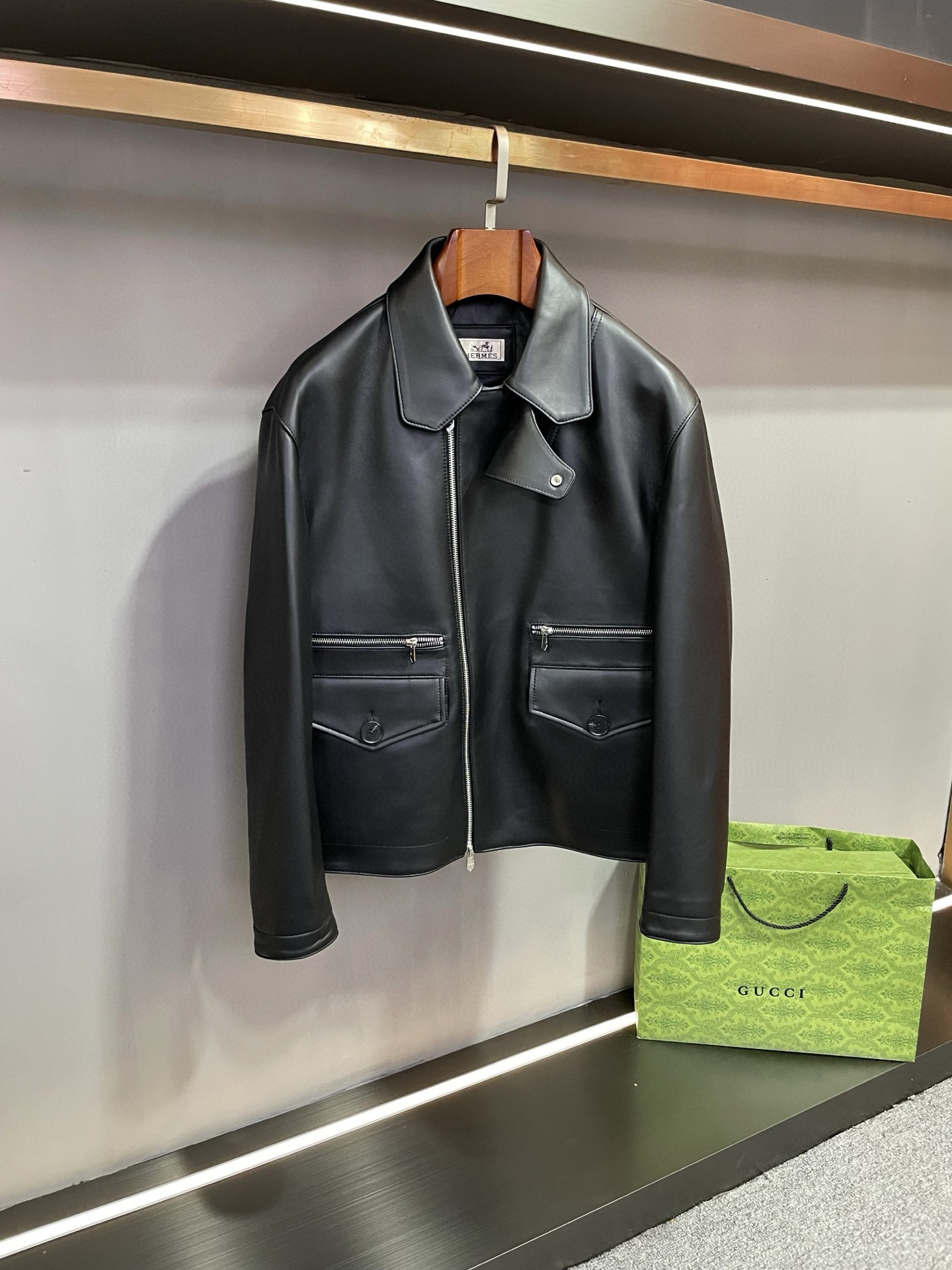 NO:772394,Hermes 26 spring and summer new men's sheepskin leather jackets are shocking!   This leather jacket from HERMES is carefully crafted from sheepskin imported from Australia. It has excellent quality and is soft and delicate to the touch. It is available in two classic colors of black and white to meet your different style needs. Its unique pocket design is eye-catching, with zipper pockets arranged above the flap pockets, which is both practical and fashionable. A windproof hood is thoughtfully designed on the collar to provide you with warm protection in the cold season. What is more worth mentioning is that the Hermès LOGO is used on the inside.  Jacquard lining, details show the brand's sophistication and luxury. HERMES 26 new spring and summer sheepskin leather jacket is your best choice to show your taste and style. Size M-3XL,,hermes,hermes,leather jacket,sheepskin,Top Customize119860909爱马仕 HERMES 26春夏新款男士羊皮皮衣震撼来袭！  HERMES这款皮衣精选澳洲进口羊皮精心打造,品质卓越,触感柔软细腻.提供黑白两种经典颜色选择,满足您的不同风格需求.  其独特的口袋设计令人眼前一亮,揭盖口袋上方排列着拉链口袋,兼具实用性与时尚感.领口贴心地设计了防风罩,为您在寒冷季节提供温暖呵护.  更值得一提的是,内里采用爱马仕 LOGO 提花里布,细节之处尽显品牌的精致与奢华.  HERMES 26春夏新款羊皮皮衣,是您彰显品味与格调的不二之选.  码数M-3XL,,hermes,hermes,leather jacket,sheepskin,Top Customize1,Men's clothing