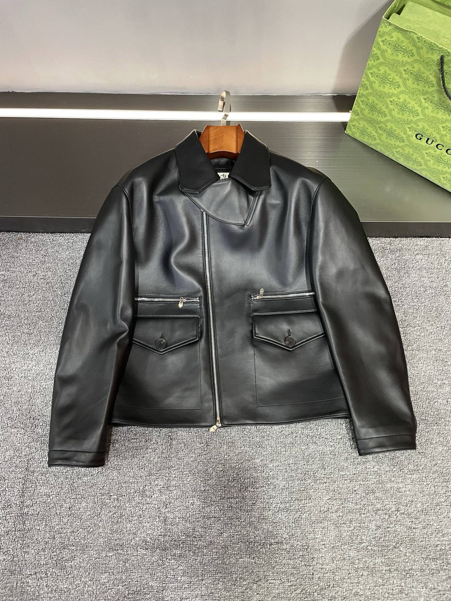NO:773109,Hermes HERMES 2026 spring and summer new sheepskin leather jacket tile details,!   This Hermès leather jacket is made of sheepskin imported from Australia, with superb quality. It is available in classic black and white, each color has its own charm. Its pocket design is very unique, with zipper pockets neatly arranged above the flap pockets, which is practical and fashionable. The collar is also thoughtfully designed with a windshield, giving you full warmth and care in the cold season. Take a look inside, the Hermès LOGO  The jacquard lining is simply amazing, showing the delicacy and luxury of Hermès from the inside out. Wearing it is not only an external fashion bonus, but also a demonstration of the inner quality. This sheepskin leather jacket from Hermès is really an essential treasure item in the autumn and winter wardrobe!   Size 48-56.,,hermes,hermes,leather jacket,sheepskin,Top Customize119860909爱马仕 HERMES 2026春夏新款羊皮皮衣 平铺细节图,！  爱马仕这款皮衣选用的是澳洲进口羊皮,品质超一流.有经典的黑白两色可选,每一种颜色都独具魅力.  它的口袋设计非常独特,揭盖口袋上方整齐排列着拉链口袋,实用又时尚.领口还贴心地设计了防风罩,在寒冷的季节给你满满的温暖和呵护  再瞧瞧内里,爱马仕 LOGO 提花里布简直太惊艳啦,从内到外都展现着爱马仕的精致与奢华.  穿上它,不仅是外在的时尚加分,更是内在品质的彰显.爱马仕的这款羊皮皮衣,真的是秋冬衣橱里必不可少的宝藏单品呀！  码数48-56.,,hermes,hermes,leather jacket,sheepskin,Top Customize1,Men's clothing