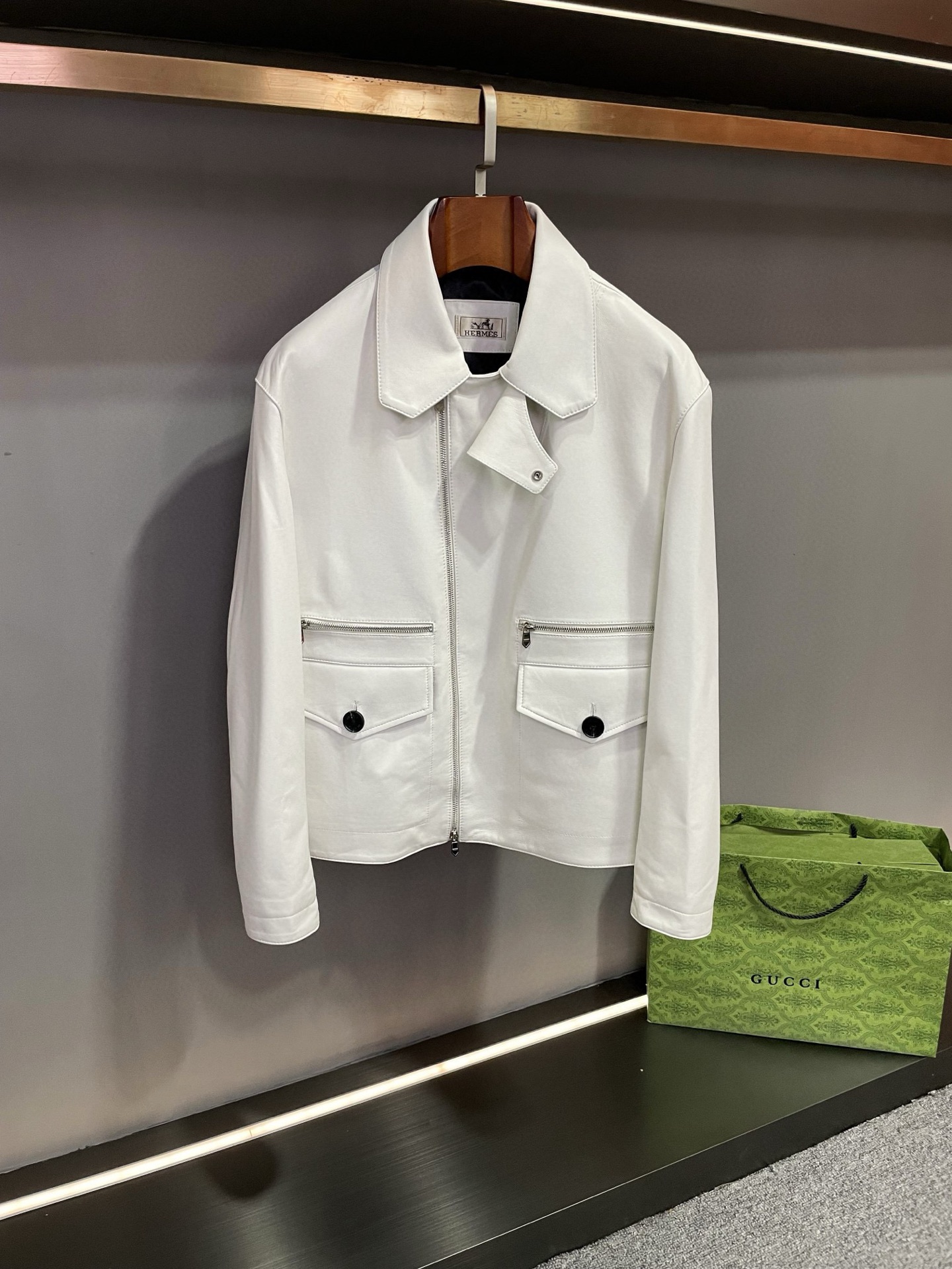 NO:771907,Hermes 26 spring and summer new men's sheepskin leather jackets are shocking!   This leather jacket from HERMES is carefully crafted from sheepskin imported from Australia. It has excellent quality and is soft and delicate to the touch. It is available in two classic colors of black and white to meet your different style needs. Its unique pocket design is eye-catching, with zipper pockets arranged above the flap pockets, which is both practical and fashionable. A windproof hood is thoughtfully designed on the collar to provide you with warm protection in the cold season. What is more worth mentioning is that the Hermès LOGO is used on the inside.  Jacquard lining, details show the brand's sophistication and luxury. HERMES 26 new spring and summer sheepskin leather jacket is your best choice to show your taste and style. Size M-3XL,,hermes,hermes,leather jacket,sheepskin,Top Customize119860909爱马仕 HERMES 26春夏新款男士羊皮皮衣震撼来袭！  HERMES这款皮衣精选澳洲进口羊皮精心打造,品质卓越,触感柔软细腻.提供黑白两种经典颜色选择,满足您的不同风格需求.  其独特的口袋设计令人眼前一亮,揭盖口袋上方排列着拉链口袋,兼具实用性与时尚感.领口贴心地设计了防风罩,为您在寒冷季节提供温暖呵护.  更值得一提的是,内里采用爱马仕 LOGO 提花里布,细节之处尽显品牌的精致与奢华.  HERMES 26春夏新款羊皮皮衣,是您彰显品味与格调的不二之选.  码数M-3XL,,hermes,hermes,leather jacket,sheepskin,Top Customize1,Men's clothing