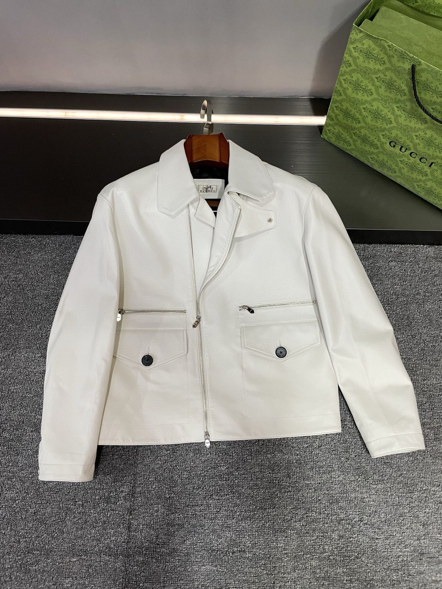 NO:773118,Hermes HERMES 2026 spring and summer new sheepskin leather jacket tile details,!   This Hermès leather jacket is made of sheepskin imported from Australia, with superb quality. It is available in classic black and white, each color has its own charm. Its pocket design is very unique, with zipper pockets neatly arranged above the flap pockets, which is practical and fashionable. The collar is also thoughtfully designed with a windshield, giving you full warmth and care in the cold season. Take a look inside, the Hermès LOGO  The jacquard lining is simply amazing, showing the delicacy and luxury of Hermès from the inside out. Wearing it is not only an external fashion bonus, but also a demonstration of the inner quality. This sheepskin leather jacket from Hermès is really an essential treasure item in the autumn and winter wardrobe!   Size 48-56.,,hermes,hermes,leather jacket,sheepskin,Top Customize119860909爱马仕 HERMES 2026春夏新款羊皮皮衣 平铺细节图,！  爱马仕这款皮衣选用的是澳洲进口羊皮,品质超一流.有经典的黑白两色可选,每一种颜色都独具魅力.  它的口袋设计非常独特,揭盖口袋上方整齐排列着拉链口袋,实用又时尚.领口还贴心地设计了防风罩,在寒冷的季节给你满满的温暖和呵护  再瞧瞧内里,爱马仕 LOGO 提花里布简直太惊艳啦,从内到外都展现着爱马仕的精致与奢华.  穿上它,不仅是外在的时尚加分,更是内在品质的彰显.爱马仕的这款羊皮皮衣,真的是秋冬衣橱里必不可少的宝藏单品呀！  码数48-56.,,hermes,hermes,leather jacket,sheepskin,Top Customize1,Men's clothing