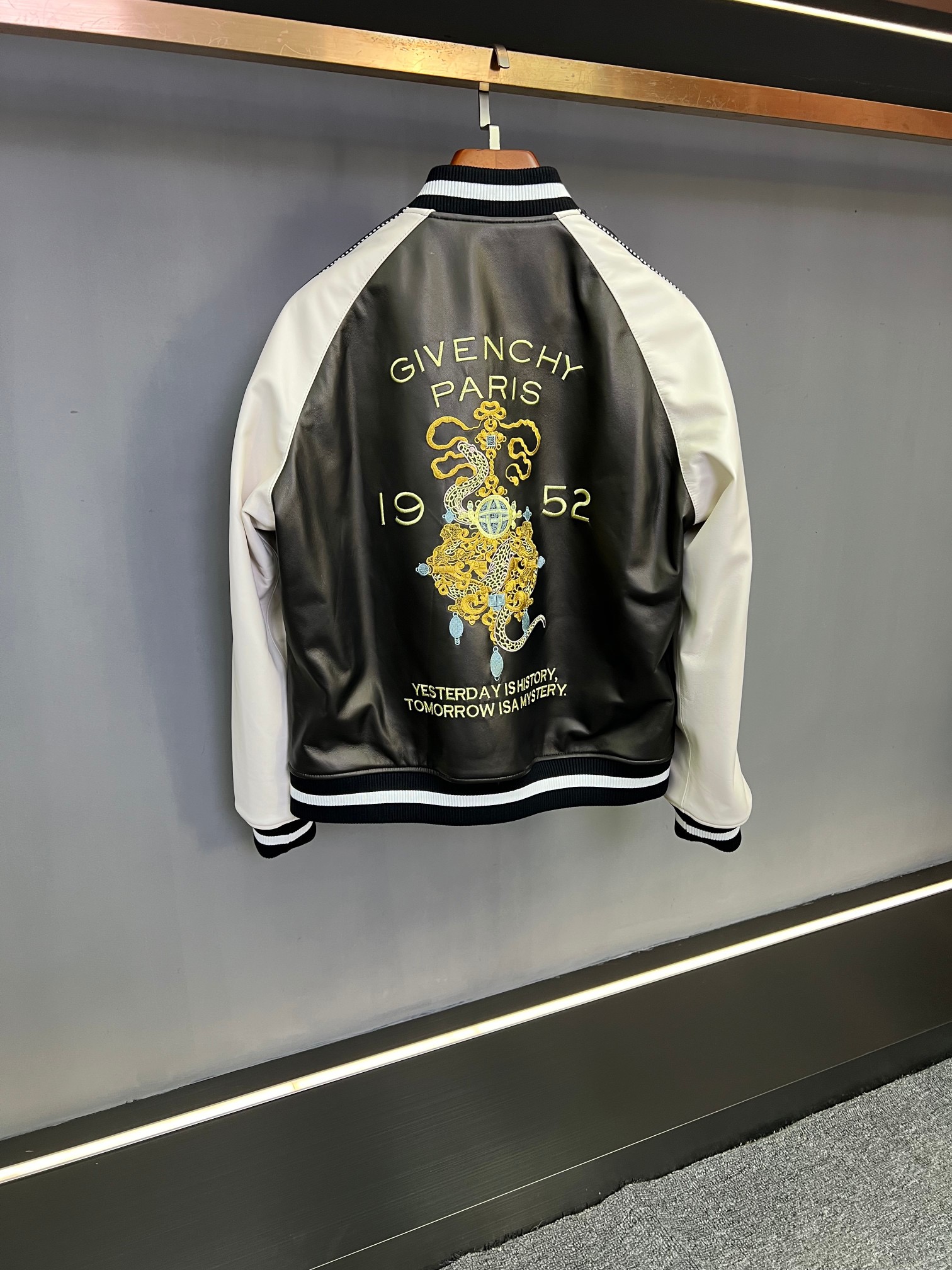 NO:771922,Givenchy GIVENCHY 2026 Spring and Summer New Men's Sheepskin Jacket, Demonstrating a Unique Fashion Attitude Entering the 2026 spring and summer, Givenchy once again demonstrates its outstanding charm and cutting-edge design concepts as a luxury brand with its new men's sheepskin jacket. This Givenchy jacket is made of sheepskin imported from Australia, with a fine and soft texture and excellent thermal insulation properties. It can not only resist the cold in autumn and winter, but also provide a comfortable wearing experience. Its natural texture and luster highlight high-end quality and extraordinary style.  , as time goes by, it can leave unique traces of use and show a unique charm. In terms of color matching, the black and white splicing design is very eye-catching. The black main body is calm and deep, showing the maturity and stability of men; the white sleeves break the dullness, adding freshness and agility to the overall shape, making the wearer stand out from the crowd, and can show unique taste whether it is daily travel or fashion events.  The slip-shoulder version is a highlight of this jacket. It weakens the shoulder lines and creates a casual and relaxed feeling. At the same time, it cleverly modifies the body proportions, making it suitable for men of different body shapes and showing a different kind of lazy and fashionable style.  The embroidery craftsmanship on the front and back cleverly integrates Givenchy brand elements. The exquisite embroidery thread outlines the brand's iconic pattern. The craftsmanship is exquisite and full of details. It not only shows the brand's profound heritage, but also becomes a symbol of identity and taste, showing luxury in a low-key manner.  In terms of matching, wear a simple solid-color sweater or shirt, choose black casual pants or dark blue jeans for the lower body, and pair it with a pair of leather shoes or boots with excellent texture to easily create a fashionable yet stable autumn and winter look, meeting the needs of various occasions such as business and leisure.  Givenchy's 2026 spring and summer new men's sheepskin jacket is the perfect combination of fashion and quality, highlighting the wearer's unique personality and elegant taste. If you pursue excellent quality and unique design, this jacket is not to be missed. It will become a classic item in your wardrobe and accompany you through every wonderful moment. Size M-3XL,,givenchy,givenchy,boots,jeans,jackets & coats,sweaters,shirts,sheepskin,Top Customize119860909纪梵希 GIVENCHY 2026春夏新款男士羊皮外套,演绎独特时尚态度  步入2026春夏,纪梵希以新款男士羊皮外套,再次展现其作为高奢品牌的卓越魅力与前沿设计理念.  纪梵希这款外套精选澳洲进口羊皮,质地细腻柔软,具有出色的保暖性能,在秋冬时节既能抵御寒冷,又能带来舒适穿着体验.其天然的纹理与光泽,彰显出高端品质与不凡格调 ,随着时间推移,更能留下独特的使用痕迹,展现独一无二的韵味.  颜色搭配上,黑色与白色的拼接设计十分吸睛.黑色主体沉稳深邃,彰显男士的成熟与稳重；白色袖子打破沉闷,为整体造型增添清新与灵动,使穿着者在人群中脱颖而出,无论日常出行还是参加时尚活动,都能展现独特品味.  溜肩版型是本款外套的一大亮点,弱化肩部线条,营造出随性自在的松弛感,同时巧妙修饰身材比例,适合不同身形的男士穿着,展现出别样的慵懒时髦风格.  前胸和后背的绣花工艺,将纪梵希品牌元素巧妙融入其中.精致的绣线勾勒出品牌标志性图案,工艺精湛、细节满满,不仅展现品牌深厚底蕴,更成为身份与品味的象征,低调中尽显奢华.  搭配方面,内搭简约纯色毛衣或衬衫,下身选择黑色休闲裤或深蓝色牛仔裤,再配上一双质感出色的皮鞋或靴子,轻松打造出时尚又不失稳重的秋冬造型,满足商务、休闲等多种场合需求.  纪梵希2026春夏新款男士羊皮外套,是时尚与品质的完美结合,彰显穿着者独特个性与高雅品味.如果你追求卓越品质与独特设计,这款外套不容错过,它将成为你衣橱中的经典单品,陪伴你度过每一个精彩. 码数M-3XL,,givenchy,givenchy,boots,jeans,jackets & coats,sweaters,shirts,sheepskin,Top Customize1,Men's clothing
