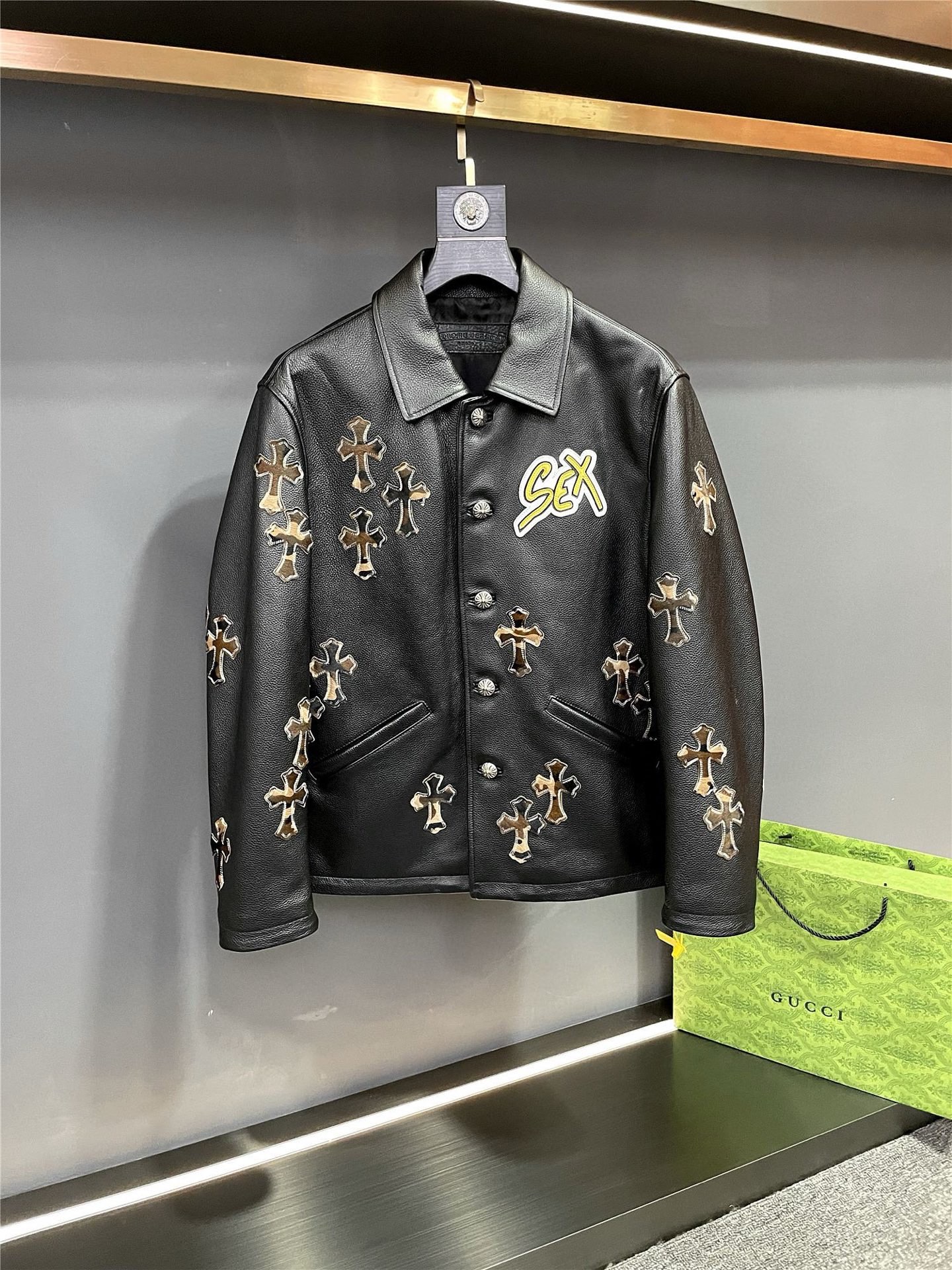 NO:771937,CHROME HEARTS 2026 spring and summer new men's cowhide leather jacket is coming. The CHROME HEARTS cowhide jacket is made of black pebbled first-layer calfskin imported from Australia. The leather is soft and delicate, and the texture is natural and beautiful, highlighting its extraordinary texture. Its unique feature is the CHROME HEARTS signature cross horsehair patch all over the body. The exquisite craftsmanship and high-quality materials are perfectly integrated, showing the brand's exquisite skills and unique style. And the dazzling yellow and white SEX on the chest  The leather embroidery is the finishing touch, adding a bright and fashionable color to the overall look. Whether you are walking on the urban streets or attending important occasions, this jacket can make you the center of attention. It is not only a piece of clothing, but also a symbol of quality and fashion, and the best choice for you to show your personal charm and taste. Get the Chrome Hearts 2026 new men's leather jacket now and start your fashion journey. Size 48-58,,chrome hearts,chrome hearts,jackets &  coats,leather jacket,cowhide,Top Customize119860909克罗心 CHROME HEARTS 2026春夏新款男式牛皮皮衣,震强势来袭.  克罗心牛皮外套精选澳洲进口黑色荔枝纹头层小牛皮,皮质柔软细腻,纹理自然美观,彰显非凡质感.其独特之处在于满身的克罗心家标志性十字架马毛贴片,精致的工艺与优质的材料完美融合,展现出品牌的精湛技艺与独特风格.  而胸前那亮眼的黄白 SEX 贴皮绣花,更是点睛之笔,为整体造型增添了一抹鲜明而时尚的色彩.无论是走在都市街头,还是出席重要场合,这款外套都能让您成为众人瞩目的焦点.  它不仅仅是一件衣物,更是品质与时尚的象征,是您展现个人魅力与品味的不二之选.立即拥有克罗心 2026新款男式牛皮外套,开启您的时尚之旅. 码数48-58,,chrome hearts,chrome hearts,jackets & coats,leather jacket,cowhide,Top Customize1,Men's clothing