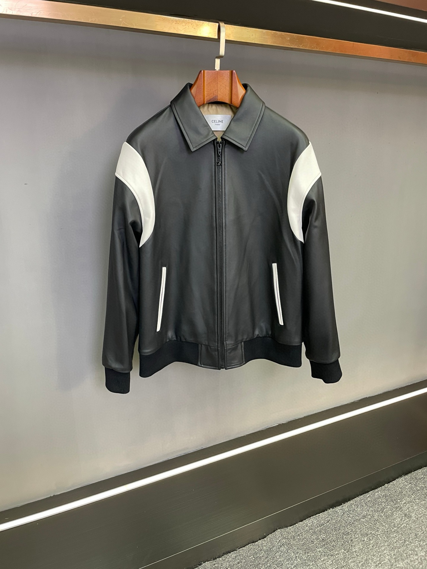NO:771945,Advanced taste!  CELINE Celine 2026 Spring and Summer Men's Sheepskin Jacket In the pursuit of quality and style, Celine's 2026 new men's sheepskin jacket is definitely a fashionable product not to be missed.  Celine's jacket is made of black sheepskin imported from New Zealand. Every inch of the leather exudes an innate high-end texture. The fine texture and soft touch complement each other. It is not only wear-resistant and durable, but also shows the extraordinary taste of men with excellent quality. The lapel style is classic, simple and elegant yet capable. It can be easily worn whether it is paired with a formal shirt or a casual T-shirt, and is suitable for various occasions such as business negotiations and daily outings.  The most eye-catching thing is the white sheepskin splicing design at the sleeve joints. The clever contrasting color treatment breaks the dull black and injects vitality into the overall shape. It also highlights the brand's unique design aesthetics, showing a fashionable attitude when walking, which is unique and eye-catching.  When you put on this jacket, you are not only wearing a piece of clothing, but also owning a fashionable work of art that combines quality, design and taste. Celine's new spring and summer 2026 men's sheepskin jacket helps you feel confident in any occasion and show your unique charm. Size M-3XL,,celine,celine,jackets & coats,shirts,tees,t-shirt,sheepskin,Top Customize119860909品味进阶！CELINE 赛琳 2026春夏男士羊皮夹克  在追求品质与风格的道路上,赛琳2026新款男士羊皮夹克,绝对是不容错过的时尚臻品.  赛琳这款夹克精选新西兰进口黑色羊皮,每一寸皮革都散发着与生俱来的高级质感,细腻纹理与柔软触感相得益彰,不仅耐磨耐穿,更以卓越品质彰显男士的不凡品味.翻领版型堪称经典,简洁大方又不失干练,无论是搭配正式衬衫,还是休闲T恤,都能轻松驾驭,适配商务洽谈与日常出街等多种场合.  最让人眼前一亮的,是袖子连接处的白色羊皮拼接设计.巧妙的撞色处理,打破了黑色的沉闷,为整体造型注入灵动活力 ,同时凸显品牌独特的设计美学,行走间尽显时尚态度,独特又吸睛.  当您穿上这件夹克,不仅是身着一件衣物,更是拥有了一件融合品质、设计与品味的时尚艺术品.赛琳2026春夏新款男士羊皮夹克,助您在任何场合都自信满满,展现独特魅力. 码数 M-3XL,,celine,celine,jackets & coats,shirts,tees，t-shirt,sheepskin,Top Customize1,Men's clothing