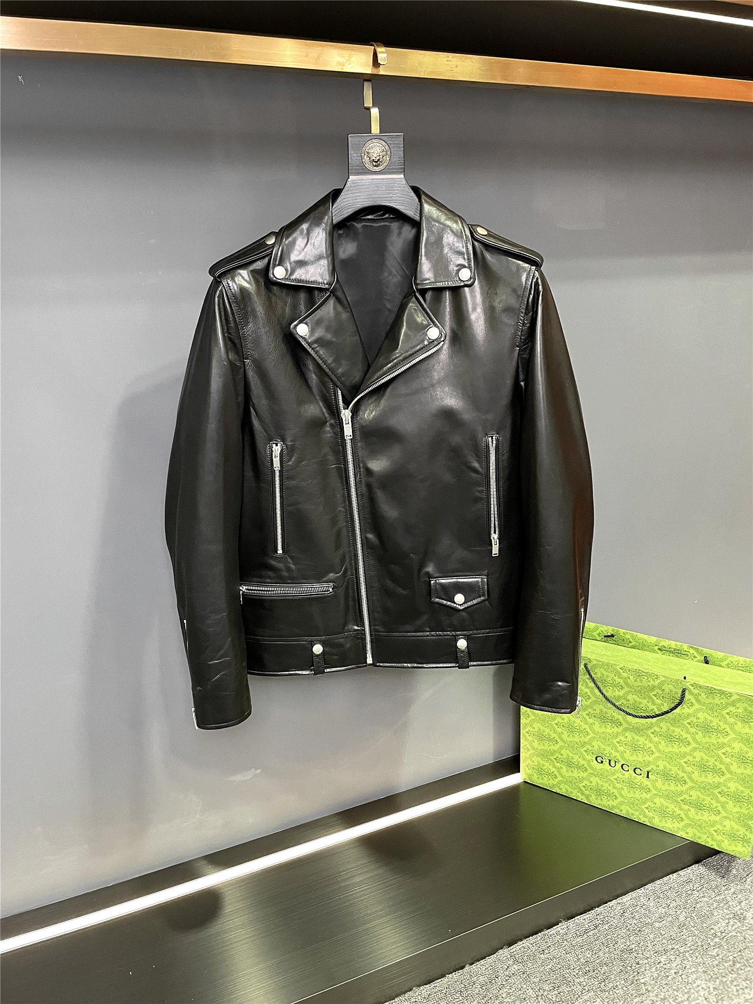 NO:771982,YSL Saint Laurent Unisex Sheepskin Motorcycle Jacket Leather YSL 2026 spring and summer series brings a classic masterpiece of the same style for men and women - motorcycle jacket. YSL. This motorcycle jacket is made of imported goatskin. Its excellent quality and delicate texture show Yves Saint Laurent's strict pursuit of materials. The retro motorcycle shape, smooth lines, precise tailoring and ergonomics perfectly outline the wearer's body shape.  Wearing it, both men and women can instantly exude a capable and uninhibited charm. It is not only a piece of clothing, but also a symbol of attitude, demonstrating the persistent pursuit of freedom and individuality. Saint Laurent 2026 Unisex Motorcycle Jacket, with its unique design and top-quality materials, has become an indispensable fashion item in your autumn and winter wardrobe. Size M-3XL,, saint laurent, saint laurent, leather jacket, sheepskin, Top  Customize119860909YSL 圣罗兰 男女同款羊皮机车服皮衣 圣罗兰 2026春夏系列带来了男女同款的经典力作——机车服.  YSL.这款机车服精选进口山羊皮,其卓越的品质与细腻的质感,展现了圣罗兰对材质的严苛追求.复古的机车板型,线条流畅,剪裁精准,贴合人体工学,完美勾勒出穿着者的身形.  穿上它,无论是男士还是女士,都能瞬间散发出一种干练而不羁的魅力.它不仅仅是一件服装,更是一种态度的象征,彰显着对自由与个性的执着追求.  圣罗兰 2026男女同款机车服,以其独特的设计和顶级的材质,成为您秋冬衣橱中不可或缺的时尚臻品. 码数M-3XL,,saint laurent,saint laurent,leather jacket,sheepskin,Top Customize1,Men's clothing