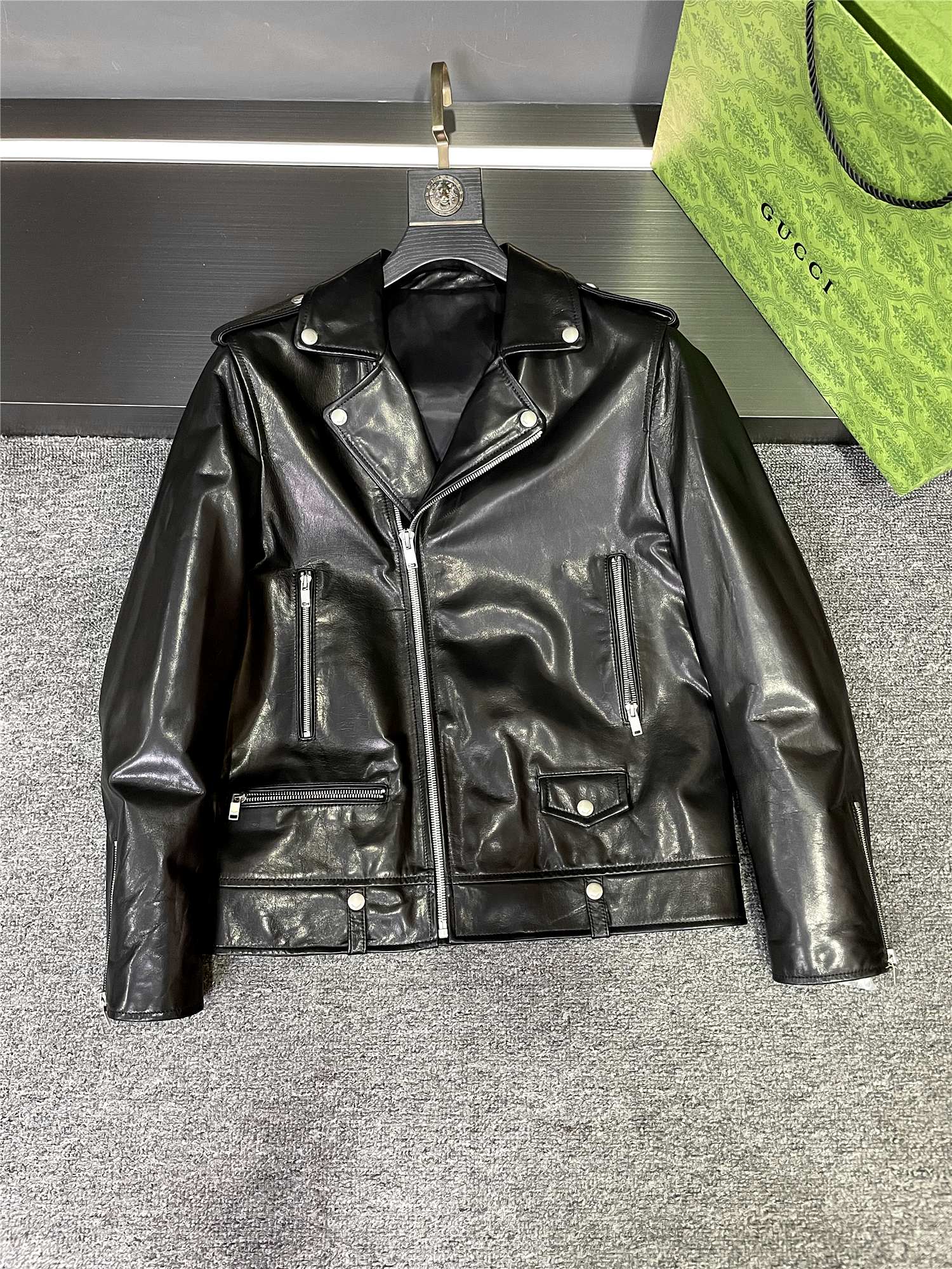 NO:773131,YSL motorcycle jacket tiling details. Friends, look at this imported goatskin, with delicate texture and soft touch. Every inch shows top quality. Look at the original hardware, exquisite craftsmanship, shining luster, and luxurious details. 2026YSL This motorcycle jacket is really made with care. No matter whether men and women wear it, it can show a unique charm. Size 48-58,, saint laurent, sheepskin, Top Customize119860909YSL 机车服平铺细节图 朋友们,瞧这进口山羊皮,细腻的纹理,柔软的触感,每一寸都彰显着顶级品质.  再看看这原版五金,精致的工艺,闪耀的光泽,细节之处尽显奢华.  2026YSL 这款机车服,真的是用心之作,无论男女穿上,都能展现出独特的魅力. 码数48-58,,saint laurent,sheepskin,Top Customize1,Men's clothing