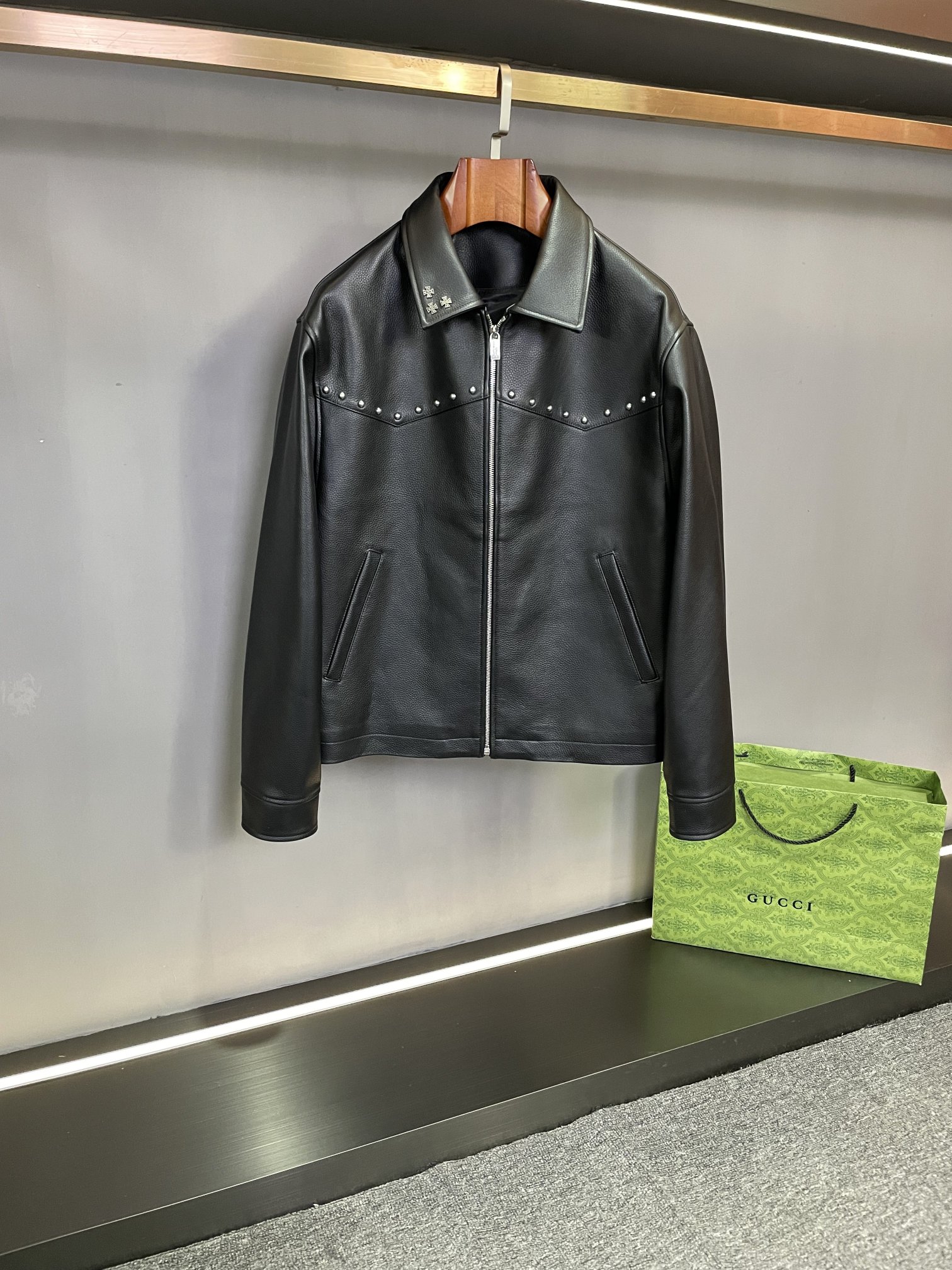 NO:771954,ENFANTS RICHES DEPRIMES ERD 2026 new spring and summer men's sheepskin leather jacket, an outstanding work that shows fashion and quality. This leather jacket of ERD is carefully made of black sheepskin imported from Australia. The sheepskin texture is soft, delicate and shiny, showing high-end luxury quality. The black color is classic and versatile, whether it is paired with casual pants or formal trousers, it can show a unique charm.  Its design is unique, with a row of rivets decorating the front and back, adding toughness and personality to the overall look. The luster of the rivets and the texture of the sheepskin complement each other, exuding a strong fashion atmosphere. The three brand cross LOGO hardware decorations on the collar are exquisite and eye-catching, highlighting the unique charm and value of the brand.  ERD's new men's sheepskin leather jacket is not only a piece of clothing, but also an expression of fashion attitude. It perfectly integrates fashion and quality, bringing you an unparalleled wearing experience in autumn and winter. Choose ERD and choose a distinctive fashion style. Size M-XXL,,leather jacket,sheepskin,Top Customize119860909ENFANTS RICHES DEPRIMES ERD 2026春夏新款男士羊皮皮衣,一款尽显时尚与品质的卓越之作.  ERD这款皮衣采用澳洲进口黑色羊皮精心打造,羊皮质地柔软细腻,富有光泽,彰显出高端奢华的品质.黑色的色调经典而百搭,无论是搭配休闲裤还是正装西裤,都能展现出独特的魅力.  其设计独具匠心,前胸以及后背一排铆钉装饰,为整体造型增添了一份硬朗与个性.铆钉的光泽与羊皮的质感相互映衬,散发出强烈的时尚气息.领口三个品牌十字 LOGO 五金件装饰,精致而醒目,凸显出品牌的独特魅力与价值.  ERD新款男士羊皮皮衣,不仅是一件衣物,更是一种时尚态度的表达.它将时尚与品质完美融合,为你在秋冬季节带来无与伦比的穿着体验.选择 ERD,选择与众不同的时尚风格. 码数M-XXL,,leather jacket,sheepskin,Top Customize1,Men's clothing