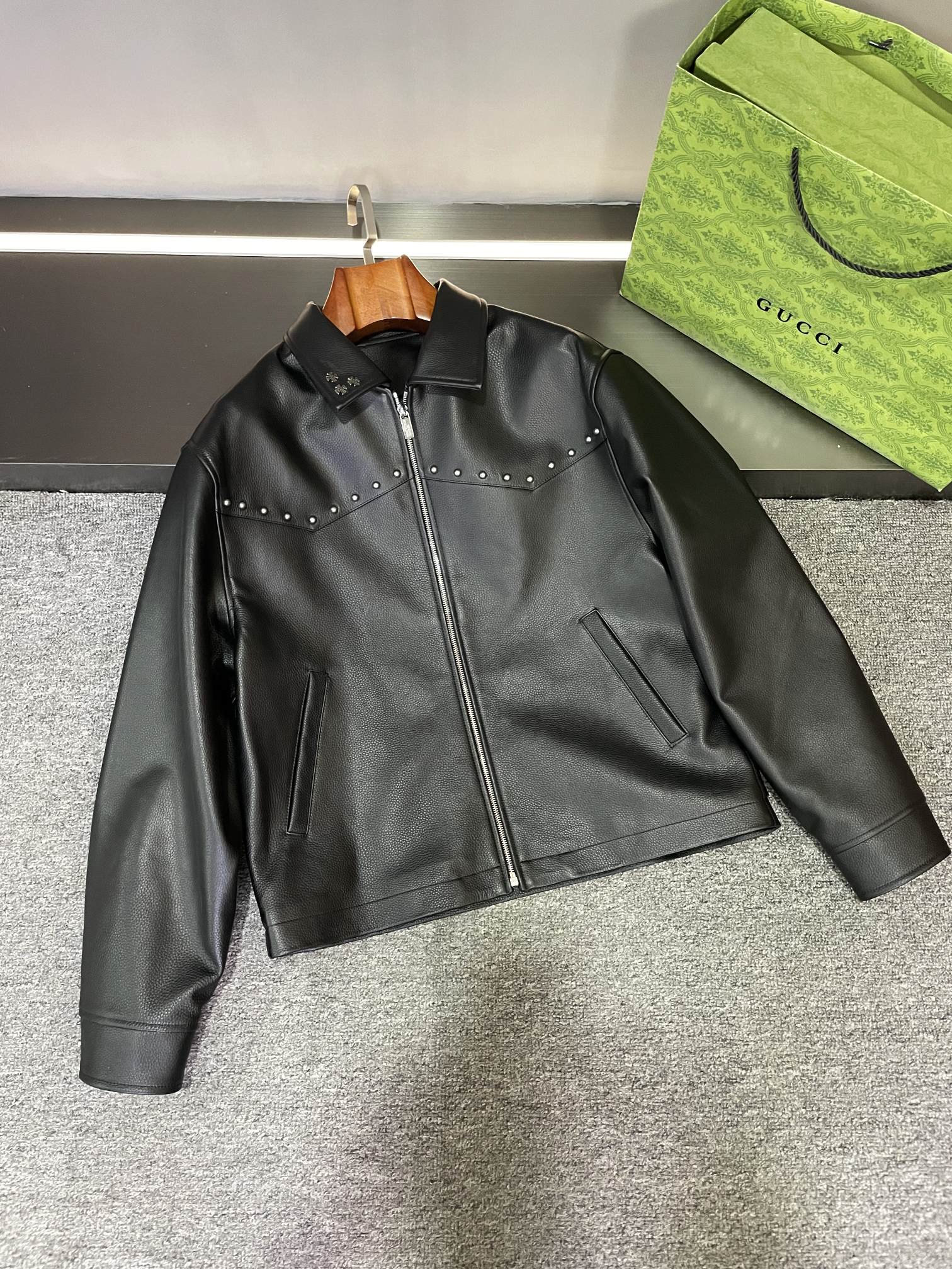 NO:773141,Cool guy appears!  ERD's 2026 spring and summer new men's cowhide leather jacket is here. The black cowhide imported from Australia is of excellent quality, soft and delicate to the touch, and seems to tell a story of luxury. Wearing it will instantly enhance your aura and taste. A row of rivets on the chest and back are decorated, shining with the light of personality. This is not just a decoration, but an expression of attitude, making you stand out from the crowd and become the center of attention. Three brand cross LOGOs on the neckline  The hardware decoration is extremely exquisite, highlighting the unique charm and high-end quality of ERD. Every detail has been carefully crafted to bring you the most perfect fashion experience. This ERD men's cowhide leather jacket is a must-have item in autumn and winter. It can be paired with casual wear to show a casual charm; it can also be paired with formal wear to show the style of an elegant gentleman. No matter when and where, it can make you shine with confidence. Come and own ERD  2026 new men's cowhide leather jacket, start your fashion journey and become the envy of everyone. Size 48-54..,,leather jacket,cowhide,Top Customize119860909酷帅登场！ERD 2026春夏新款男士牛皮皮衣,重磅来袭.  精选澳洲进口黑色牛皮,品质卓越,触感柔软细腻,仿佛在诉说着奢华的故事.穿上它,瞬间提升你的气场与品味.  前胸以及后背一排铆钉装饰,闪耀着个性的光芒.这不仅仅是装饰,更是一种态度的表达,让你在人群中脱颖而出,成为焦点中的焦点.  领口三个品牌十字 LOGO 五金件装饰,精致无比,彰显着 ERD 的独特魅力与高端品质.每一个细节都经过精心雕琢,只为给你带来最完美的时尚体验.  这款 ERD 男士牛皮皮衣,是秋冬季节的必备单品.它既可以搭配休闲装,展现随性不羁的魅力；也可以搭配正装,演绎优雅绅士的风范.无论何时何地,它都能让你散发自信的光芒.  快来拥有 ERD 2026新款男士牛皮皮衣,开启你的时尚之旅,成为众人羡慕的时尚达人.  码数48-54..,,leather jacket,cowhide,Top Customize1,Men's clothing