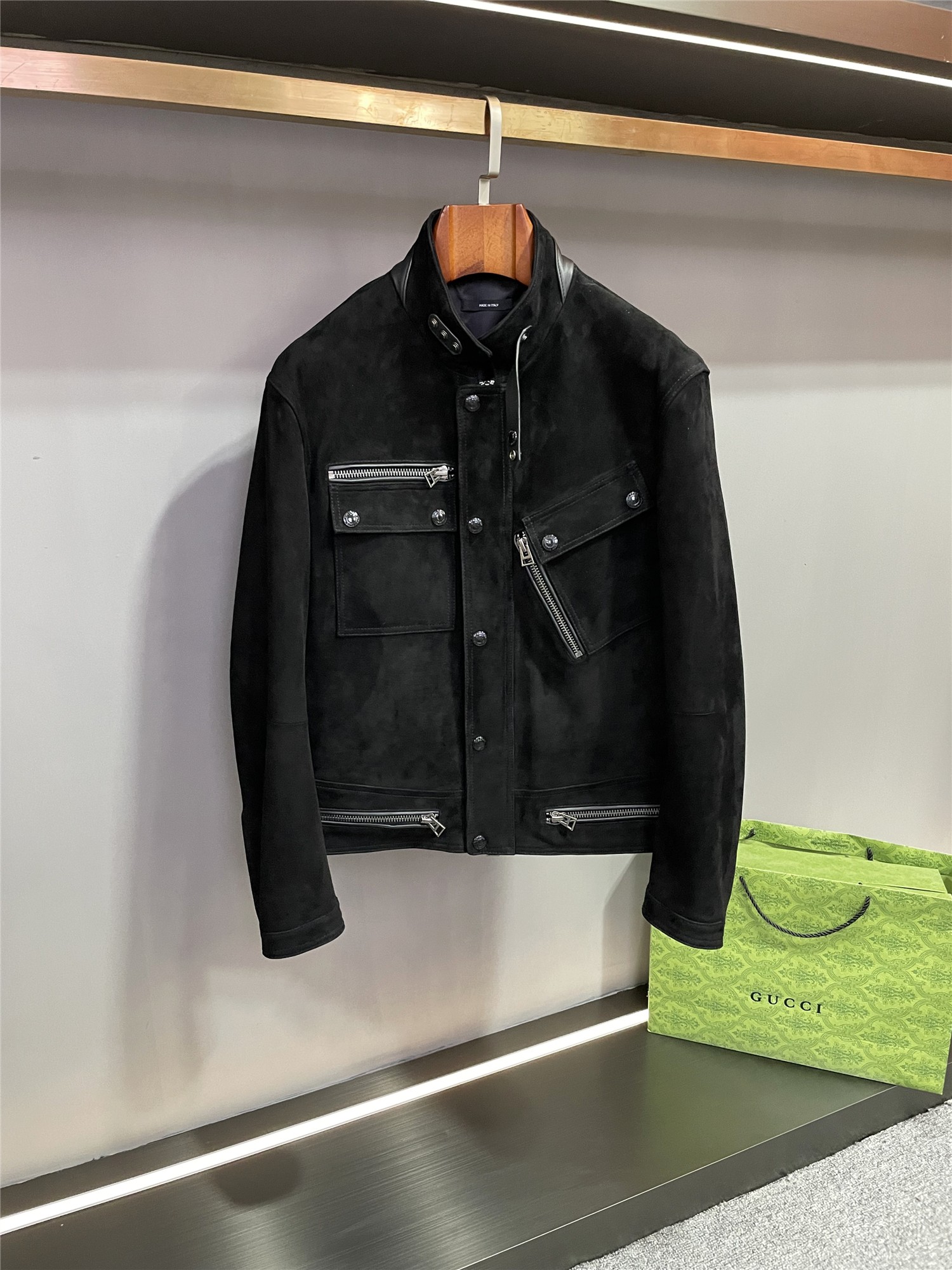 NO:771972,TOM FORD 2026 spring and summer new men's imported sheepskin suede leather jacket is coming. With its unique workwear-style design, this sheepskin jacket from Tom Ford shows a unique fashion charm. The two irregular pockets on the chest and heavy zipper are not only practical, but also highlight the exquisite craftsmanship and unique design concept. The TF at the neckline  The iconic windproof buckle and details show the brand's careful consideration, providing you with effective wind protection in cold seasons. The ingenious design of the cuff zippers allows you to freely adjust your style according to your personal needs and occasions, showing a variety of styles. Choosing Tom Ford 26 new imported sheepskin suede jacket is to choose the perfect fusion of quality and fashion, highlighting your unique taste and extraordinary temperament. Size M-3XL,,tom ford,tom ford,jackets &  coats,leather jacket,sheepskin,Top Customize119860909汤姆福特 TOM FORD 2026春夏新款男士进口羊皮反绒皮衣,强势来袭.  汤姆福特这款羊皮外套以其独特的工装风设计,展现出别具一格的时尚魅力.胸前两个不规则口袋,搭配重工拉链,不仅实用,更凸显出精致的工艺与独特的设计理念.  领口处的 TF 标志性防风扣,细节之处尽显品牌的精心考量,为您在寒冷季节提供有效的防风保护.  袖口拉链可开叉的巧思设计,让您能够根据个人需求和场合,自由调整穿搭风格,展现多样风采.  选择汤姆福特26新款进口羊皮绒面皮外套,就是选择品质与时尚的完美融合,彰显您的独特品味与非凡气质. 码数 M-3XL,,tom ford,tom ford,jackets & coats,leather jacket,sheepskin,Top Customize1,Men's clothing