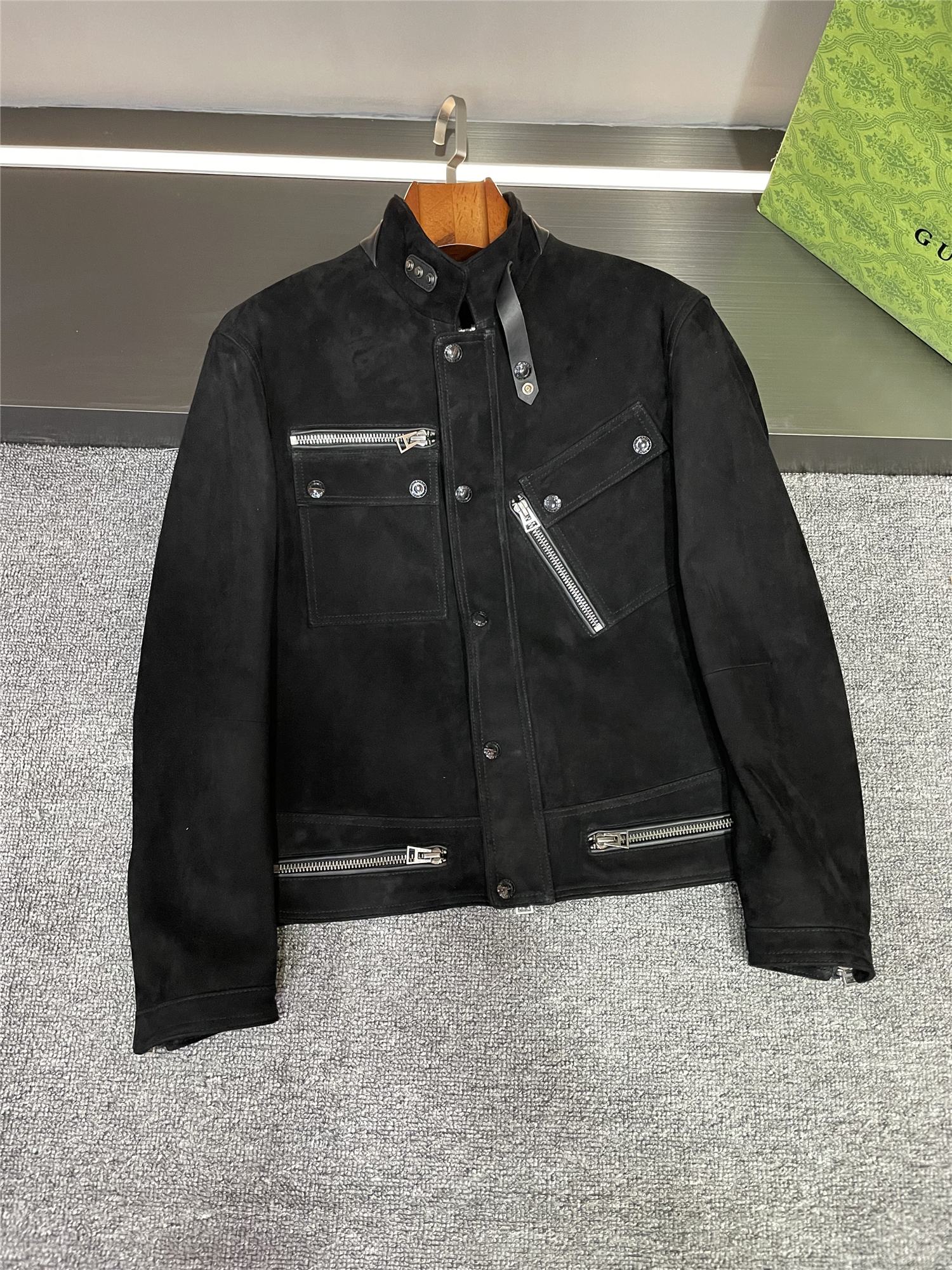 NO:773151,TOM FORD 2026 Spring/Summer New Sheepskin Suede Leather Jacket's Laying Detail Picture The delicate black suede sheepskin leather feels like silky satin, and every inch exudes a high-end texture, which is really hard to put down. Look at the original hardware, which is exquisite and sturdy, and the details are of excellent quality. There is also the special irregular pocket design, which is unique and novel, not only adds a sense of fashion, but is also practical.  I have to say that TF really put the utmost care into the design of this leather jacket, and every detail was handled just right, perfectly interpreting what delicacy and elegance are. How can such a leather jacket not make people excited? Sizes 48-56.,,tom ford,tom ford,jackets & coats,sheepskin,silk fabric,Top Customize119860909TOM FORD 汤姆福特 2026春夏新款 羊皮绒面皮皮夹克的平铺细节图  细腻的黑色反绒羊皮皮料,触感如同丝滑的绸缎,每一寸都散发着高级的质感,真的是让人爱不释手.  再看看这原版五金,精致且坚固,细节之处尽显品质之优.  还有那特殊不规则口袋设计,独特又新颖,不仅增添了时尚感,还兼具实用性.  不得不说,TF在这款皮夹克的设计上真的是用心至极,每一个细节都处理得恰到好处,完美诠释了什么叫做精致与优雅.这样的皮夹克,怎能不让人心动呢 尺码48-56.,,tom ford,tom ford,jackets & coats,sheepskin,silk fabric,Top Customize1,Men's clothing