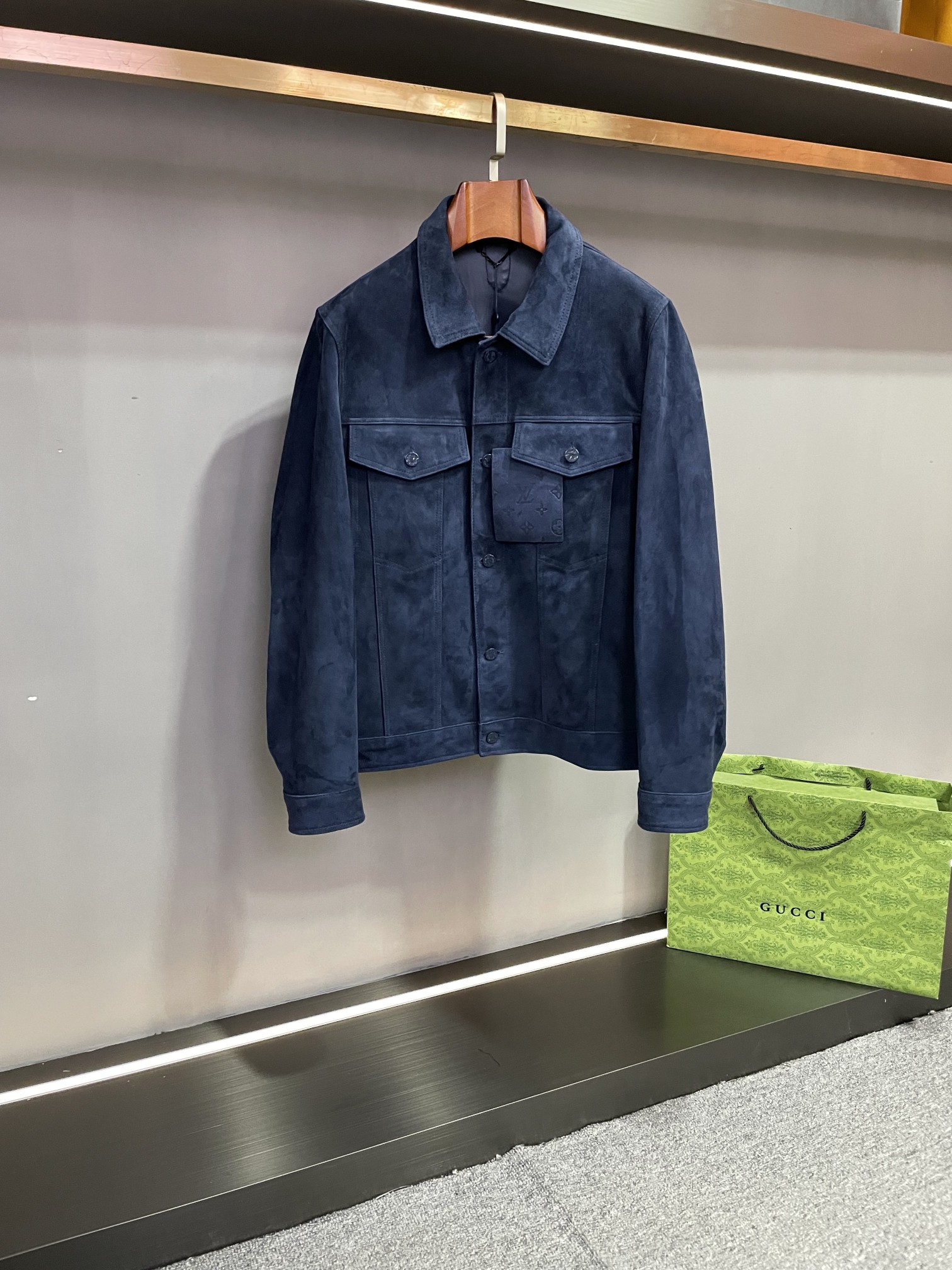 NO:773156,Louis Vuitton LV 2026 new spring and summer men's suede sheepskin leather jacket. This leather jacket from Lujia is made of suede sheepskin imported from Australia. The front has been carefully sueded to give it a unique touch and texture; the back is made of sheepskin laminating technology, which is smooth and delicate. In the details, LV's classic five-flower embossing is decorated under the collar and inside the hem, highlighting the brand's charm and luxury quality. There are two flap pockets on the chest, and the LV bag hangs below. The nameplate highlights the distinguished status; at the same time, there are two side pockets below, which are both practical and beautiful. LV has always been known for its exquisite craftsmanship and excellent quality. This men's suede leather jacket is the perfect combination of its classic inheritance and innovative design. It is a must-see choice in your autumn and winter wardrobe. Size 46-56,,louis vuitton,louis vuitton,louis vuitton,louis vuitton,leather jacket,sheepskin,Top Customize119860909路易威登 LV 2026春夏新款男士反绒羊皮皮衣  驴家这款皮衣精选澳洲进口反绒羊皮,其正面经过精心的反绒处理,触感独特,尽显质感；反面采用羊皮覆膜工艺,光滑细腻.  在细节之处,领口下方和下摆内侧均饰有 LV 经典的五花压花,彰显品牌魅力与奢华品质.胸前设有两个揭盖口袋,下方吊挂着 LV 铭牌,凸显尊贵身份；同时,下方还配有两个侧插口袋,兼具实用与美观.  LV一直以来以精湛工艺和卓越品质著称,此款男士翻毛皮皮衣更是其经典传承与创新设计的完美结合,是您秋冬衣橱中不可错过的精品之选. 码数46-56,,louis vuitton,louis vuitton,louis vuitton,louis vuitton,leather jacket,sheepskin,Top Customize1,Men's clothing