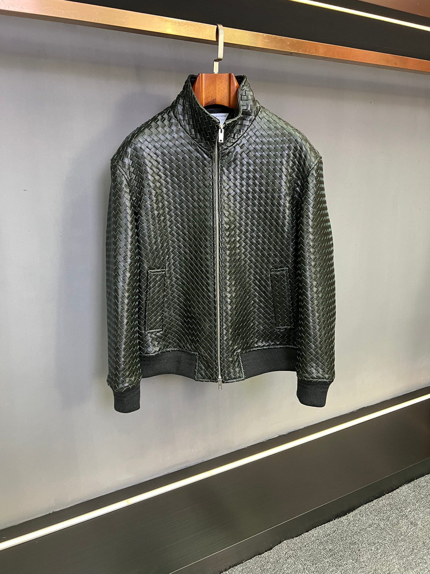NO:773169,BV 2026 Spring and Summer Men's New Sheepskin Jacket On the fashion stage, Bottega Veneta has always been synonymous with low-key luxury and excellent craftsmanship. In the 2026 Spring and Summer, the brand once again makes efforts to launch a new men's sheepskin jacket, which perfectly integrates classics and innovation, bringing a new fashion experience to men who pursue quality life.  The dark green sheepskin imported from Australia is the soul of this jacket. The dark green has a retro and mysterious temperament, which is different from the regular black and brown leather jackets, adding a sense of uniqueness and depth to the wearer. This color is calm and unobtrusive, showing taste in a low-key manner, and has a delicate luster under different lights, as if telling the story of years of precipitation.  The whole body is made of weaving technology, which is Bottega Veneta's signature Intrecciato weaving technology. The leather is cut into thin strips and then woven by craftsmen with exquisite handwork. Every texture and every intertwining point embodies the brand's persistence in traditional craftsmanship and unremitting pursuit of ultimate quality. This weaving not only gives the jacket a unique visual beauty, but also brings a soft and tough wearing experience, with both texture and comfort.  From a design point of view, it continues Bottega Veneta's consistent simple style without too many complicated decorations. It only outlines a neat silhouette with smooth lines. It can adapt to various body types and show men's ability and confidence. Whether it is paired with a simple white shirt and dark trousers for business occasions, or worn with a casual T-shirt and jeans for daily travel, this jacket can be easily controlled without any sense of violation.  Bottega Veneta's new 2026 spring and summer men's sheepskin jacket is not only a piece of clothing, but also a masterpiece that combines art and fashion. It is a vivid interpretation of low-key luxury aesthetics. Choosing it is to choose a life attitude that is unobtrusive but full of connotation. Size 48-56,,bottega veneta,bottega veneta,bottega veneta,jeans,jackets & coats,shirts,tees,t-shirt,sheepskin,Top Customize119860909BV 2026春夏男士新款羊皮夹克  在时尚的舞台上,葆蝶家（Bottega Veneta）一直是低调奢华与卓越工艺的代名词.2026春夏,品牌再度发力,推出男士新款羊皮夹克,将经典与创新完美融合,为追求品质生活的男士带来全新时尚体验.  精选自澳洲的进口墨绿色羊皮,是这件夹克的灵魂所在.墨绿色自带复古神秘的气质,区别于常规黑色与棕色皮夹克,为穿着者增添一份独特与深邃.这种色泽沉稳而不张扬,低调中尽显品味,在不同光线下泛出细腻光泽,仿佛诉说着岁月沉淀的故事 .  全身采用编织工艺打造,这正是葆蝶家标志性的Intrecciato编织技术,将皮革切割成细条,再由工匠们以精湛手工交错编织而成.每一处纹理、每一个交织点,都凝聚着品牌对传统工艺的执着坚守与对极致品质的不懈追求.这种编织不仅赋予夹克独一无二的视觉美感,更带来柔软且富有韧性的穿着体验,兼具质感与舒适度.  从设计角度看,它延续了葆蝶家一贯的简约风格,没有过多繁杂装饰,仅以流畅线条勾勒出利落版型,能够适配各种身材,展现男士的干练与自信.无论是搭配简约白衬衫与深色西裤出席商务场合,还是内搭休闲T恤和牛仔裤用于日常出行,这款夹克都能轻松驾驭,毫无违和感.  葆蝶家2026春夏男士新款羊皮夹克,不仅仅是一件衣物,更是一件融合艺术与时尚的杰作,是对低调奢华美学的生动诠释.选择它,就是选择一种不张扬却充满内涵的生活态度. 码数48-56,,bottega veneta,bottega veneta,bottega veneta,jeans,jackets & coats,shirts,tees，t-shirt,sheepskin,Top Customize1,Men's clothing