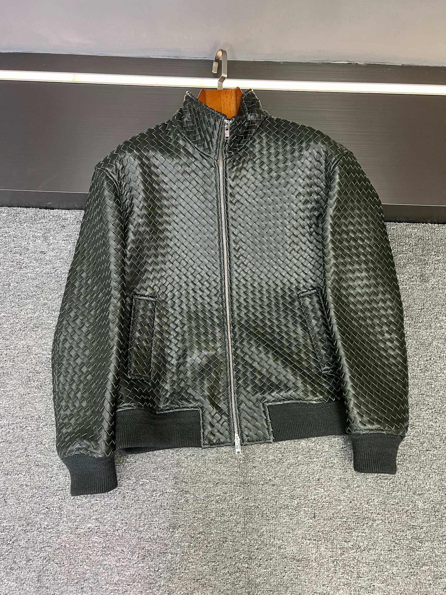 NO:773171,This touch of green from Bottega Veneta is the ultimate texture hit in autumn and winter. Bottega Veneta's new 2026 spring and summer men's sheepskin jacket, just by seeing this dark green color imported from Australia, you know that it understands the sense of luxury.  The selected sheepskin has a warm luster, and the weaving process of the whole body is a stroke of genius - it is not a rigid splicing, but the leather presents a delicate and interlaced texture in the hands of the craftsman. From a distance, it is a low-key texture, but only when you look up close can you appreciate every inch of the craftsmanship. This kind of design that 'cannot see the logo but has its own aura' is exactly the most charming thing about Bottega Veneta.  Dark green has a retro accent. Whether it is paired with a knitted sweater of the same color to create a sense of layering, or worn with a simple white T to highlight the texture, it can be easily worn effortlessly and fashionably. A jacket that can be worn for many years and has a taste over time is probably this. 48-56,,bottega veneta,jackets & coats,sheepskin,Top Customize119860909葆蝶家这抹绿,是秋冬最该有的质感暴击  葆蝶家2026春夏男士新款羊皮夹克,光是看到这抹澳洲进口的墨绿色,就知道是懂高级感的.  精选的羊皮自带温润光泽,而全身的编织工艺更是神来之笔——不是生硬的拼接,而是让皮革在匠人的手中呈现出细腻交错的纹理,远看是低调的肌理感,近看才能品出每一寸的匠心.这种“看不见logo却自带气场”的设计,恰恰是葆蝶家最迷人的地方.  墨绿色自带复古腔调,无论是搭配同色系针织衫营造层次感,还是内搭简单白T凸显质感,都能轻松穿出不费力的时髦.一件能穿多年、越穿越有味道的夹克,大概就是这样了吧.  48-56,,bottega veneta,jackets & coats,sheepskin,Top Customize1,Men's clothing