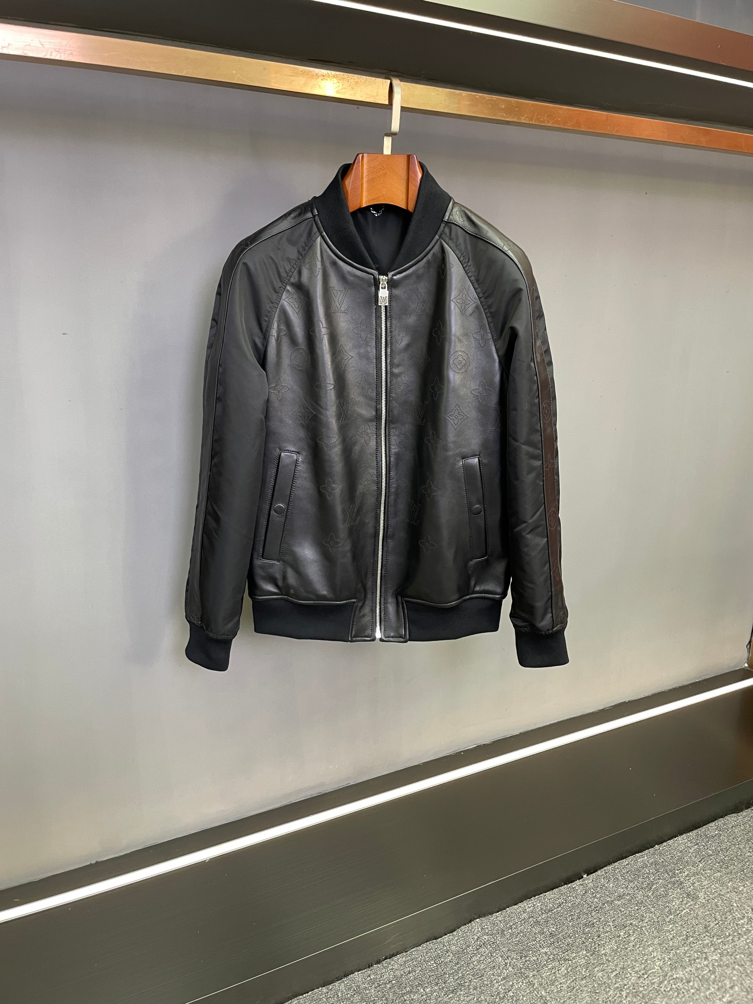 NO:773176,LV Louis Vuitton's 2026 spring and summer men's sheepskin jacket revolutionizes classics and reshapes style. Louis Vuitton's 2026 men's leather jacket interprets the fashion attitude of modern men with excellent craftsmanship and innovative design. The black sheepskin imported from Australia is selected, with a soft and delicate texture, giving the wearer a luxurious touch and highlighting extraordinary taste. The sleeves and back panel are spliced with recycled nylon, which not only adds functionality to the clothing, but also demonstrates the brand's unremitting pursuit of sustainable fashion.  The unique burning process on the leather accurately depicts the Louis Vuitton brand LOGO, which cleverly blends classics and trends. It is a condensed symbol of the brand spirit, showing luxury in a low-key manner, adding exclusive charm to every wear. This sheepskin jacket can be easily worn whether worn with a simple white shirt and dark trousers for formal occasions or worn with a personalized T-shirt and jeans for walking on the street, highlighting the diverse styles of men.  Louis Vuitton's 2026 spring and summer men's sheepskin jacket breaks through tradition and leads the new fashion trend. We sincerely invite you to come and taste it and open up your exclusive fashion. Size 48-56,,louis vuitton,louis vuitton,jeans,jackets & coats,shirts,tees,t-shirt,leather jacket,sheepskin,Top Customize119860909LV 路易威登2026春夏男士羊皮夹克,革新经典,重塑型格  路易威登2026男士皮衣,以卓越工艺与创新设计,诠释现代男士的时尚态度.  精选澳洲进口黑色羊皮,质感柔软细腻,赋予穿着者奢华触感,彰显不凡品味.袖子与后幅拼接可回收尼龙,不仅增添了服装的功能性,更展现了品牌对可持续时尚的不懈追求.  皮革上独特的烧花工艺,精准刻画出路易威登品牌LOGO,巧妙融合经典与潮流,是品牌精神的凝练象征,低调中尽显奢华,为每一次穿着增添专属魅力.  这款羊皮夹克,无论是搭配简约的白衬衫与深色西裤,出席正式场合；还是内搭个性T恤与牛仔裤,漫步街头,都能轻松驾驭,彰显男士多元风格. 路易威登2026春夏男士羊皮夹克,突破传统,引领时尚新潮流,诚邀您莅临品鉴,开启专属时尚之率 码数48-56,,louis vuitton,louis vuitton,jeans,jackets & coats,shirts,tees，t-shirt,leather jacket,sheepskin,Top Customize1,Men's clothing
