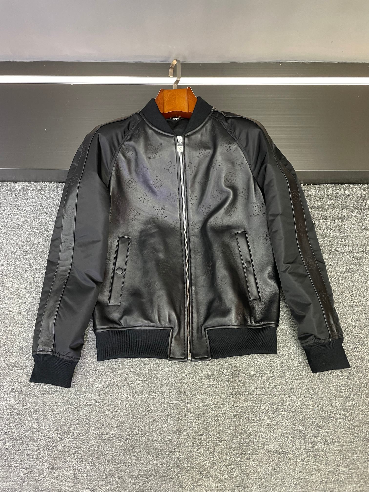NO:773180,LV Louis Vuitton's 26 spring and summer men's sheepskin jacket is destined to become the focus of your wardrobe.  The black sheepskin imported from Australia is the soul of this jacket. The delicate texture hides the texture accumulated over time. The moment you touch it, you can feel the irreplaceable warmth and solidity. The cleverly spliced recyclable nylon on the sleeves and back panel not only injects a neat sense of functionality into the overall shape, but also hides the brand's gentle consideration of environmental protection - while pursuing fashion, it also does not forget to live in harmony with nature.  The most eye-catching thing is the burnt flower craftsmanship on the leather. Louis Vuitton's classic brand LOGO is delicately carved by the craftsmen. Every texture seems to tell the brand's century-old heritage. It is not overly ostentatious, but also shows the taste in the details, and reveals the right sense of presence in the low-key.  Whether paired with simple jeans for a daily look, or with formal pants for a business casual look, this jacket can be easily held. It is not only a piece of clothing, but also a comment on quality life, allowing you to calmly show your unique charm in every occasion. Such a piece that combines texture, design and concept may be just the 'just right' you have been looking for. M-3XL,, louis vuitton, louis vuitton, jeans, jackets &  coats,sheepskin,Top Customize119860909LV 路易威登26春夏男士羊皮夹克注定成为衣橱里的焦点存在.  澳洲进口的黑色羊皮是这件夹克的灵魂,细腻的肌理中藏着岁月沉淀的质感,上手触摸的瞬间,便能感受到那份无可替代的温润与扎实.而袖子和后幅巧妙拼接的可回收尼龙,不仅为整体造型注入几分利落的机能感,更藏着品牌对环保的温柔考量——在追求时尚的同时,也不忘与自然友好相处.  最让人眼前一亮的,莫过于皮革上的烧花工艺.路易威登经典的品牌LOGO在匠人手下被细腻刻画,每一道纹路都像在诉说品牌的百年底蕴,既不会过分张扬,又能在细节处彰显品味,低调中透着恰到好处的存在感.  无论是搭配简约牛仔裤打造日常造型,还是与正装裤碰撞出商务休闲的层次感,这件夹克都能轻松hold住.它不只是一件服饰,更是一份对品质生活的注解,让你在每一个场合都能从容展现独特魅力. 这样一件集质感、设计与理念于一身的单品,或许正是你一直在寻找的那份“恰到好处”. M-3XL,,louis vuitton,louis vuitton,jeans,jackets & coats,sheepskin,Top Customize1,Men's clothing