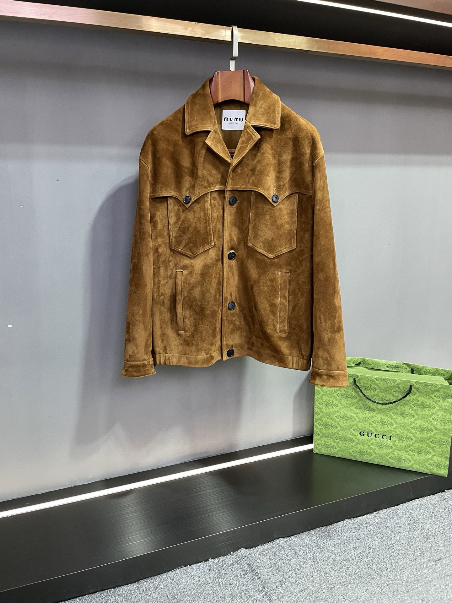 NO:772038,MIU MIU's 2026 spring and summer new men's sheepskin leather jackets are coming. Made of selected brown suede sheepskin imported from Australia, the material is high-quality and has a delicate and soft touch, demonstrating the brand's ultimate pursuit of quality. The small suit collar design is classic yet fashionable, adding an elegance and stability to the overall look.  The flap pocket on the chest is uniquely designed in the shape of a lotus leaf, which not only adds visual layering, but also highlights the brand's unique design concept. The MIU MIU brand LOGO embroidery under the back collar is even more exquisite and delicate, showing the brand's excellent craftsmanship and high-end positioning. Miu Miu's men's sheepskin leather jacket can make you show your confident and calm charm whether in business situations or leisure time. It is not just a piece of clothing, but also a reflection of a life attitude.  Choose MIUMIU 2026 new spring and summer men's sheepskin leather jackets to make you a fashion leader this autumn and winter. Size M-3XL,,miumiu,leather jacket,business suit,sheepskin,Top Customize119860909缪缪 MIU MIU 2026春夏新款男士羊皮皮衣,强势来袭  精选澳洲进口棕色反绒羊皮打造,材质上乘,触感细腻柔软,彰显出品牌对品质的极致追求.小西装领设计,经典而不失时尚感,为整体造型增添了一份优雅与稳重.  胸前的揭盖口袋设计别出心裁,呈荷叶状,不仅增添了视觉上的层次感,更凸显了品牌的独特设计理念.而后衣领下方的 MIU MIU 品牌 LOGO 贴皮绣,更是精致细腻,展现了品牌的卓越工艺与高端定位.  缪缪这款男士羊皮皮衣,无论是在商务场合还是休闲时光,都能让你展现出自信从容的魅力.它不仅仅是一件衣服,更是一种生活态度的体现.  选择MIUMIU 2026春夏新款男士羊皮皮衣,让你在这个秋冬成为时尚的引领者. 码数M-3XL,,miumiu,leather jacket,business suit,sheepskin,Top Customize1,Men's clothing