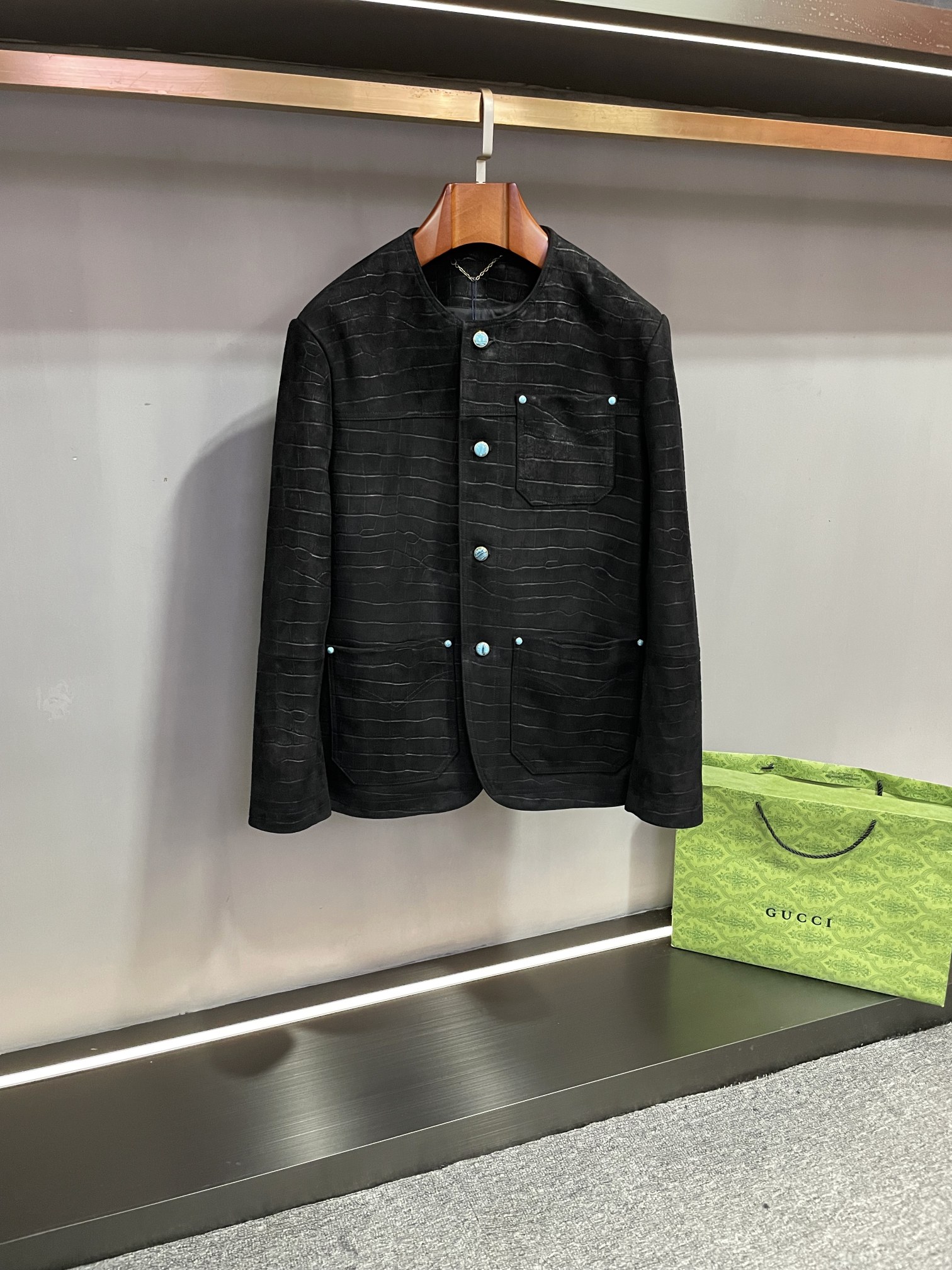 NO:773157,Louis Vuitton's new 1826 spring and summer men's suede sheepskin leather jacket shows luxurious quality and fashionable style. This LV leather jacket is carefully made of suede sheepskin imported from Australia, with extraordinary texture. The softness and delicacy of the sheepskin bring the wearer the ultimate comfortable experience. The surface is carefully embossed with crocodile patterns, adding a unique wild charm and noble temperament.  LV provides two classic color options, black and brown, to meet the needs of different occasions and personal styles. Black is mysterious and deep, showing calmness; brown is warm and mellow, exuding a retro charm. The unique collarless design is simple and elegant, showing the sophistication and neatness of men. Abandon superfluous decorations, paying more attention to the smooth lines and overall simplicity.  The embellishment of turquoise engraved buttons adds the beauty of exquisite details to this leather jacket. Each button is like a work of art, with exquisite engraving craftsmanship, highlighting the brand's excellent quality and unique charm. LV has always been a symbol of fashion and quality, and this 2026 new men's suede sheepskin leather jacket brings the essence of the brand to the extreme. Whether it is paired with casual wear or formal wear, it can show the elegance and confidence of men.  Choosing Louis Vuitton's 2026 spring and summer new men's suede sheepskin leather jacket is to choose a high-quality lifestyle. Let us bloom our unique charm in the name of fashion this autumn and winter. Size 48-56,,louis vuitton,louis vuitton,leather jacket,sheepskin,Top Customize119860909路易威登 LV 1826春夏新款男士反绒羊皮皮衣,尽显奢华品质与时尚风范.  LV这款皮衣采用澳洲进口的反绒羊皮精心打造,质感非凡.羊皮的柔软与细腻,为穿着者带来极致的舒适体验.表面经过精心的鳄鱼纹压花处理,增添了一份独特的野性魅力与高贵气质.  LV提供黑色与棕色两个经典颜色选择,满足不同场合与个人风格的需求.黑色神秘深邃,彰显沉稳大气；棕色温暖醇厚,散发复古韵味.  独特的无领设计,简洁大方,展现出男性的干练与利落.摒弃多余的装饰,更加注重线条的流畅与整体的简约感.  绿松石刻字纽扣的点缀,为这件皮衣增添了精致的细节之美.每一颗纽扣都仿佛是一件艺术品,刻字工艺精湛,彰显品牌的卓越品质与独特魅力.  LV一直以来都是时尚与品质的象征,这款 2026新款男士反绒羊皮皮衣更是将品牌的精髓发挥到极致.无论是搭配休闲装还是正装,都能展现出男性的优雅与自信.  选择路易威登2026春夏新款男士反绒羊皮皮衣,就是选择一种高品质的生活方式.让我们在这个秋冬,以时尚之名,绽放独特魅力. 码数48-56,,louis vuitton,louis vuitton,leather jacket,sheepskin,Top Customize1,Men's clothing
