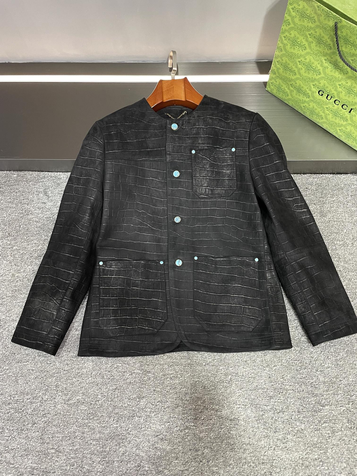 NO:772062,LV Louis Vuitton's 2026 spring and summer new men's suede sheepskin leather jacket is the pinnacle of fashion and quality. Detailed tiles When your eyes fall on the tiled details of this leather jacket, you are instantly attracted by its luxurious charm. The suede sheepskin imported from Australia has a delicate texture, which seems to tell the gifts of nature and the brand's exquisite craftsmanship.  The crocodile pattern embossing treatment on the surface adds a domineering and unique look to this leather jacket. Each pattern is like an artistic brushstroke, showing the man's fortitude and courage. Whether under the light or in natural light, it exudes a charming luster.  LV has two classic colors, black and brown, to meet the needs of different styles. Black is mysterious and deep, showing calmness and restraint; brown is warm and mellow, exuding elegance and grandeur. Whether you wear it with casual wear or formal wear, you can easily create a fashionable look. The collarless design is simple and elegant, and can better highlight the graceful lines of the neck. At the same time, it also adds a sense of fashion and modernity to the overall look. It makes you more comfortable and comfortable when wearing it, showing your unique personality charm.  Turquoise engraved buttons are embellished, and the details are full of luxury. Each button is like a work of art, with clear engraving and exquisite craftsmanship. It not only adds a sense of sophistication to the leather jacket, but also is a symbol of brand quality. Lujia's 2026 new men's suede sheepskin leather jacket is an indispensable fashion item in your autumn and winter wardrobe. It perfectly integrates fashion and quality, making you the focus of attention this season. Size 48-56, louis vuitton, louis  vuitton,louis vuitton,louis vuitton,leather jacket,sheepskin,Top Customize119860909LV 路易威登 2026春夏新款男士反绒羊皮皮衣,时尚与品质的巅峰之作.平铺细节图  当目光落在这款皮衣的平铺细节图上,瞬间被它的奢华魅力所吸引.澳洲进口的反绒羊皮,质感细腻,仿佛在诉说着大自然的馈赠与品牌的精湛工艺.  表面的鳄鱼纹压花处理,更是为这件皮衣增添了一份霸气与独特.每一道纹路都犹如艺术的笔触,展现出男性的刚毅与果敢.无论是在灯光下还是自然光中,都散发着迷人的光泽.  LV黑色与棕色两个经典颜色可选,满足不同风格的需求.黑色神秘深邃,彰显着沉稳与内敛；棕色温暖醇厚,散发着优雅与大气.无论你是搭配休闲装还是正装,都能轻松打造出时尚的造型.  无领设计,简洁大方,更能凸显颈部线条的优美.同时,也为整体造型增添了一份时尚感与现代感.让你在穿着时更加舒适自在,展现出独特的个性魅力.  绿松石刻字纽扣点缀,细节之处尽显奢华.每一颗纽扣都仿佛是一件艺术品,刻字清晰,工艺精湛.不仅为皮衣增添了一份精致感,更是品牌品质的象征.  驴家2026新款男士反绒羊皮皮衣,是你秋冬衣橱中不可或缺的时尚单品.它将时尚与品质完美融合,让你在这个季节成为众人瞩目的焦点.  码数48-56,,louis vuitton,louis vuitton,louis vuitton,louis vuitton,leather jacket,sheepskin,Top Customize1,Men's clothing