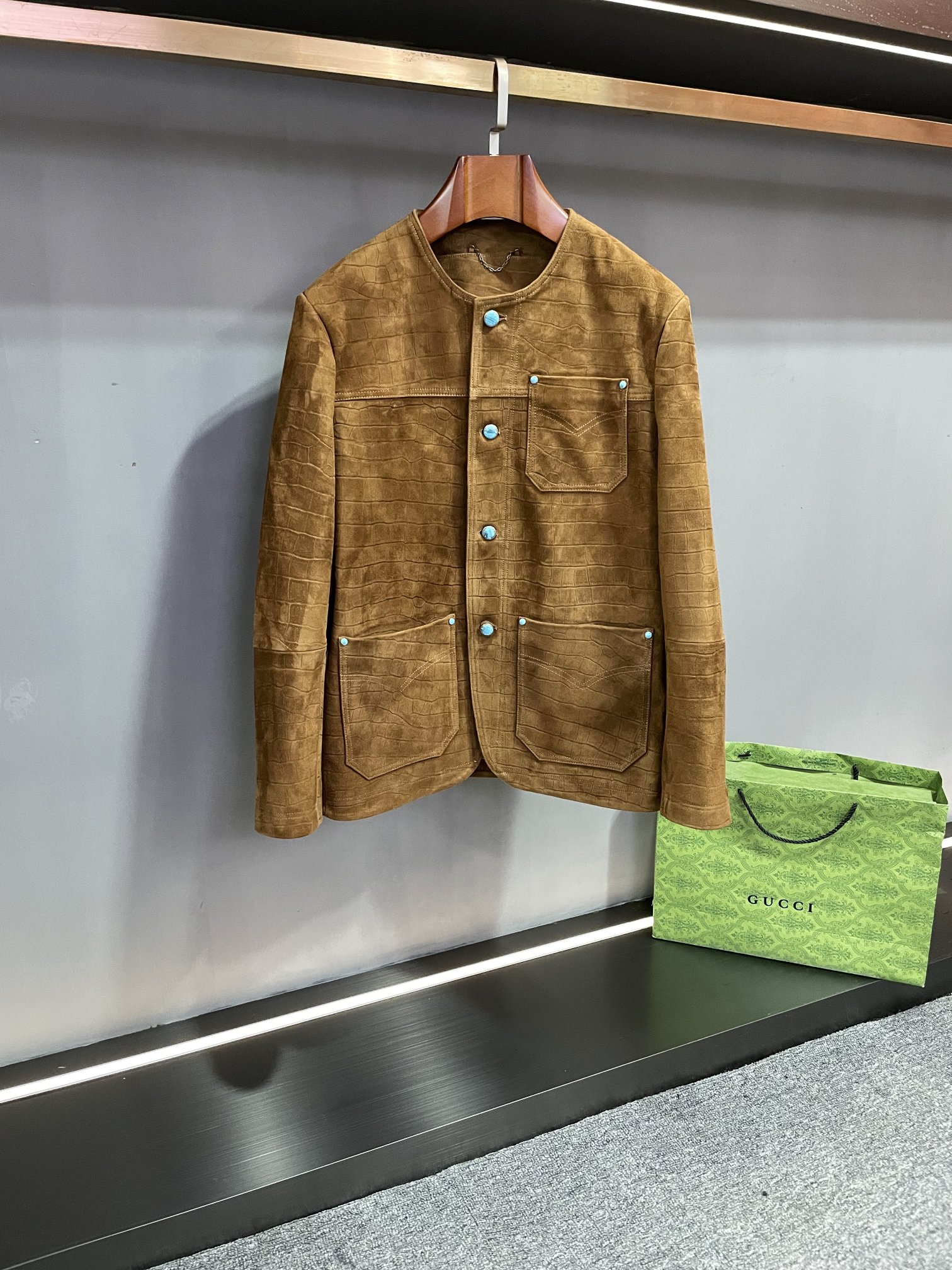 NO:772069,Louis Vuitton's new 1826 spring and summer men's suede sheepskin leather jacket shows luxurious quality and fashionable style. This LV leather jacket is carefully made of suede sheepskin imported from Australia, with extraordinary texture. The softness and delicacy of the sheepskin bring the wearer the ultimate comfortable experience. The surface is carefully embossed with crocodile patterns, adding a unique wild charm and noble temperament.  LV provides two classic color options, black and brown, to meet the needs of different occasions and personal styles. Black is mysterious and deep, showing calmness; brown is warm and mellow, exuding a retro charm. The unique collarless design is simple and elegant, showing the sophistication and neatness of men. Abandon superfluous decorations, paying more attention to the smooth lines and overall simplicity.  The embellishment of turquoise engraved buttons adds the beauty of exquisite details to this leather jacket. Each button is like a work of art, with exquisite engraving craftsmanship, highlighting the brand's excellent quality and unique charm. LV has always been a symbol of fashion and quality, and this 2026 new men's suede sheepskin leather jacket brings the essence of the brand to the extreme. Whether it is paired with casual wear or formal wear, it can show the elegance and confidence of men.  Choosing Louis Vuitton's new 2026 spring and summer men's suede sheepskin leather jacket is to choose a high-quality lifestyle. Let us bloom our unique charm in the name of fashion this autumn and winter. Size M-3XL,,louis vuitton,louis vuitton,leather jacket,sheepskin,Top Customize119860909路易威登 LV 1826春夏新款男士反绒羊皮皮衣,尽显奢华品质与时尚风范.  LV这款皮衣采用澳洲进口的反绒羊皮精心打造,质感非凡.羊皮的柔软与细腻,为穿着者带来极致的舒适体验.表面经过精心的鳄鱼纹压花处理,增添了一份独特的野性魅力与高贵气质.  LV提供黑色与棕色两个经典颜色选择,满足不同场合与个人风格的需求.黑色神秘深邃,彰显沉稳大气；棕色温暖醇厚,散发复古韵味.  独特的无领设计,简洁大方,展现出男性的干练与利落.摒弃多余的装饰,更加注重线条的流畅与整体的简约感.  绿松石刻字纽扣的点缀,为这件皮衣增添了精致的细节之美.每一颗纽扣都仿佛是一件艺术品,刻字工艺精湛,彰显品牌的卓越品质与独特魅力.  LV一直以来都是时尚与品质的象征,这款 2026新款男士反绒羊皮皮衣更是将品牌的精髓发挥到极致.无论是搭配休闲装还是正装,都能展现出男性的优雅与自信.  选择路易威登2026春夏新款男士反绒羊皮皮衣,就是选择一种高品质的生活方式.让我们在这个秋冬,以时尚之名,绽放独特魅力. 码数M-3XL,,louis vuitton,louis vuitton,leather jacket,sheepskin,Top Customize1,Men's clothing