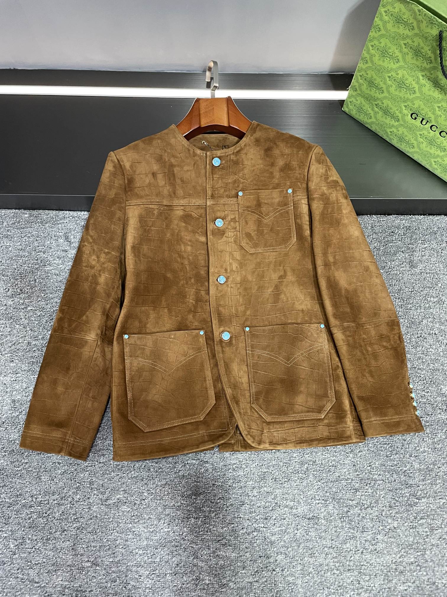 NO:773170,LV Louis Vuitton's 2026 spring and summer new men's suede sheepskin leather jacket is the pinnacle of fashion and quality. Detailed tiles When your eyes fall on the tiled details of this leather jacket, you are instantly attracted by its luxurious charm. The suede sheepskin imported from Australia has a delicate texture, which seems to tell the gifts of nature and the brand's exquisite craftsmanship.  The crocodile pattern embossing treatment on the surface adds a domineering and unique look to this leather jacket. Each pattern is like an artistic brushstroke, showing the man's fortitude and courage. Whether under the light or in natural light, it exudes a charming luster.  LV has two classic colors, black and brown, to meet the needs of different styles. Black is mysterious and deep, showing calmness and restraint; brown is warm and mellow, exuding elegance and grandeur. Whether you wear it with casual wear or formal wear, you can easily create a fashionable look. The collarless design is simple and elegant, and can better highlight the graceful lines of the neck. At the same time, it also adds a sense of fashion and modernity to the overall look. It makes you more comfortable and comfortable when wearing it, showing your unique personality charm.  Turquoise engraved buttons are embellished, and the details are full of luxury. Each button is like a work of art, with clear engraving and exquisite craftsmanship. It not only adds a sense of sophistication to the leather jacket, but also is a symbol of brand quality. Lujia's 2026 new men's suede sheepskin leather jacket is an indispensable fashion item in your autumn and winter wardrobe. It perfectly integrates fashion and quality, making you the focus of attention this season. Size 48-56, louis vuitton, louis  vuitton,louis vuitton,louis vuitton,leather jacket,sheepskin,Top Customize119860909LV 路易威登 2026春夏新款男士反绒羊皮皮衣,时尚与品质的巅峰之作.平铺细节图  当目光落在这款皮衣的平铺细节图上,瞬间被它的奢华魅力所吸引.澳洲进口的反绒羊皮,质感细腻,仿佛在诉说着大自然的馈赠与品牌的精湛工艺.  表面的鳄鱼纹压花处理,更是为这件皮衣增添了一份霸气与独特.每一道纹路都犹如艺术的笔触,展现出男性的刚毅与果敢.无论是在灯光下还是自然光中,都散发着迷人的光泽.  LV黑色与棕色两个经典颜色可选,满足不同风格的需求.黑色神秘深邃,彰显着沉稳与内敛；棕色温暖醇厚,散发着优雅与大气.无论你是搭配休闲装还是正装,都能轻松打造出时尚的造型.  无领设计,简洁大方,更能凸显颈部线条的优美.同时,也为整体造型增添了一份时尚感与现代感.让你在穿着时更加舒适自在,展现出独特的个性魅力.  绿松石刻字纽扣点缀,细节之处尽显奢华.每一颗纽扣都仿佛是一件艺术品,刻字清晰,工艺精湛.不仅为皮衣增添了一份精致感,更是品牌品质的象征.  驴家2026新款男士反绒羊皮皮衣,是你秋冬衣橱中不可或缺的时尚单品.它将时尚与品质完美融合,让你在这个季节成为众人瞩目的焦点.  码数48-56,,louis vuitton,louis vuitton,louis vuitton,louis vuitton,leather jacket,sheepskin,Top Customize1,Men's clothing
