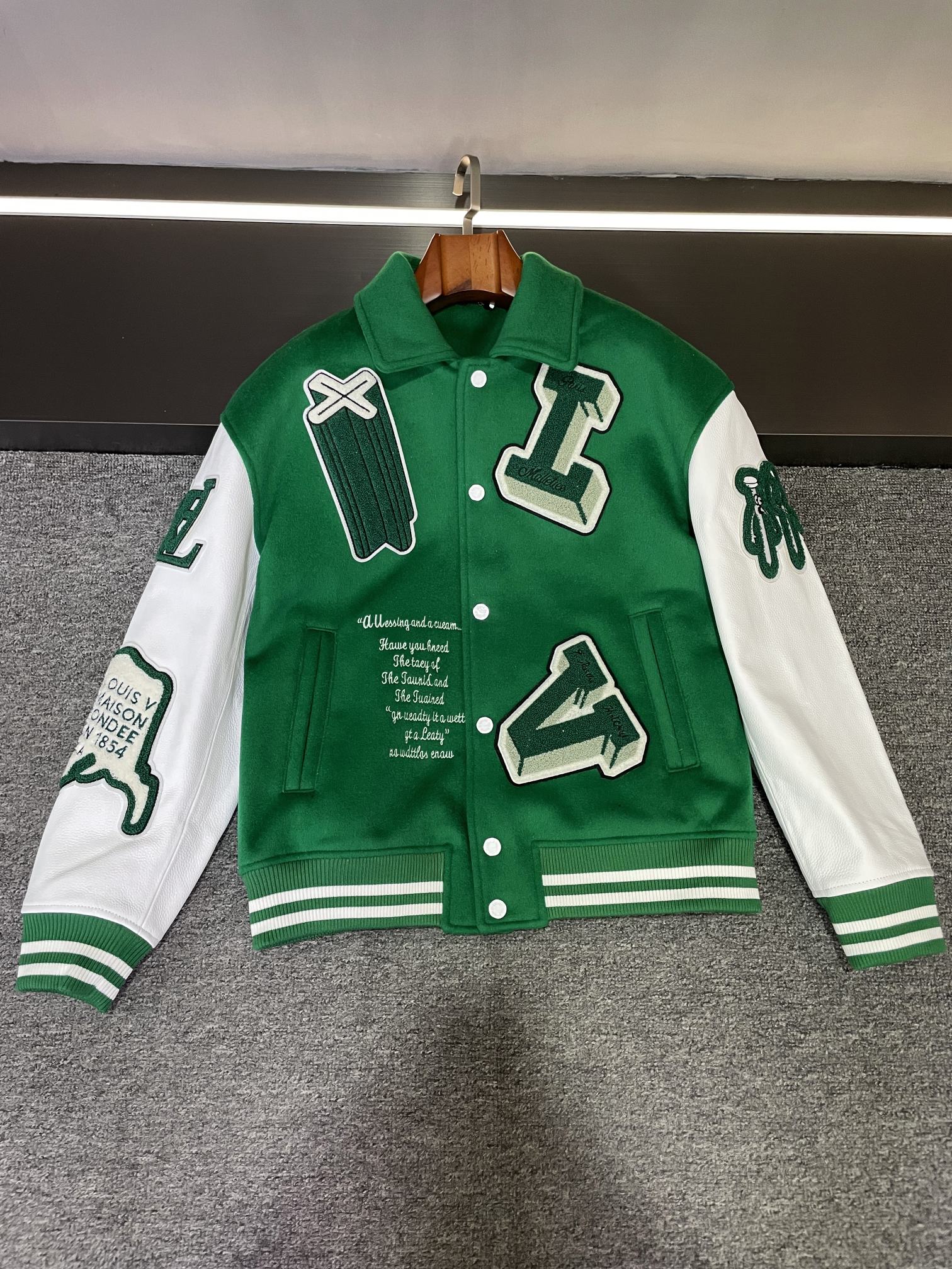 NO:772012,Louis Vuitton LV's 2026 spring and summer new cowhide baseball uniform, a fashion legend is coming. Dear friends, today I must share with you this stunning 2026 autumn and winter new cowhide baseball uniform from Lujia. This LV baseball uniform is for men and women, and it is called 'The Wizard of Oz'. Just hearing the name makes people feel like they are in a dreamy natural world.  Let’s look at the material first. The sleeves are made of first-layer white calfskin imported from Spain. The texture is superb, and the delicate texture highlights the luxurious quality. The body is made of green cashmere imported from Australia, which is soft and warm. Wearing it makes you feel like you are being gently embraced by nature. The most amazing thing is its craftsmanship. The towel embroidery and embroidery technology display the LV brand LOGO and brand elements on a large area all over the body. Every stitch tells exquisiteness and care. Especially the giant LV LOGO on the back.  Paired with skull, crow and cloud patterns, it is a perfect fusion of fashion and personality. This design is both bold and unique, making you instantly stand out from the crowd. Lujia has always been synonymous with fashion, and this baseball uniform maximizes the charm of the brand. Whether paired with casual pants or a skirt, it can show your fashion taste and unique style.  With it, you not only own a piece of clothing, but also a fashionable attitude and quality of life. Come and start this Wizard of Oz fashion journey with Louis Vuitton. Size 46-54,,louis vuitton,louis vuitton,louis vuitton,louis vuitton,skirts,cowhide,Top Customize119860909路易威登 Lv 2026春夏新款牛皮棒球服,时尚传奇来袭  宝子们,今天一定要给大家分享驴家这款令人惊艳的 2026.秋冬新款牛皮棒球服.  Lv这款棒球服男女同款,名为“绿野仙踪”,光听名字就仿佛能让人置身于梦幻的自然世界中.  先看材质,袖子采用西班牙进口头层白色小牛皮打造,质感超棒,细腻的纹理彰显着奢华品质.而身子则是澳洲进口绿色羊绒,柔软又温暖,穿上就像被大自然温柔拥抱.  最让人惊叹的是它的工艺,毛巾绣搭配绣花工艺在全身大面积呈现 LV 品牌 LOGO 以及品牌元素,每一处针脚都诉说着精湛与用心.  特别是后背巨型的 LV LOGO 搭配骷髅、乌鸦以及云朵图案,简直是时尚与个性的完美融合.这个设计既大胆又独特,让你在人群中瞬间脱颖而出.  驴家 一直以来都是时尚的代名词,这款棒球服更是将品牌的魅力发挥到极致.无论是搭配休闲裤还是裙子,都能展现出你的时尚品味和独特风格.  拥有它,你不仅拥有了一件衣服,更是拥有了一份时尚的态度和生活的品质.快来和路易威登一起,开启这场绿野仙踪的时尚之旅吧.  码数46-54,,louis vuitton,louis vuitton,louis vuitton,louis vuitton,skirts,cowhide,Top Customize1,Men's clothing