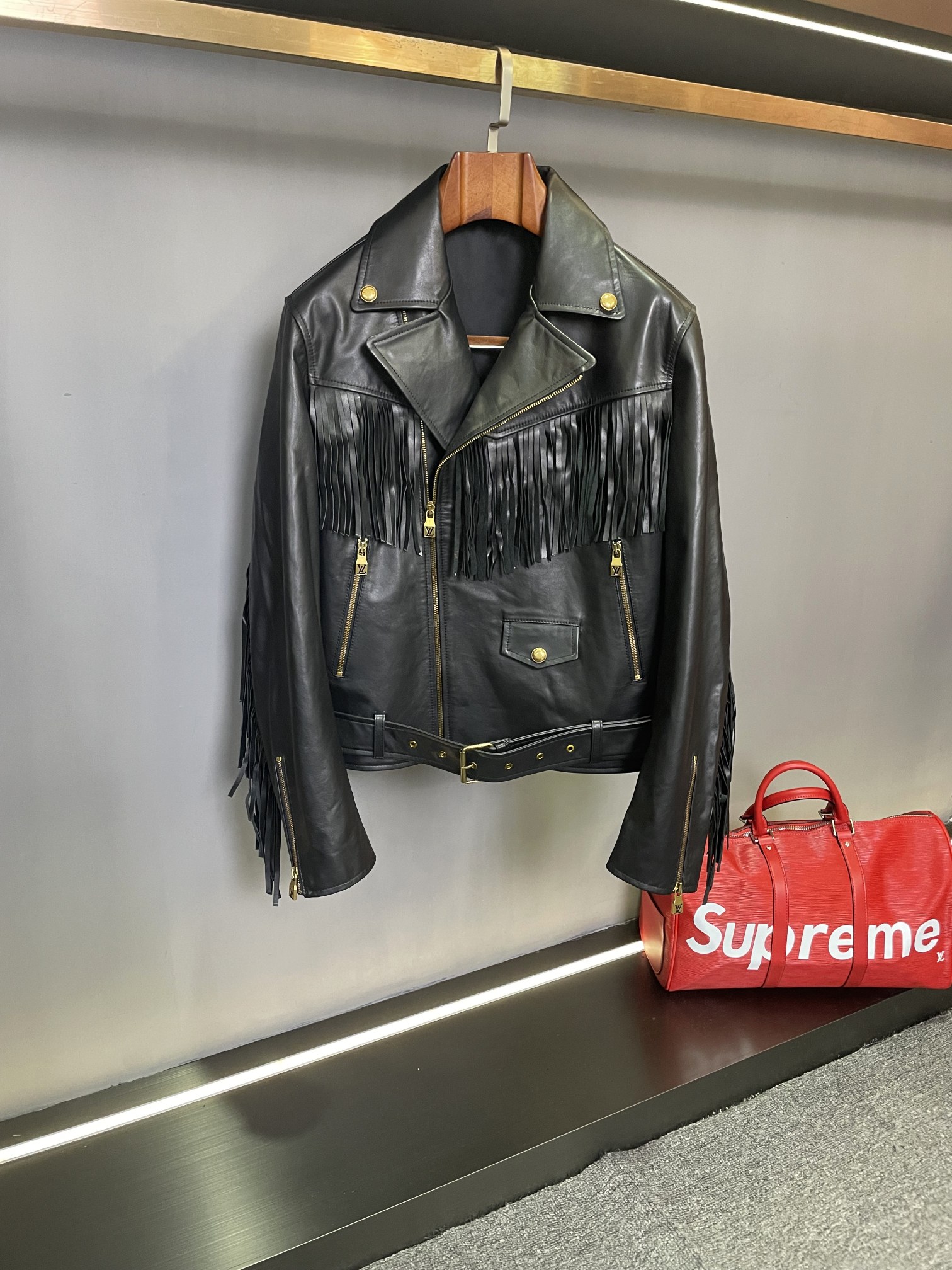 NO:772992,Louis Vuitton LV 1826 new spring and summer sheepskin motorcycle jacket is an excellent fusion of classic and fashion. Among the bright stars in the fashion field, Louis Vuitton 2026 new sheepskin motorcycle jacket is like a dazzling superstar.  This motorcycle jacket from Lvjia carefully selects black sheepskin imported from Australia, ensuring excellent quality from the source. Each piece of sheepskin is as if it has been carved by time, exuding a delicate and luxurious atmosphere. Its most eye-catching highlight is the large-area sheepskin tassel design on the whole body. The tassels hanging down like a waterfall show a smart rhythm with the wearer's every move, seeming to tell a free and unrestrained fashion story.  Look at the exquisite brass hardware, which is like the finishing touch. They not only show the tough quality, but also perfectly match the black sheepskin, adding a retro and luxurious color to the entire motorcycle suit. Whether you are riding on the urban streets or attending a fashion feast, this LV sheepskin motorcycle suit will be your best choice to show your unique charm and extraordinary taste. Size 46-56,, louis vuitton, louis vuitton, louis  vuitton,louis vuitton,sheepskin,Top Customize119860909路易威登 LV 1826春夏新款羊皮机车服经典与时尚的卓越融合  在时尚领域的璀璨星河中,路易威登 2026新款羊皮机车服宛如一颗耀眼的巨星.  驴家这款机车服严选澳洲进口黑色羊皮,从源头上确保了品质的卓越.每一块羊皮都如同被时光雕琢过一般,散发着细腻而奢华的气息.其最为瞩目的亮点,在于全身大面积的羊皮流苏设计.那如瀑布般垂落的流苏,随着穿着者的一举一动,展现出灵动的韵律,似在诉说着自由奔放的时尚故事.  再看那精致的黄铜五金件,宛如点睛之笔.它们不仅彰显出坚韧的品质,更与黑色羊皮完美搭配,为整件机车服增添了一抹复古而华贵的色彩.无论是驰骋于都市街头,还是现身时尚盛宴,这款LV羊皮机车服都将成为您展现独特魅力与非凡品味的不二之选. 码数46-56,,louis vuitton,louis vuitton,louis vuitton,louis vuitton,sheepskin,Top Customize1,Men's clothing