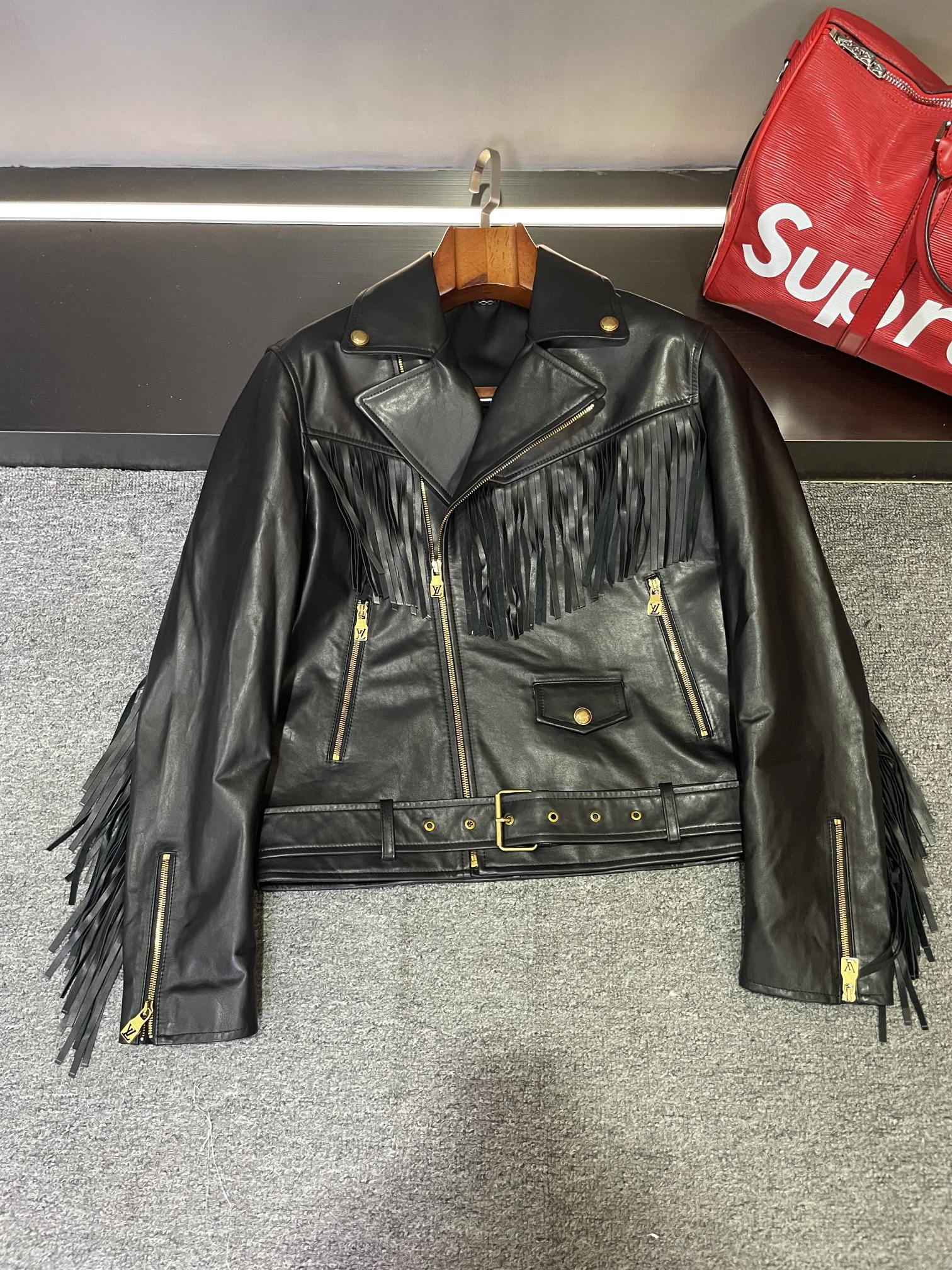 NO:772036,LV Louis Vuitton 2026 motorcycle suit tiling details LV’s motorcycle suit has so many highlights!  The large-area sheepskin tassel design on the whole body is like being endowed with magic. Each tassel sways with your movements, as if telling a story of freedom and uninhibitedness. Moreover, there are also brass hardware blessings. The exquisite hardware shines with a unique light against the black sheepskin, instantly enhancing the overall sense of fashion and high-end.  Wear it and you will be the coolest fashionista on the street. No matter where you go, you can easily attract everyone's attention and become the center of attention. Size S-3XL,,louis vuitton,louis vuitton,sheepskin,Top Customize119860909LV 路易威登 2026年机车服平铺细节图  LV这件机车服的亮点简直多到爆！全身大面积的羊皮流苏设计,就像被赋予了魔法一样,每一根流苏都随着你的动作摇曳生姿,仿佛在诉说着自由与不羁的故事.而且,还有黄铜五金件加持呢,那精致的五金在黑色羊皮的映衬下,闪耀着独特的光芒,瞬间提升了整体的时尚感和高级感.  穿上它,你就是街头最炫酷的时尚达人,无论走到哪里,都能轻松吸引众人的目光,成为焦点中的焦点. 码数S-3XL,,louis vuitton,louis vuitton,sheepskin,Top Customize1,Men's clothing