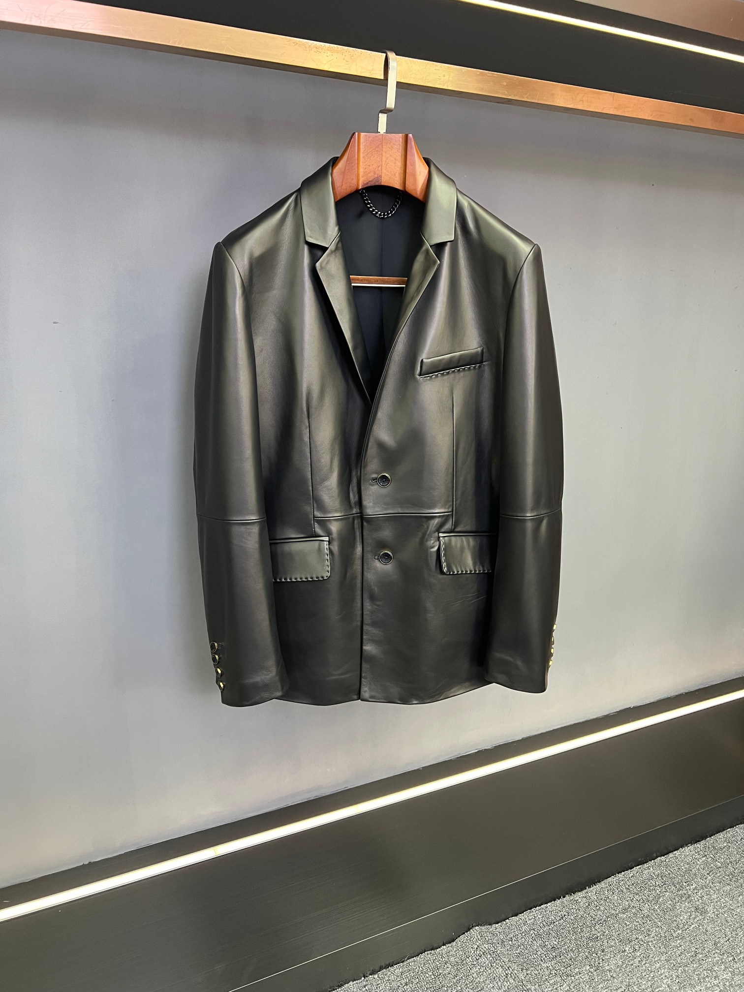 NO:772054,2026 spring and summer LV Louis Vuitton's new leather trade strong suit jacket makes a shocking debut!   Dear friends, in the ever-changing fashion, there are always some works that can break through the conventions and become eternal classics. The 2026 LV new leather trade strong suit jacket is such an extraordinary work, it can be called a big hard product that cannot be missed in the fashion circle this year!   Gold uncoated lambskin, top quality presentation. This suit jacket is made of gold uncoated lambskin. The lambskin itself has a tight fiber structure.  , the leather made is soft and delicate, has excellent elasticity, is comfortable to wear and fits the body shape. No coating treatment retains the natural texture and luster of the leather, and every wrinkle and texture shows its natural beauty, bringing a unique wearing experience. Touch it lightly and you can feel its delicacy and softness, as if you are in close contact with nature, showing a luxurious texture. Moreover, the lambskin has good breathability, and you will not feel stuffy even if you wear it for a long time. Original hardware accessories are molded, and the details highlight the quality.  We insist on the ultimate pursuit of quality, and even the hardware accessories are made from original molds. From buttons to zippers, every metal component is carefully crafted with thick texture, excellent gloss, and smooth opening and closing. The hardware surface has been specially treated to not only be wear-resistant and scratch-resistant, but also maintain a bright color for a long time, without fear of the wear and tear of daily use. The buttons are exquisitely carved, and the teeth of the zippers are tight and neat. Every detail demonstrates the excellent craftsmanship and extraordinary taste of the LV brand.  Whether it is business negotiations, dinner parties, or daily travel, this 2026 spring and summer LV new leather trade strong suit jacket can be easily worn, helping you become the focus of any occasion, showing an extraordinary fashion attitude and confident style. This opportunity is rare and should not be missed. Hurry up and add it to your wardrobe to start your own fashion journey!  Size M-3XL,,louis vuitton,louis vuitton,jackets & coats,leather jacket,business suit,sheepskin,Top Customize1198609092026春夏 LV 路易威登新款皮衣贸易强货西装外套,震撼登场！  尊贵的朋友们,在时尚的风云变幻中,总有一些作品能突破常规,成为永恒的经典.2026 LV新款皮衣贸易强货西装外套,正是这样一件超凡之作,堪称本年度时尚圈不可错过的大硬货！  金装无涂小羊皮,顶级质感呈现 这款西装外套选用金装无涂小羊皮,小羊皮本身纤维结构紧密 ,制成的皮革柔软细腻,弹性上佳,穿起来舒适又贴合身形.无涂饰处理保留皮料天然纹理和光泽,每一处褶皱、每一道纹理都尽显自然之美,带来独一无二的穿着体验.轻轻触摸,能感受到它的细腻与柔软,仿佛是与大自然亲密接触,尽显奢华质感.而且,小羊皮透气性良好,即便是长时间穿着,也不会感到闷热.  原版五金辅料开模,细节彰显品质 我们坚持对品质的极致追求,就连五金辅料也采用原版开模.从纽扣到拉链,每一个金属部件都精心打造,质感厚重,光泽度上佳,开合顺畅无阻.五金表面经过特殊处理,不仅耐磨防刮,还能长久保持亮丽色泽,无惧日常使用的磨损.纽扣的雕花精致入微,拉链的齿牙紧密整齐,每一处细节都彰显着LV品牌的卓越工艺与不凡品味.  无论是商务洽谈、晚宴派对,还是日常出行,这款2026春夏 LV新款皮衣贸易强货西装外套都能轻松驾驭,助您在任何场合都成为焦点,展现非凡的时尚态度与自信风采.机会难得,不容错过,赶紧将它收入您的衣橱,开启属于您的时尚之旅！ 码数 M-3XL,,louis vuitton,louis vuitton,jackets & coats,leather jacket,business suit,sheepskin,Top Customize1,Men's clothing