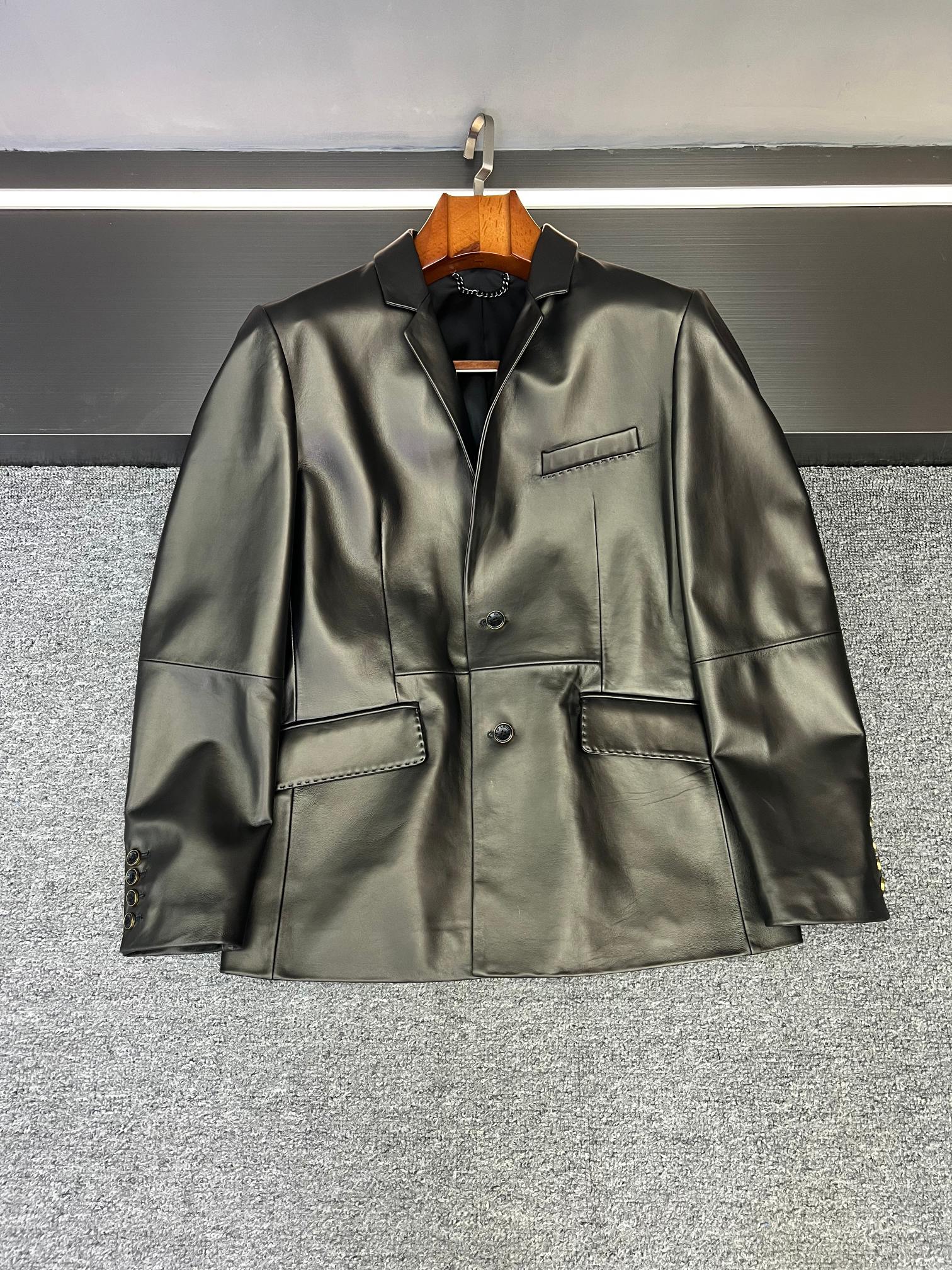 NO:772063,The new LV suit that has been questioned all the way is ridiculously handsome. My family, today I have to share with you a fashion killer that makes me crazy at first sight - the 2026 LV new leather trade strong suit jacket!  It is no exaggeration to say that this is definitely a truly outstanding product and can be called a great item in the wardrobe.  Let’s talk about this gold uncoated lambskin first. It feels as delicate as stroking clouds without losing the tough texture of leather. Every inch of the leather exudes natural luster, which is the soul of LV quality. When you put it on, it instantly rises to several levels and gives you a sense of luxury. Moreover, this kind of lambskin is extremely breathable, so you won’t feel stuffy even if you wear it for a long time, and the comfort level is straight away~  Looking at the original hardware accessories, they are all custom-made from molds. Every button and zipper is exactly the same as the original version at the counter. It opens and closes smoothly and has a full texture. The gloss of the hardware is just right, not too ostentatious, but also shows the quality and style in the details, and the exquisiteness is exquisite.  The shape of this suit jacket is unique, with neat tailoring, smooth lines, and a perfect fit for the body shape. Whether it is worn with jeans for a casual and fashionable style, or with trousers for formal occasions, there is no pressure. It can easily become the focus of the audience and easily control various occasions. It is truly fashionable and versatile and looks good on anyone who wears it. If you are also looking for a fashion item that can make you stand out, this new LV leather suit jacket is a must-have!  Believe me, it will definitely become the most worn and favorite item in your wardrobe~ Size M-3XL,,louis vuitton,jeans,jackets & coats,leather jacket,business suit,sheepskin,Top Customize119860909被追问一路的LV新款西装,帅到离谱  家人们,今天必须给你们分享一件让我一眼就疯狂心动的时尚大杀器——2026 LV新款皮衣贸易强货西装外套！毫不夸张地说,这绝对是真正冒尖儿的好货色,堪称衣柜里的大硬货  先讲讲这金装无涂小羊皮,触感细腻得像在抚摸云朵,却又不失皮革的坚韧质感.每一寸皮料都散发着天然的光泽,这可是LV品质的灵魂所在,穿上身瞬间提升好几个档次,高级感扑面而来.而且这种小羊皮透气性超绝,哪怕长时间穿着也不会觉得闷热,舒适度直接拉满~  再看这原版五金辅料,都是开模定制,每一颗纽扣、每一处拉链,都和专柜原版一模一样,开合顺滑,质感满满.五金的光泽度恰到好处,既不会过于张扬,又在细节处彰显着品质与格调,精致感拿捏得死死的.  这款西装外套的版型更是一绝,利落的剪裁,流畅的线条,完美贴合身形,无论是搭配牛仔裤打造休闲时髦风,还是配上西裤出席正式场合,都毫无压力,轻松成为全场焦点,轻松驾驭各种场合,真正做到了时尚百搭,谁穿谁好看  如果你们也在寻觅一件能让自己脱颖而出的时尚单品,这款LV新款皮衣西装外套闭眼入！相信我,它一定会成为你衣柜里最常穿、最爱不释手的那件宝贝~  码数M-3XL,,louis vuitton,jeans,jackets & coats,leather jacket,business suit,sheepskin,Top Customize1,Men's clothing