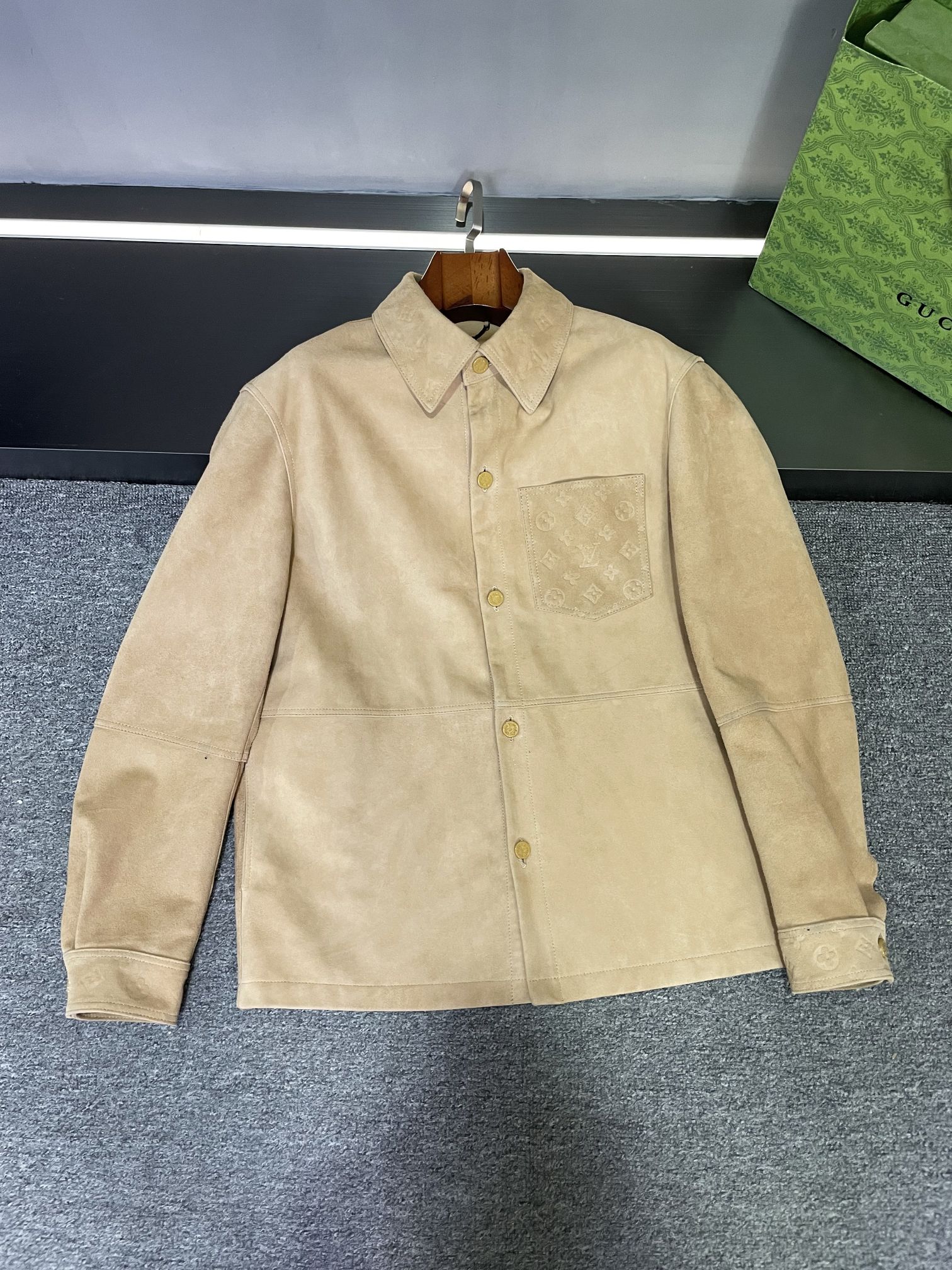 NO:772076,Detailed picture of Louis Vuitton LV 26 spring and summer men's suede sheepskin jacket. The khaki suede sheepskin imported from Australia is selected. Every inch of the texture tells the encounter of nature and luxury. The unique coating process eliminates the lining, allowing a direct dialogue between the skin and the texture. The light touch reveals the ultimate pursuit of quality.  The shape of the shirt is neat and versatile. Whether it is a casual stroll on the urban streets or a calm response to a business occasion, it can be perfectly adapted to show your unique taste. On the collar and cuffs, LV's classic five-flower LOGO is embossed in a low-key and luxurious manner, inadvertently revealing the brand's charm, as if softly telling the legendary story of a century of fashion.  Wearing it not only keeps you warm, but also an external manifestation of your identity and style. This autumn and winter, let Louis Vuitton lead the fashion trend with you and become the focus of attention on the streets. Size 48-56,,louis vuitton,louis vuitton,jackets & coats,shirts,sheepskin,Top Customize119860909路易威登 LV 26春夏男士反绒羊皮外套平铺细节图  精选澳洲进口卡其色反绒绵羊皮,每一寸纹理都诉说着自然与奢华的邂逅.独特的镀膜工艺,舍弃里布,让肌肤与质感直接对话,轻触间,尽是对品质的极致追求.  衬衫版型,利落百搭,无论是都市街头的随性漫步,还是商务场合的从容应对,它都能完美适配,彰显你的独特品味.  领子与袖口处,LV 经典的五花 LOGO 压花低调而奢华地呈现,不经意间展露品牌魅力,仿佛在轻声诉说着百年时尚的传奇故事.  穿上它,不只是保暖,更是一种身份与格调的外在彰显.这个秋冬,让路易威登伴你引领时尚潮流,成为街头巷尾瞩目的焦点.  码数48-56,,louis vuitton,louis vuitton,jackets & coats,shirts,sheepskin,Top Customize1,Men's clothing