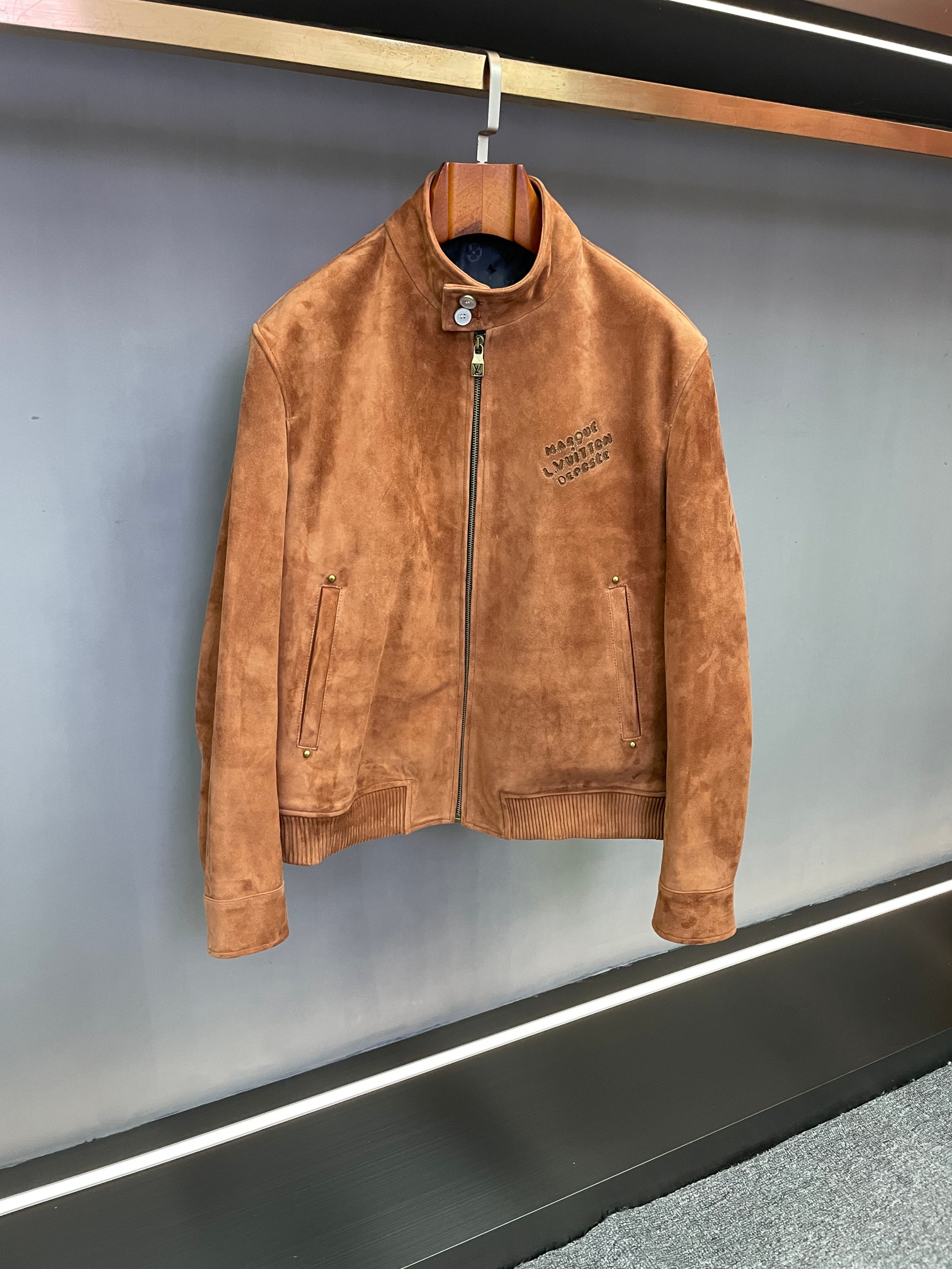 NO:773007,LV Louis Vuitton's 2026 early spring new men's suede sheepskin jacket redefines gentry style. Lujia's 2026 early spring new men's suede sheepskin jacket makes a shocking debut. It is a blend of classics and innovation, and every detail demonstrates the brand's profound heritage and outstanding ingenuity.  This jacket from Lujia is made of brown suede sheepskin imported from New Zealand. The leather is fine and soft, with natural luster and texture. It is not only skin-friendly to the touch, but also has excellent wear resistance. It can gradually form a unique 'skin texture memory' during daily wear, witnessing every exciting journey you take.  The high collar design is a highlight of this jacket, which not only continues Louis Vuitton's keen insight into fashion, but is also practical. The high collar can effectively resist the cold wind and bring you warmth and care in autumn and winter. At the same time, the simple and smooth lines create a neat and capable image. Whether it is a business negotiation or a casual gathering, it can make you confident and show your extraordinary temperament. The eye-catching LV on the chest  LOGO embroidery uses exquisite craftsmanship, the embroidery threads are even and fine, and the colors are full and lasting. It presents the brand logo in an artistic form, showing luxury in a low-key manner. It inadvertently becomes the focus of the visual, and is a symbol of your identity and taste.  From material selection to production, every process embodies the efforts and wisdom of Louis Vuitton craftsmen, strictly following the brand's high-quality standards. This jacket is not only a piece of clothing, but also a fashionable work of art, integrating Louis Vuitton's persistent pursuit of fashion and unremitting insistence on quality. In this autumn and winter, wear Louis Vuitton's new suede sheepskin jacket and start your own fashion journey with a unique fashion attitude. Size 48-58.,, louis vuitton, louis  vuitton,louis vuitton,louis vuitton,jackets & coats,sheepskin,Top Customize119860909LV 路易威登 2026早春新款男士反绒羊皮夹克,重新定义绅贵风范.  驴家2026早春新款男士反绒羊皮夹克震撼登场,它是经典与创新的交融,每一处细节都彰显着品牌的深厚底蕴与卓越匠心.  驴家这款夹克精选新西兰进口棕色反绒羊皮,皮质细腻柔软,拥有自然的光泽与质感,不仅触感亲肤,更具备出色的耐磨性,在日常穿着中能逐渐形成独特的“皮纹记忆”,见证您的每一段精彩旅程.  高领设计是这款夹克的一大亮点,既延续了路易威登对时尚的敏锐洞察,又兼具实用性.高领能够有效抵御寒风侵袭,为您在秋冬季节带来温暖呵护；同时,简洁流畅的线条塑造出利落干练的形象,无论是商务洽谈还是休闲聚会,都能让您自信满满,展现非凡气质.  胸前醒目的LV LOGO绣花,采用精湛工艺,绣线均匀细密,色彩饱满持久,将品牌标识以艺术化的形式呈现,低调中尽显奢华,不经意间成为视觉焦点,是您身份与品味的象征.  从选材到制作,每一道工序都凝聚着路易威登工匠们的心血与智慧,严格遵循品牌的高品质标准.这款夹克不仅是一件衣物,更是一件时尚艺术品,融入了路易威登对时尚的执着追求和对品质的不懈坚守.  在这个秋冬,穿上路易威登新款反绒羊皮夹克,以独特的时尚态度,开启属于您的潮流之旅 . 码数 48-58.,,louis vuitton,louis vuitton,louis vuitton,louis vuitton,jackets & coats,sheepskin,Top Customize1,Men's clothing